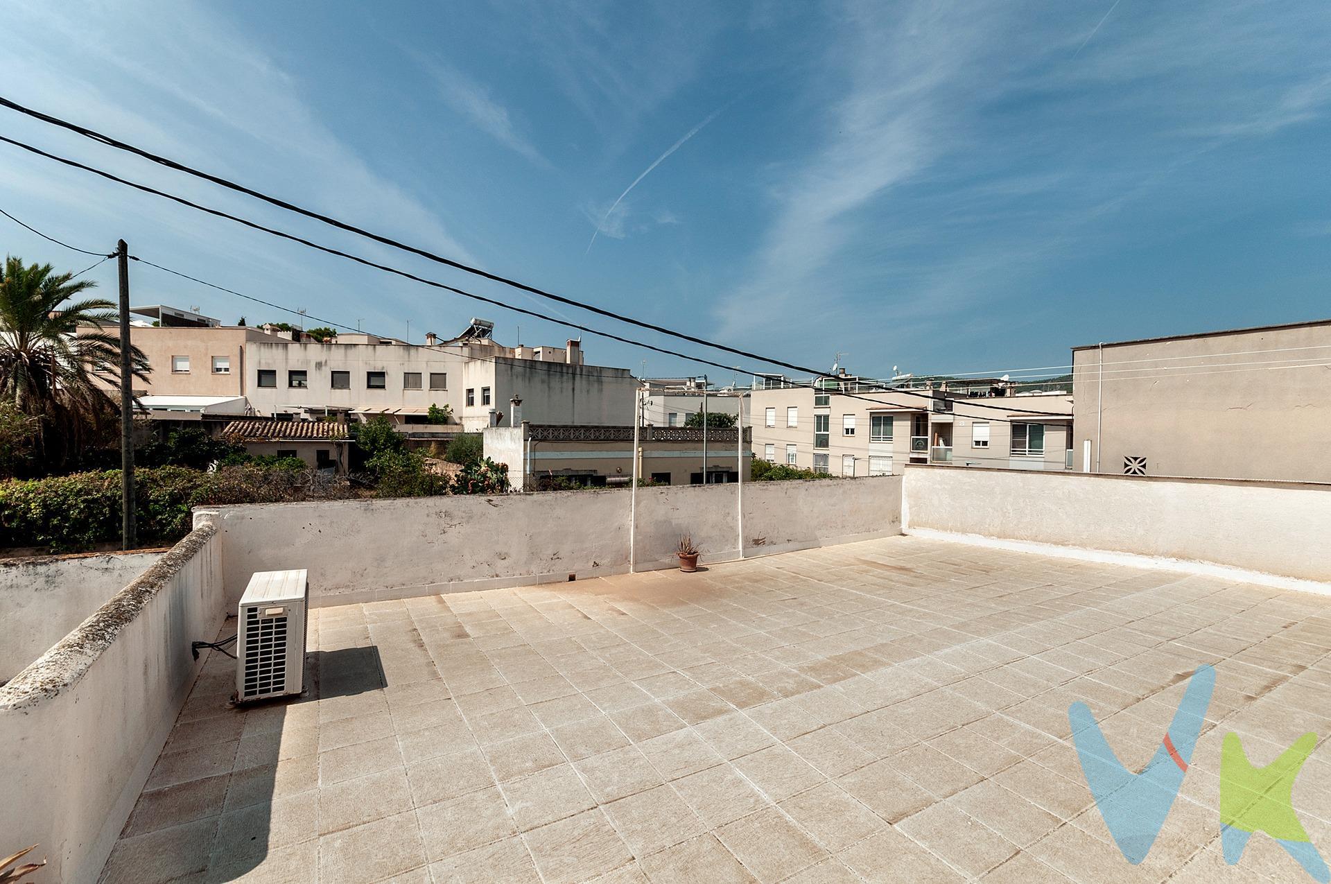 ¡Oportunidad única! Encantadora Planta Baja Techo Libre en Son Rapinya, Palma de Mallorca. Te presentamos esta planta baja techo libre situada en la tranquila zona residencial de Son Rapinya, en Palma de Mallorca. Con una  superficie de 89 m² y un trastero adicional de 22 m² en la cubierta, esta vivienda es perfecta para quienes buscan espacio, confort y la tranquilidad de un entorno familiar. La propiedad cuenta con 3 habitaciones dobles,  1 baño completo y  bomba frío/calor para tu comodidad. Ubicación inmejorable: Situada en la zona de colegios de Palma, esta vivienda está rodeada de todas las facilidades que necesitas para tu día a día. Disfruta de la proximidad a centros médicos, colegios, parques y supermercados, todo en un entorno residencial tranquilo y excelentemente conectado. Ideal para familias: Esta planta baja es la opción perfecta para quienes buscan un hogar en una zona segura y bien comunicada, donde la vida en familia se disfruta al máximo. ¡No dejes pasar esta oportunidad! Solicita más información y agenda una visita para conocer tu próximo hogar. *Este inmueble se comercializa mediante el sistema VentaPlus de ABSI ( Agrupación Balear de Servicios Inmobiliarios ) y Ia agencia comercializadora ha supervisado Ia documentación necesaria para Ia compraventa". 