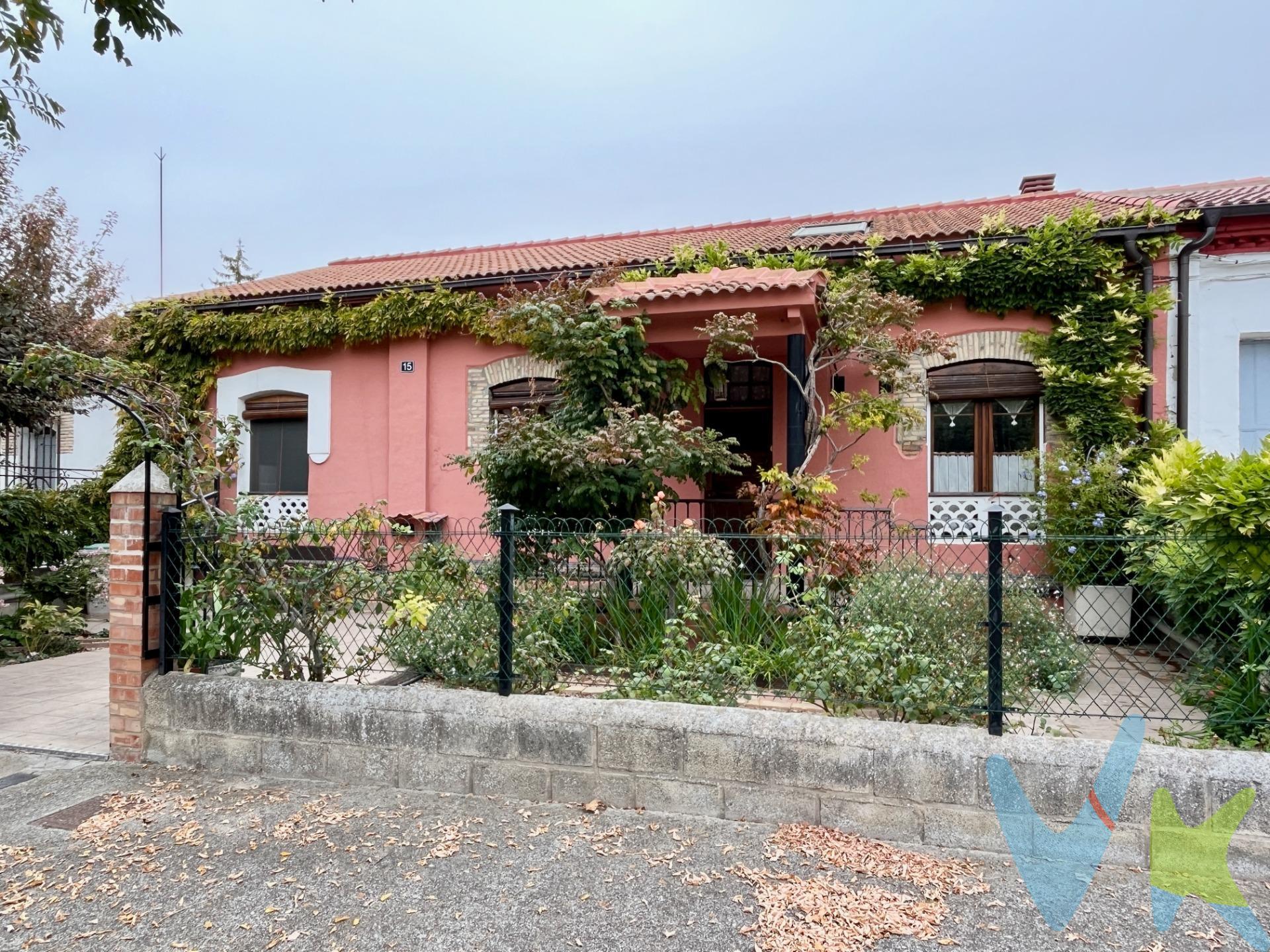 Descubre este encantador adosado ubicado en el corazón del pintoresco barrio de la Azucarera, Marcilla. Esta propiedad destaca por su superficie construida de 151 m² y una distribución funcional que ofrece comodidad y estilo. La casa cuenta con tres luminosas habitaciones dobles, ideal para familias o como espacio extra para huéspedes. El salón se complementa con una cocina reformada equipada con despensa y comedor; además, tendrás acceso a una buhardilla lista para personalizar según tus necesidades, el tejado ha sido completamente restaurado y su estructura es de hormigón y acero. La conservación es excelente gracias al cuidado constante que ha recibido: ventanas restauradas equipadas con doble vidrio garantizan tranquilidad y confort ambiental mientras las mosquiteras protegen tu hogar contra insectos molestos. Sal al patio interior donde podrás disfrutar del aire libre junto a un acogedor txoko perfecto para reuniones familiares o asados entre amigos; aquí también encontrarás barbacoa, aseo adicional e incluso un taller y un gran trastero muy útiles. Sin olvidar mencionar la caldera de gasoil mantenida meticulosamente revisada cada año.Llena estos espacios exteriores verdes convirtiéndolos en tu huerta privada (384m2) dotada sistema automático riego y caseta de aperos ¡No pierdas esta oportunidad única! Este adosado tiene todo lo necesario tanto dentro como fuera. (datos meramente informativos , sin valor contractual. Gastos e impuestos no incluidos)