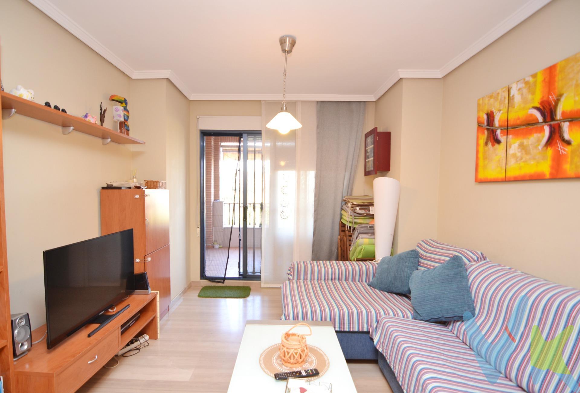 Bajo Único, con Terraza Jardín de 125 m2. Descubre esta exclusiva vivienda en Punta de Raset, una de las mejores zonas de Denia. Ubicado en una urbanización de ensueño con tres piscinas, parque infantil y acceso adaptado para personas con movilidad reducida y lo más importante es que está a 800 m de la Playa Escollera Norte en el  puerto de Denia. 🔹 Características destacadas:. JARDÍN DE 125M2. VIVIENDA DE 100M2. ✅ Luz natural en cada rincón. ✅ Dormitorio principal en suite con baño completo y armario empotrado. ✅ 2º Dormitorio con armario empotrado. ✅ 2º Baño completo. ✅ Cocina independiente totalmente equipada y con salida a patio. ✅ Ventanas de doble acristalamiento para máximo confort. ✅ Puerta blindada para tu tranquilidad. ✅ Terraza con acceso desde el salón. ✅ Plaza de garaje incluida. 📍 Ubicación inmejorable, rodeada de servicios y a pocos minutos de la playa. 📩 ¡No dejes pasar esta oportunidad! Contáctanos para más información o agenda tu visita hoy mismo. El comprador tendrá un coste adicional correspondiente al servicio de gestión, asesoramiento y acompañamiento en todo el proceso de compra. Dicho importe, el mobiliario, la decoración y los impuestos no están incluidos en el precio publicado.