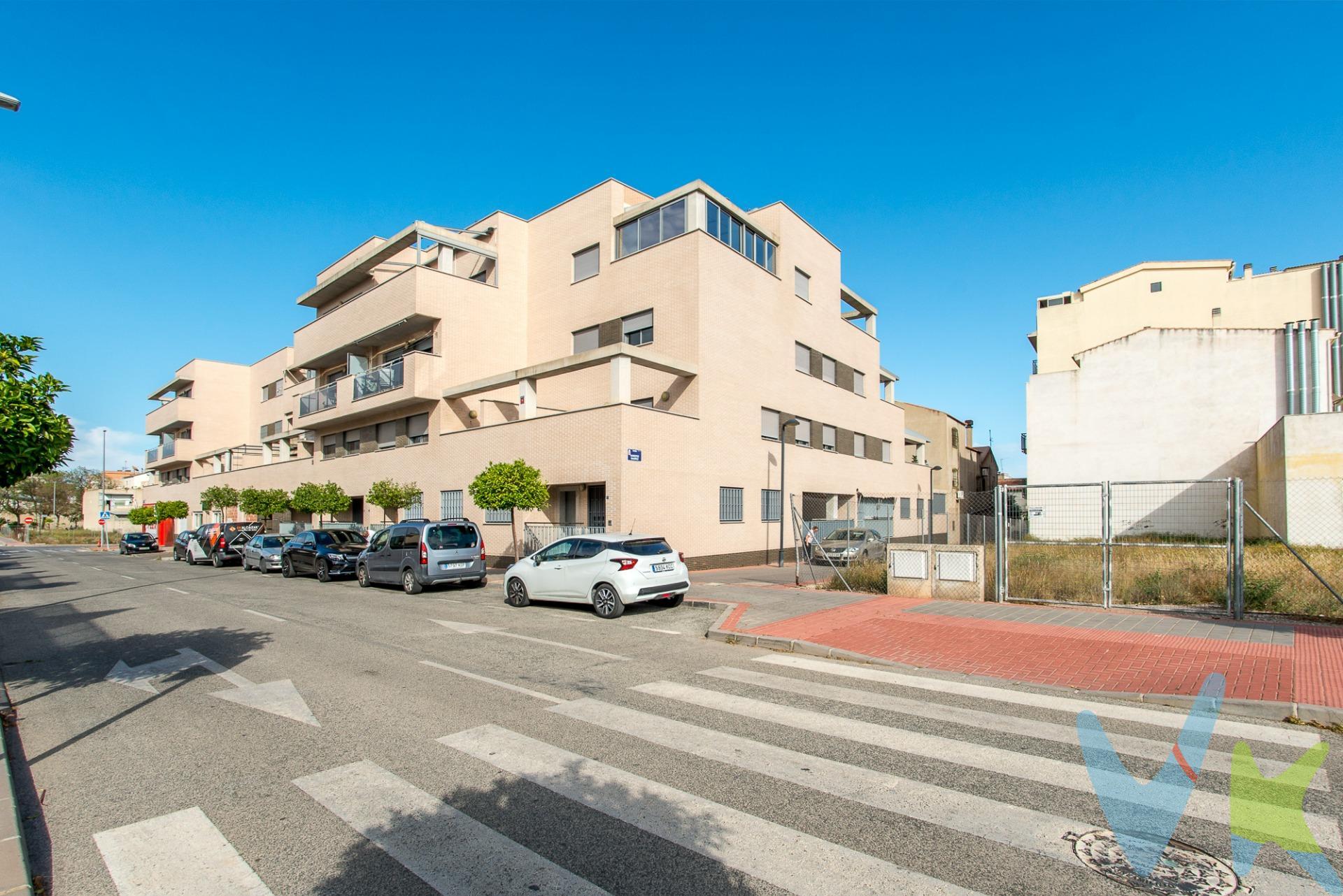 Crea el hogar que siempre has soñado en este piso en la mejor zona del Cabezo de Torres que se asoma de forma privilegiada a la piscina y el parque infantil comunitarios.  . Nos recibe su completo y coqueto salón, y se extiende a la bonita cocina de diseño totalmente equipada que cuenta con el desahogo de su amplia y necesaria galería. Dos baños, dos dormitorios, con doble armariada el de matrimonio y tercera estancia habilitada como despacho y sala de juegos. Todo exterior, y calidades de primera con tarima, climalit, pintura lisa, aire acondicionado por conductos y puerta blindada. Y para que nada falte, hay que sumarle plaza de garaje y trastero. No te lo pienses, es un piso que no puedes dejar pasar. Ven a verlo, porque es perfecto para ti…. Para terminar, te queremos comentar algo: ¡Descubre una aventura inmobiliaria que combina calidad, pasión y profesionalidad! La confianza que los propietarios han depositado en nosotros es un testimonio de nuestro compromiso en brindarte un servicio excepcional. Aquí viene el detalle especial: al contactarnos directamente, evitarás molestarlos, nosotros seremos tus intermediarios y te proporcionaremos toda la asistencia necesaria. Estamos aquí para facilitarte la documentación e información que requieras, y te prometemos un trato cálido y sin complicaciones. Te informaremos detalladamente de todos los aspectos, incluyendo gastos de la compra y honorarios de agencia que no están incluidos en el precio, para garantizar tu comodidad y tranquilidad durante todo el proceso.  Esa es nuestra esencia, proporcionarte #Calma: “Estado ideal de tranquilidad que tendrás al comprar tu casa con nosotros”. Queremos que sepas que tanto la descripción del inmueble como las imágenes que ves son valiosas referencias informativas, en ningún caso tienen carácter contractual. Asimismo, el precio ha sido designado por la propiedad por lo que podría sufrir variaciones y no sería vinculante hasta que se formalice en contrato de compraventa. * ¡Oye, agente inmobiliario! Si estás leyendo este texto y te gusta, te desafiamos a ser creativo y sorprendernos con una adaptación original. ¡Nada de copiar y pegar, queremos ver tu ingenio en acción! Así que prepárate para darle un toque único y cautivador a estas palabras. Estamos ansiosos por ver cómo le das vida a este mensaje con tu propia magia inmobiliaria. ¡Adelante, demuéstranos de qué eres capaz!. 