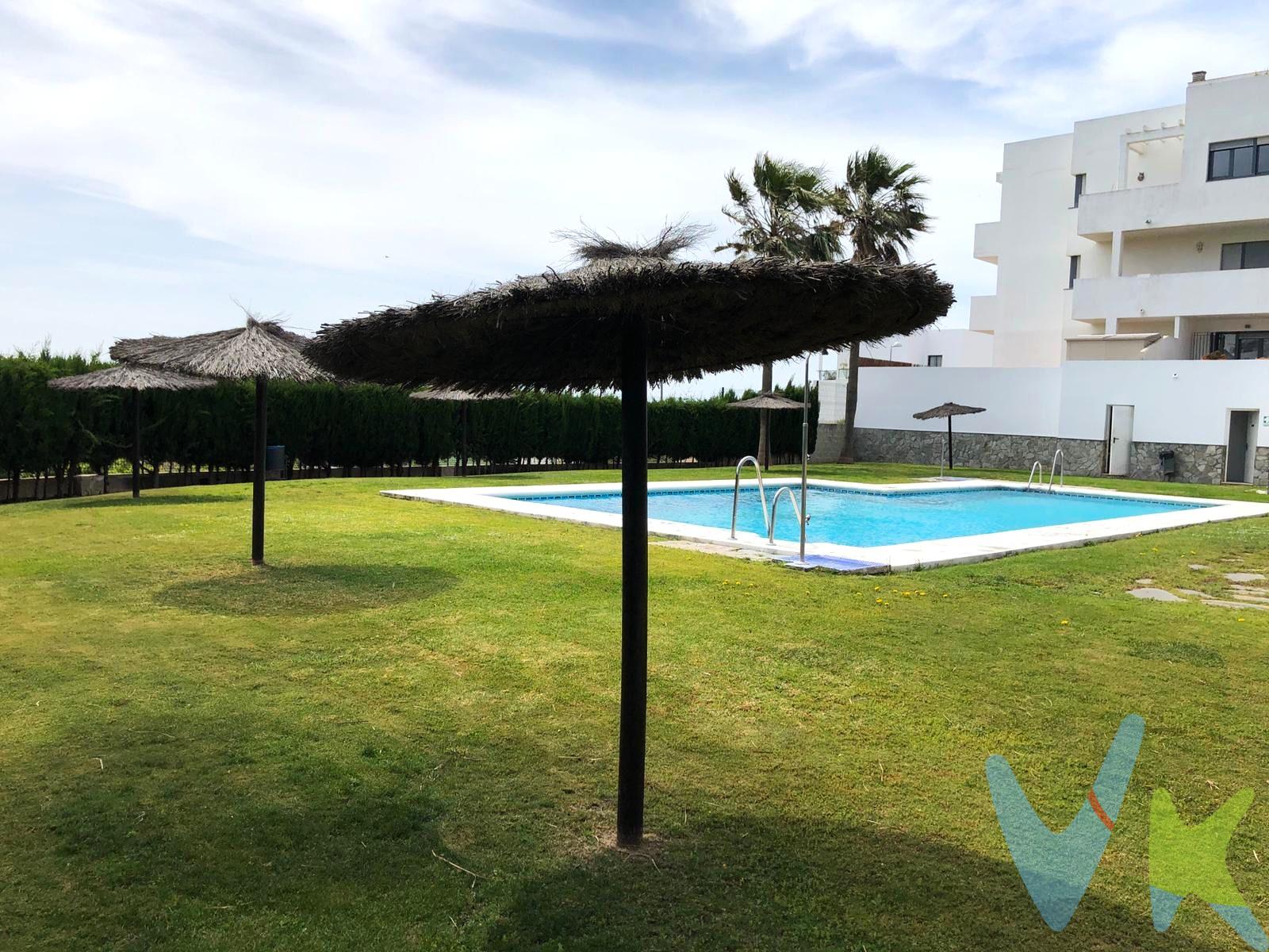Encantador piso en Conil de la Frontera, en excelente ubicación cerca del centro

Presentamos esta acogedora vivienda situada en una de las mejores zonas de Conil de la Frontera, a pocos minutos del centro y rodeada de todos los servicios necesarios para el día a día.

La propiedad cuenta con 2 amplios dormitorios, un baño completo, salón comedor luminoso y una cocina independiente, ideal para quienes valoran el confort y la funcionalidad. Desde la cocina tienes acceso a un pequeño jardín delantero. La vivienda cuenta con una terraza amplia con acceso directo al jardín, creando una conexión ideal entre interior y exterior.

La vivienda forma parte de una comunidad con piscina, ideal para refrescarse en los días de verano, y dispone de plaza de garaje subterránea, lo que añade comodidad y seguridad. Además, incluye calentador eléctrico.

Una oportunidad única para vivir o invertir en uno de los destinos más demandados de la costa gaditana.

El precio de compra no incluye muebles, enseres, vehículos ni electrodomésticos. Disponemos del Documento Informativo Abreviado de la propiedad (Según Decreto 218/2005, del 11 de Octubre) y de Seguro de Caución, para la protección del dinero entregado como señal para la Reserva de una vivienda En cumplimiento del Decreto de la Junta de Andalucía 218 /2015 de 11 de Octubre, se informa al cliente que los gastos notariales, registrales, ITP, honorarios de la Agencia y otros gastos inherentes a la compraventa no están incluidos en el precio.

