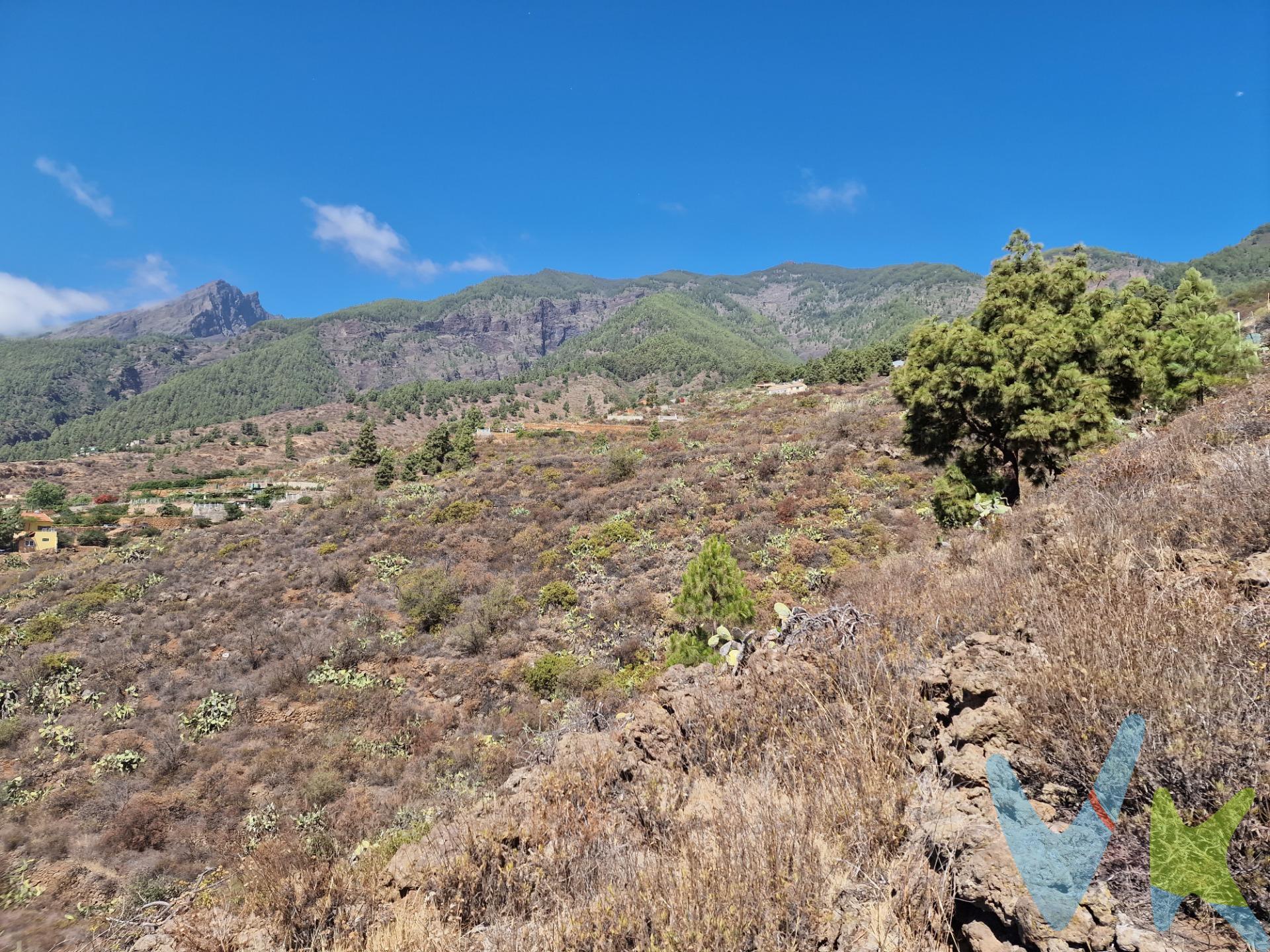 Si estás buscando un lugar tranquilo para iniciar un proyecto de cultivo o simplemente para disfrutar del aire libre, tenemos la oportunidad perfecta para ti. Este terreno rural en Arafo cuenta con una superficie de 2026 m2 y vistas increíbles al mar que te enamorarán a primera vista. Además, este terreno es apto para solicitar agua de riego, lo que te permitirá tener tus cultivos siempre bien hidratados y en las mejores condiciones para crecer. Es el lugar ideal para iniciar un proyecto de agricultura, huerto urbano, o para disfrutar de un estilo de vida tranquilo y relajado. La zona de Arafo es conocida por su clima templado, por lo que podrás disfrutar del sol y del aire libre durante todo el año. Además, se encuentra ubicado en un área de fácil acceso, lo que lo hace perfecto tanto para personas que buscan un lugar para descansar y relajarse, como para aquellas que buscan invertir en una propiedad en una zona con gran potencial de desarrollo. No pierdas la oportunidad de hacer realidad tus proyectos en este maravilloso terreno. Contáctanos ahora para más información y para programar una visita. Te aseguramos que no te arrepentirás de invertir en este increíble terreno en Arafo con vistas al mar. ¡Te esperamos!