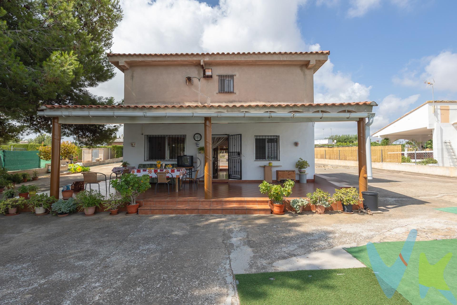 Te presento una casa que enamora desde el primer instante. Meticulosamente cuidada, esta vivienda es el lugar perfecto para disfrutar en familia de la naturaleza y la libertad que ofrece un amplio y verde espacio. La casa, de dos plantas, es luminosa y cómoda, y está situada en un extenso terreno de 2720 m² con acceso a dos calles. Planta baja:. Al entrar, serás recibido por un amplio y acogedor salón comedor, ideal para reuniones familiares y momentos de relajación. El diseño abierto y luminoso crea un ambiente cálido y agradable. En esta planta también se encuentra un baño completo, convenientemente ubicado, y un dormitorio doble que ofrece un espacio tranquilo y privado para los invitados o los miembros de la familia que prefieran estar en la planta baja. Primera planta:. Subiendo las escaleras, descubrirás varios dormitorios espaciosos, cada uno con su propio carácter y encanto. Estos dormitorios son perfectos para una familia grande o para recibir a amigos y familiares. Además, encontrarás una sala de estar, un lugar ideal para disfrutar de momentos de tranquilidad o para actividades recreativas. Completa esta planta un baño completo, equipado con todas las comodidades necesarias. Exterior:. El exterior de esta propiedad es un verdadero oasis. La piscina es el lugar perfecto para refrescarse durante los calurosos días de verano, mientras que la cocina de verano está diseñada para preparar deliciosas paellas y disfrutar de comidas al aire libre con amigos y familiares. La propiedad cuenta con dos porches estratégicamente ubicados para que puedas disfrutar del sol en cualquier estación del año, proporcionando sombra en verano y calidez en invierno. El extenso terreno ofrece un amplio espacio para aparcar varios vehículos, y está adornado con árboles frutales que no solo embellecen el lugar, sino que también te proporcionarán frutas frescas de temporada. Además, cuenta con una pequeña huerta donde podrás cultivar tus propios vegetales, fomentando un estilo de vida saludable y sostenible. Para mayor comodidad, la propiedad incluye un garaje, asegurando que tus vehículos estén protegidos y a buen resguardo. Esta casa es más que una vivienda; es un refugio de paz y comodidad, diseñado para vivir momentos inolvidables en un entorno natural privilegiado. Aquí, cada rincón ha sido pensado para ofrecerte una experiencia de vida única, combinando la tranquilidad del campo con todas las comodidades modernas. Ven y descubre el lugar donde tus sueños se harán realidad. La descripción del presente inmueble e imágenes tienen mero carácter informativo y en ningún caso carácter contractual, pudiendo ser modificados por la inmobiliaria comercializadora sin que ello implique responsabilidad alguna frente a terceros. En el precio de venta a público, esta propiedad NO incluye los gastos de adquisición (Notario, registro, gestión, honorarios, etc…). 