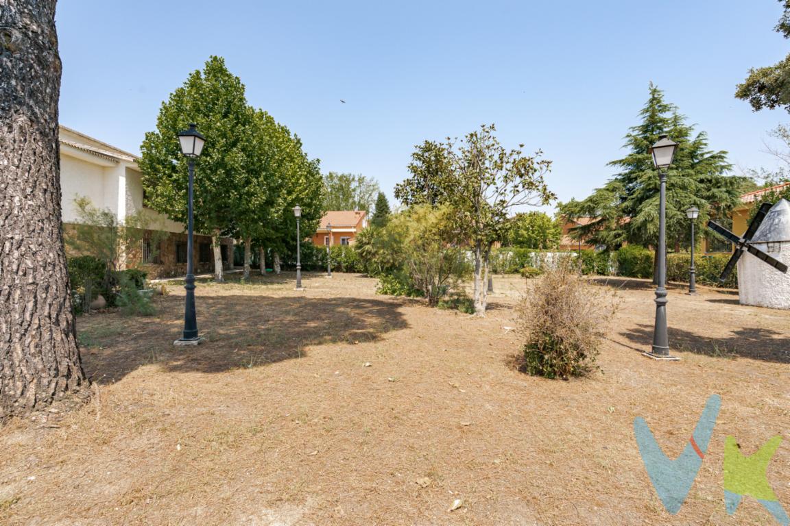 Se presenta una oportunidad única en el corazón de Chapinería: una finca impresionante de 910 m2 que promete ser el lugar perfecto para edificar el hogar de sus sueños. Ofrecemos en exclusiva una parcela edificable  364 metros cuadrados situada en una ubicación excelente, que combina lo mejor del entorno natural con la comodidad de los servicios modernos.Este terreno, cuidadosamente delimitado, garantiza la privacidad que busca, al tiempo que se encuentra a solo minutos del centro del municipio. La finca se encuentra completamente cerrada, ofreciendo una sensación de seguridad y tranquilidad a sus futuros propietarios. Las conexiones de electricidad, agua y alcantarillado ya están instaladas, asegurando un proceso de construcción más sencillo y eficiente. Esta característica, rara de encontrar, facilita la planificación de las obras, brindándole una ventaja significativa al iniciar su proyecto de construcción. Imagine construir una vivienda que se adapte a sus necesidades y estilo de vida en una localidad que combina la belleza del paisaje natural con un acceso rápido a Madrid.Los valores que definen el volumen máximo edificable es el siguiente:  Edificabilidad máxima sobre parcela neta: 0,40 m2/m2.Altura máxima : 6,50 metros.Altura a la cumbrera: 8,50 metros.Número  máximo   de   plantas:  2   (baja   más   primera),   más aprovechamiento bajo cubiertaLa localización es inmejorable: se sitúa en una zona con buenos accesos, lo que facilita su desplazamiento tanto hacia el centro urbano como hacia los lugares de interés turístico y recreativo de la Comunidad de Madrid. Además, la cercanía con servicios básicos hace de esta finca una opción práctica y atractiva para familias, parejas o inversores.Ver y sentir el terreno en vivo proporcionará una inspiración que las palabras no pueden describir. Aproveche esta excelente oportunidad de adquirir una propiedad en Chapinería con todas las condiciones necesarias para realizar una obra excepcional. Le esperamos para mostrarle este maravilloso lugar donde comienzan los sueños reales.IMPORTANTE:  En cumplimiento de las obligaciones de información previstas en la Ley 10/2025, de 28 de diciembre, de servicios de atención al cliente y transparencia, así como la normativa sectorial vigente, Se hace constar que en el precio indicado no incluye los gastos e impuestos inherentes a la adquisición, los cuales se desglosan a continuación:Impuesto de Transmisiones Patrimoniales (ITP) se aplicará el tipo impositivo vigente en la Comunidad Autónoma de Madrid, (generalmente al al 6%, sin perjuicio de tipos reducidos aplicables según las circunstancias personales del comprador o a las características del inmueble). El impuesto se devenga sobre el Valor de Referencia del Catastro o el precio de venta, aquel que resulte superior.Gastos de Notaría: Los honorarios notariales se calcularán conforme al arancel oficial regulado en el Anexo I, del Real Decreto 1426/1989, de 17 de noviembre, por el que se aprueba el arancel notarial.Gastos de Registro: La inscripción en el Registro de la Propiedad se facturará según el arancel oficial establecido en el Anexo I, del Real Decreto 1427/1989, de 17 de noviembre, por el que se aprueba el arancel registral.Gastos de gestión (Gestoría): Lo honorarios por la tramitación administrativa, liquidación de impuestos e inscripción registral ascienden a 220 euros (IVA incluido).Honorarios profesionales del vendedor: incluidos en el P. V. P.Honorarios profesionales del comprador: incluidos en el P. V. P.Puede consultar también en el portal oficial de la Agencia Tributaria de Madrid  o consultarnos sin compromiso.  