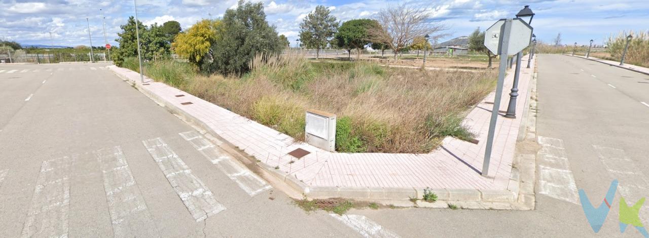 Terreno Urbano en Venta – Favara, Valencia. Descubre esta excelente oportunidad de inversión en Calle de les Tancades, 52 – Favara (Valencia). Se trata de un terreno urbano residencial edificable de 744 m², ubicado en una urbanización planificada con acceso inmediato a todos los servicios básicos: agua, luz, alcantarillado y. alumbrado público. Este solar destaca por estar completamente nivelado, con aceras urbanizadas a su alrededor y una orientación privilegiada que ofrece vistas despejadas a las montañas y al casco urbano de Favara. El entorno es tranquilo, con zonas verdes cercanas y un tejido residencial consolidado, ideal tanto para primera vivienda como para inversión. Características destacadas:. • Superficie: 744 m². • Uso permitido: Residencial edificable. • Calificación urbanística: Suelo urbano. • Servicios: Agua, electricidad, alcantarillado, gas, alumbrado público. • Topografía: Terreno completamente nivelado. • Vegetación: Dispone de 3 árboles pequeños. • Legalidad: Propiedad escriturada, registrada y libre de cargas. • Propiedad: Particular. Ubicación y entorno:. Ubicado en una zona estratégica de Favara, este terreno está rodeado de todos los servicios necesarios: colegios, supermercados, zonas deportivas, centros de salud y buena conexión con vías principales. La urbanización donde se encuentra cuenta con infraestructura desarrollada y planificación urbanística, lo que garantiza un entorno ordenado y de calidad. La descripción del presente inmueble e imágenes tienen mero carácter informativo y en ningún caso carácter contractual, pudiendo ser modificados por la inmobiliaria comercializadora sin que ello implique responsabilidad alguna frente a terceros. En el precio de venta a público, esta propiedad NO incluye los gastos de adquisición (Notario, registro, gestión, honorarios, etc…). 