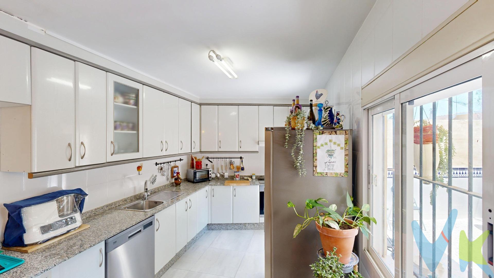 ¡Oportunidad única! Hermoso dúplex con jardín, terraza y amplio potencial – A 10 minutos de la ciudad y a 10 de la playa del portus. Descubre esta acogedora y luminosa vivienda tipo dúplex, ubicada en una zona tranquila y con excelente conexión a la ciudad. Ideal para quienes buscan espacio, comodidad y calidad de vida. Este dúplex ofrece:. 3 dormitorios con opción a ampliar hasta 5, ideal para familias numerosas o quienes necesitan espacios de oficina o estudio, 2 baños completos modernos y funcionales, Amplia cocina dividida en 2 ambientes, perfecta para los amantes de la cocina y la vida familiar. Salón muy espacioso y soleado, con acceso directo al jardín, ideal para reuniones o momentos de relax, patio y jardín privado, donde disfrutar de la tranquilidad, el aire libre y el sol. Terraza en dormitorio principal, un rincón perfecto para tus mañanas o tardes de descanso, cochera en planta con acceso directo a la vivienda, para mayor comodidad y seguridad. Ubicada a pocos minutos del centro, esta propiedad combina lo mejor de ambos mundos: cercanía a la ciudad y un entorno sereno, rodeado de naturaleza. ¡Una vivienda con alma, lista para entrar a vivir o adaptar a tu estilo!. Contáctanos para más información o para agendar una visita. Para terminar te queremos comentar algo: ¡Descubre una aventura inmobiliaria que combina calidad, pasión y profesionalidad! La confianza que los propietarios han depositado en nosotros es un testimonio de nuestro compromiso en brindarte un servicio excepcional. Aquí viene el detalle especial: al contactarnos directamente, evitarás molestarlos, nosotros seremos tus intermediarios y te proporcionaremos toda la asistencia necesaria. Estamos aquí para facilitarte la documentación e información que requieras, y te prometemos un trato cálido y sin complicaciones. Te informaremos detalladamente de todos los aspectos, incluyendo gastos de la compra y honorarios de agencia que no están incluidos en el precio, para garantizar tu comodidad y tranquilidad durante todo el proceso. Esa es nuestra esencia, proporcionarte #Calma: “Estado ideal de tranquilidad que tendrás al comprar tu casa con nosotros”. Queremos que sepas que tanto la descripción del inmueble como las imágenes que ves son valiosas referencias informativas, en ningún caso tienen carácter contractual. Asimismo, el precio ha sido designado por la propiedad por lo que podría sufrir variaciones y no sería vinculante hasta que se formalice en contrato de compraventa. * ¡Oye, agente inmobiliario! Si estás leyendo este texto y te gusta, te desafiamos a ser creativo y sorprendernos con una adaptación original. ¡Nada de copiar y pegar, queremos ver tu ingenio en acción! Así que prepárate para darle un toque único y cautivador a estas palabras. Estamos ansiosos por ver cómo le das vida a este mensaje con tu propia magia inmobiliaria. ¡Adelante, demuéstranos de qué eres capaz!. 