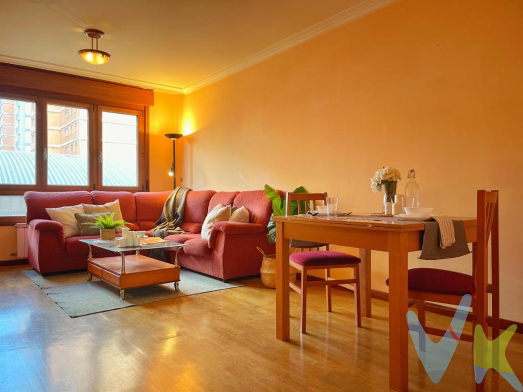 Venta Vivienda exterior en La Calzada, Gijon, a un paso de la playa del ArbeyalSe vende estupenda vivienda situada en la calle Los Andes, en una de las zonas más dinámicas y demandadas de Gijón. El inmueble, construido en el año 2004, se encuentra en muy buen estado de conservación y es completamente exterior, lo que garantiza una excelente luminosidad y agradables vistas a zonas verdes.La vivienda se distribuye en un amplio salón-comedor, cocina independiente, dos dormitorios y dos baños completos, ofreciendo un espacio cómodo y funcional para el día a día. Además, cuenta con trastero, ideal como espacio de almacenaje adicional.El edificio es moderno y sin barreras arquitectónicas, lo que aporta comodidad y accesibilidad. Su ubicación es inmejorable: la playa del Arbeyal se encuentra a menos de cinco minutos caminando, y está junto al centro comercial, cines Yelmo y Ateneo de La Calzada. Zona con todo tipo de tiendas y servicios, muy bien comunicada y con rápido acceso a la autovía.Una vivienda ideal tanto como residencia habitual como para inversión, en una zona con gran calidad de vida.Se informa a los interesados que el precio de venta indicado no comprende los honorarios de la agencia inmobiliaria a cargo del comprador, el Impuesto de Transmisiones Patrimoniales (ITP) ni los gastos asociados a la compraventa (notaría, registro de la propiedad y otros).