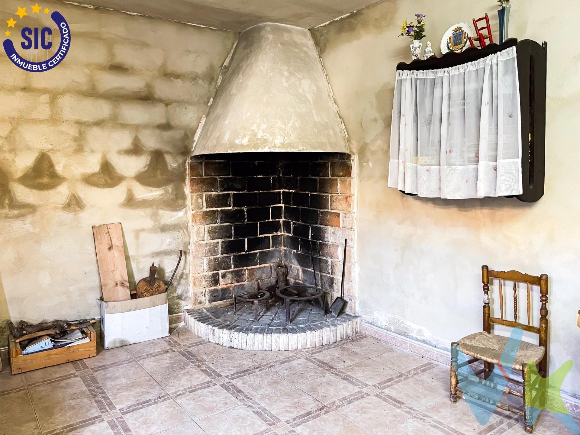 ¡No dejes pasar esta oportunidad única! Se vende espectacular casa unifamiliar en el corazón de Caudete de las Fuentes, idealmente ubicada para aquellos que buscan comodidad y estilo de vida centrado en la tranquilidad y la conveniencia. . Esta joya cuenta con un patio trasero de aproximadamente 30 metros cuadrados, perfecto para disfrutar del clima soleado mientras te relajas al aire libre o para organizar reuniones con familiares y amigos. Además, ofrece la ventaja de un amplio espacio para estacionar tu vehículo con total comodidad. Con una distribución inteligente y funcional, esta vivienda de nueva construcción ofrece 110 metros cuadrados repartidos en dos plantas. La planta baja te sorprenderá con un espacio diáfano que incluye una impresionante chimenea, ideal para deleitar a tus invitados con deliciosas paellas y crear momentos inolvidables. También encontrarás un práctico lavadero exterior cubierto y un baño para mayor conveniencia. En la planta superior, la libertad es tuya para convertir este espacio diáfano en lo que desees: habitaciones adicionales, sala de juegos, estudio, ¡tú decides! Con una ubicación privilegiada en el corazón de. Caudete de las Fuentes, esta casa te brinda la oportunidad de vivir en un entorno tranquilo y a la vez estar cerca de todos los servicios y comodidades que necesitas. No dejes pasar esta oportunidad de adquirir la casa de tus sueños. ¡Contáctanos hoy mismo para programar una visita y descubrir todo lo que esta maravillosa propiedad tiene para ofrecerte!. VENTA:. PVP 45.000€.  Gastos e impuestos no incluidos en el precio. La compra conlleva impuestos y gastos de formalización para el comprador. A título orientativo se informa que en segundas transmisiones el  ITP  con carácter general en  Valencia  es del 9%, pudiendo existir otros tipos impositivos atendiendo a  las circunstancias  personales del comprador u otras circunstancias previstas legalmente. Base imponible del impuesto el mayor valor entre el precio de compraventa, la tasación o el valor de referencia catastral. En cuanto a los gastos de  notaría y registro, en su caso,  suelen oscilar aprox; entre 1,5% y 2,5% (aranceles variables según precio, n.º de copias y complejidad). El comprador elige notario. Si el comprador precisase de  hipoteca: tasación, condiciones y costes bancarios serán según entidad elegida por el comprador, así como los gastos de gestoría, y cualesquiera otros gastos inherentes a la formalización de la compraventa que legalmente correspondan a la parte compradora, salvo pacto expreso en contrario con el vendedor. El consumidor tiene,  conforme a la normativa vigente, a su disposición información y documentación adicional relativa al inmueble y condiciones de la compraventa, que podrá ser consultada en C/Joaquín Costa 4, bajo 46005 Valencia o urbe2@remax.es. Honorarios de mediación inmobiliaria a cargo del  COMPRADOR: (3000€ del precio final de venta más IVA (21%), salvo otro pacto.); y  de VENDEDOR (según acuerdo con el mismo). . Se informa al consumidor que la agencia actúa como intermediaria inmobiliaria en la operación, estando cualquier eventual compraventa y sus condiciones sujeta a la aceptación expresa del propietario-vendedor y a la posterior formalización del correspondiente contrato.