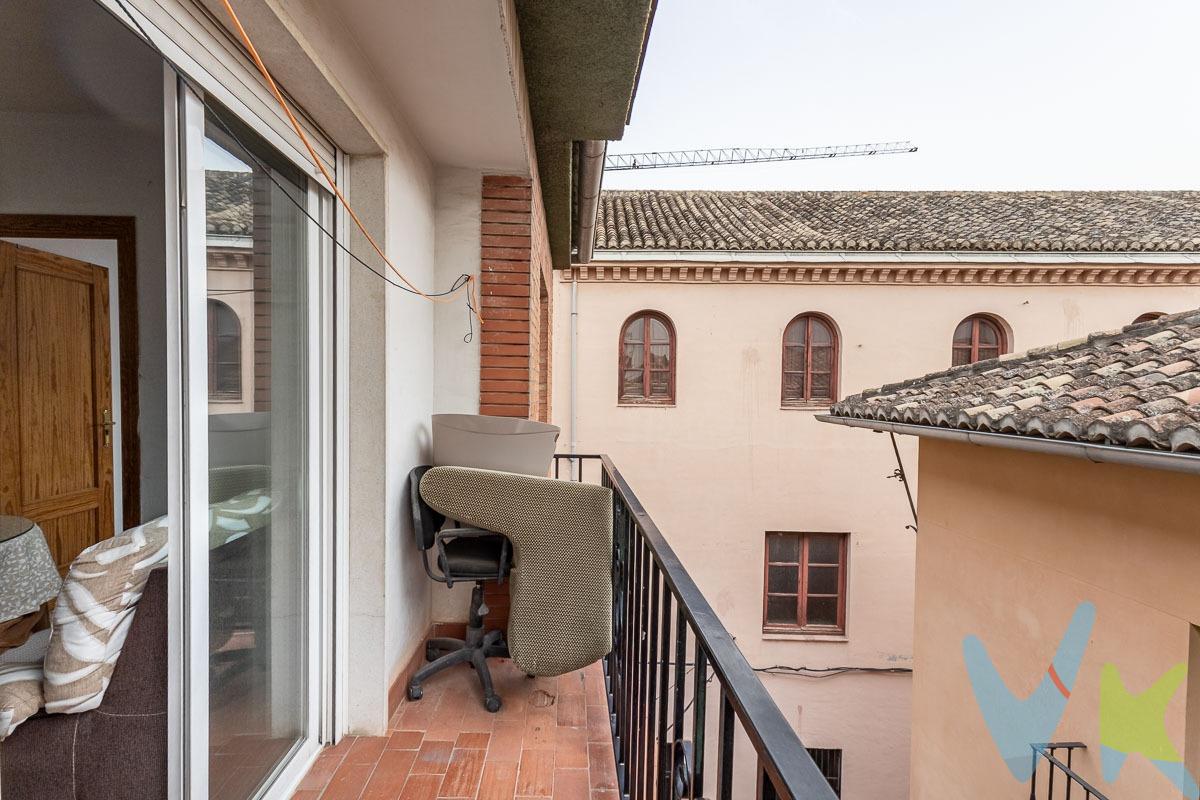 Oportunidad en una de las zonas más demandadas de Granada. Presentamos esta amplia vivienda situada en calle Caballerizas, N.º 2, junto a Calle San Juan de Dios, ideal tanto para residencia habitual como para inversión de alta rentabilidad. El piso cuenta con 4 dormitorios, ofreciendo múltiples posibilidades de distribución, cocinca amueblada y equipada y 1 baño completo. La vivienda se encuentra perfectamente conservada, lo que la convierte en un lienzo ideal para diseñar un hogar a medida o revalorizarla mediante una reforma estratégica. Destaca por su gran luminosidad, gracias a su excelente orientación y a su balcón, que conecta el salón con la cocina, aportando amplitud, ventilación y una agradable entrada de luz natural durante todo el día. En cuanto a la ubicación, se sitúa en un entorno privilegiado, justo delante de la Biblioteca de la Faculta de Derecho, lo que aporta a la vivienda aun más tranquilidad, junto a calles Gran Capitán y San Juan de Dios, a un paso de Gran Vía y rodeado de todo tipo de servicios: supermercados, comercios de proximidad, centros educativos, zonas verdes y una amplia oferta de restauración. Además, cuenta con excelentes conexiones de transporte público gracias a su cercanía con parada de metro y autobuses así como rápido acceso a las principales vías de la ciudad, facilitando la movilidad tanto hacia el centro histórico como hacia otras zonas de Granada. Ubicada en un edificio con ascensor, garantizando comodidad para el día a día. La vivienda se encuentra alquilada a estudiantes hasta el 1 de julio de 2026. Una propiedad con enorme potencial en una ubicación estratégica, perfecta para quienes buscan espacio, luz y calidad de vida o una inversión segura en una ciudad con alta demanda. No lo dudes y llámanos para visitarla. Ref. N373. * El PVP indicado no incluye impuestos ni gastos de Escritura. * Honorarios agencia no incluidos. * Las superficies expresadas en esta página tienen carácter descriptivo y son aproximadas. * Los precios pueden ser susceptibles de modificación sin previo aviso. * Esta vivienda se vende con muebles.