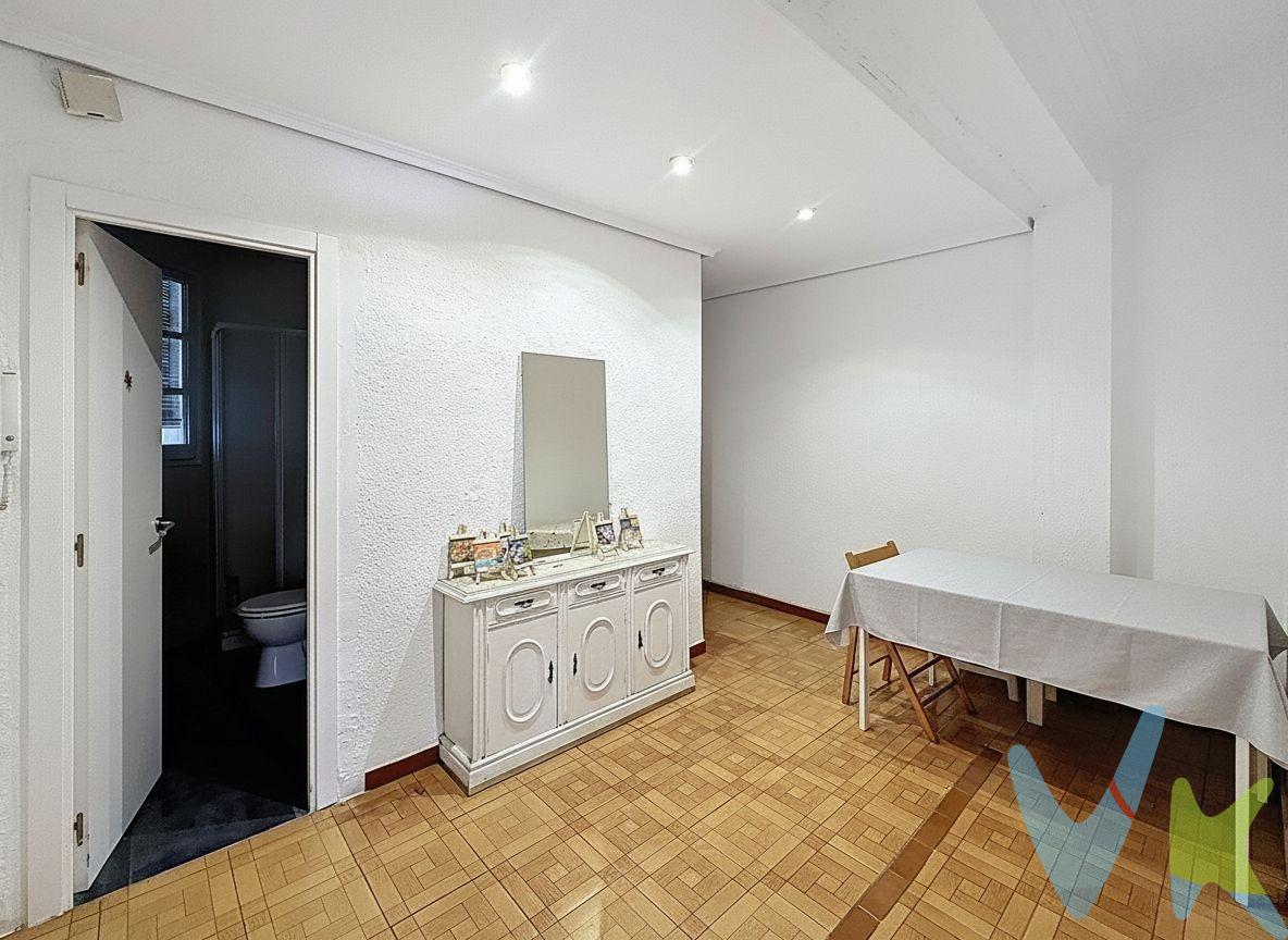 ¿Buscas una vivienda luminosa, bien conectada y con alta rentabilidad? Esta propiedad en. el barrio de Nou Moles lo tiene todo: ubicación, potencial de reforma y retorno asegurado. Características principales:. ●Superficie distribuida en 4 dormitorios, 2 baños reformados, cocina actualizada. con despensa y una zona común ideal para compartir. ● Balcón con orientación sur, lo que garantiza una excelente luminosidad natural. durante todo el día. ● Edificio del año 1962 con ascensor y zaguán reformado a cota 0 (sin barreras. arquitectónicas). 💡 La vivienda se encuentra actualmente alquilada por habitaciones, generando una. rentabilidad neta cercana al 6%, con posibilidad de rescisión anticipada de contrato. acordada con los inquilinos en caso de venta. Una excelente opción tanto para inversores como para quienes deseen reformar y. personalizar su nuevo hogar. Conexiones ideales:. Ubicación inmejorable, con metro en la puerta, rápido acceso al centro de Valencia,. aeropuerto, y todos los servicios esenciales al alcance. Estado del inmueble:. La vivienda es de origen salvo cocina y baños reformados hace 5 años, lo que permite. entrar a vivir o seguir rentabilizando desde el primer día, y también proyectar una reforma. personalizada en el futuro. ️ Ideal para:. ● Inversores que buscan alta rentabilidad. ● Familias que deseen reformar a su gusto. ● Compradores que valoran una ubicación conectada y con servicios. ¿Te interesa conocer más?. Contáctame para agendar una visita o recibir información detallada. ¡Una oportunidad así en Avda. del Cid no dura mucho en el mercado!