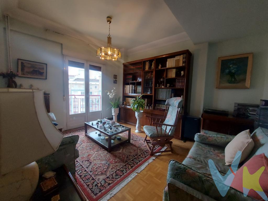Piso de 5 dormitorios y 2 baños. Ascensor. Ubicado en el centro de Logroño.  Exterior. Descubra su nuevo hogar en el corazón de Logroño. Se presenta este amplísimo piso en la prestigiosa zona Centro. Ubicada estratégicamente para beneficiarse del entorno urbano sin igual.Situado en la séptima planta de un edificio emblemático de 1965, esta propiedad se presenta como una excelente opción para quienes valoran la amplitud y el confort en su lugar de residencia. Con unas espectaculares vistas. Con 175 m² construidos y 150 m² útiles, este piso ofrece amplitud en cada rincón. Sus cinco habitaciones convierten a esta propiedad en una opción ideal para familias numerosas o quienes gusten de espacios versátiles para estudios, oficinas o cuartos de ocio. La versatilidad de este hogar es una de sus muchas virtudes. Destacar que el edificio cuenta con  ascensor, facilitando el acceso con comodidad y estilo. La accesibilidad es otro de los factores determinantes.Ubicado en  corazón de Logroño, uno no solo adquiere un hogar, sino también una calidad de vida inmejorable. Las conexiones de transporte son excelentes, con una parada de autobús cerca, garantizando un enlace eficiente con el resto de la ciudad. Esta conectividad facilita la vida diaria, ya sea para desplazarse al trabajo, asistir a actividades culturales o explorar las numerosas propuestas gastronómicas de la zona. 