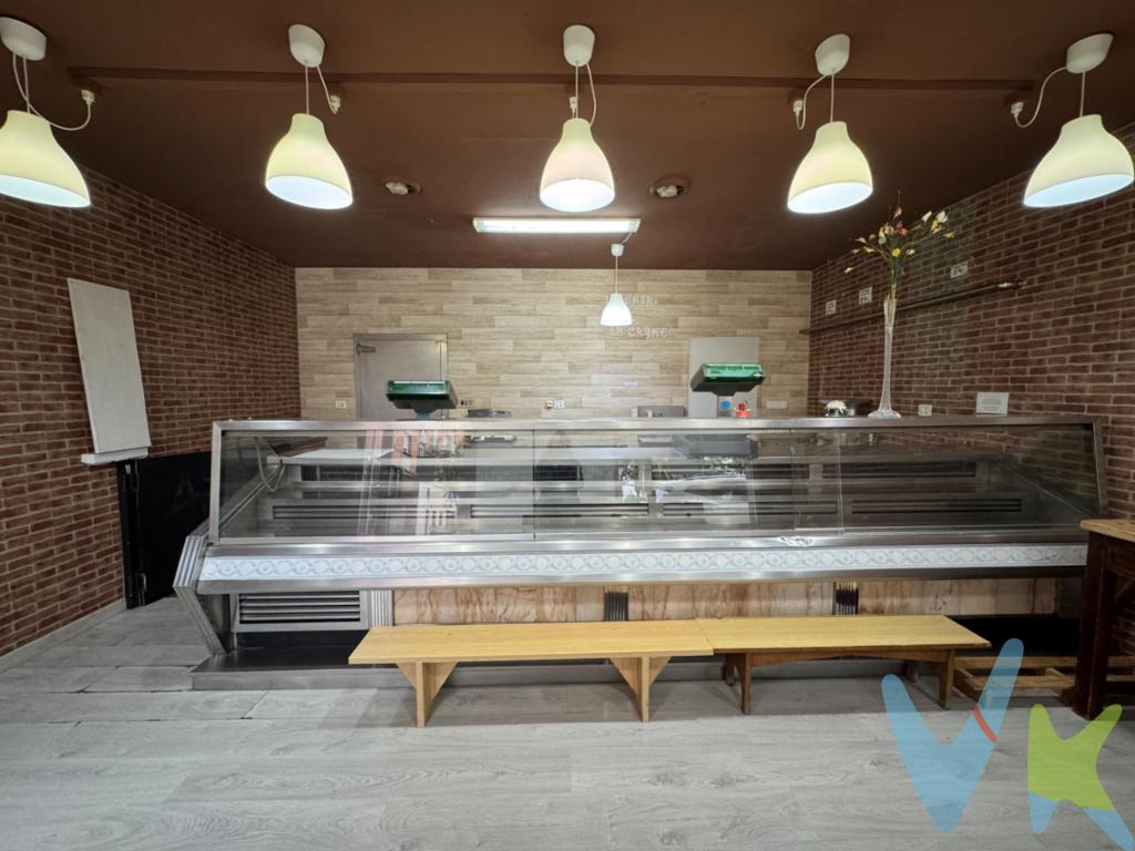 ¡Oportunidad única para emprendedores en Gijón! Se ofrece en venta un magnífico local comercial situado en el conocido barrio de Natahoyo. Este espacioso inmueble promete ser el escenario ideal para su nuevo negocio, Aproveche esta gran oportunidad para establecer su comercio en una ubicación privilegiada.El edificio, construido en 1980, conserva un excelente estado y se encuentra en una zona estratégica de fácil acceso. La proximidad de líneas de tren y autobús garantiza una conectividad excepcional, facilitando el flujo constante de clientes potenciales. La conveniencia del transporte público cercano es un plus indiscutible para cualquier tipo de negocio.Este local comercial destaca por su versatilidad. Los 73 metros cuadrados útiles ofrecen una distribución eficiente, permitiendo diversas configuraciones para adaptarse a su modelo de negocio específico. La entrada principal cuenta con amplios ventanales, que no solo aportan luz natural al interior, sino que también brindan un excelente escaparate para exhibir productos o servicios.En su interior, el espacio es completamente diáfano, ofreciendo total libertad para ajustarlo según sus necesidades. La altura del techo contribuye a generar una sensación de amplitud, ideal para diseñar un ambiente acogedor y funcional. Además, la distribución del local permite una fácil implementación de mobiliario y equipo necesario para desarrollar cualquier actividad comercial.La ubicación en el barrio de Natahoyo es un factor a destacar. Esta zona de Gijón es conocida por su diversidad comercial y su creciente actividad económica. La presencia cercana de otros negocios y servicios asegura un constante flujo peatonal que beneficiará al establecimiento nuevo. La comunidad local es activa y receptiva, lo que permitirá integrar rápidamente su negocio en el entorno.No deje pasar esta oportunidad única de formar parte del crecimiento económico de Natahoyo. Este local comercial en venta es, sin duda, la opción perfecta para aquellos que buscan calidad, ubicación y potencial en un mismo lugar. Visite el espacio y atrévase a imaginar todas las posibilidades que le esperan. Su futuro negocio en Gijón puede comenzar aquí.