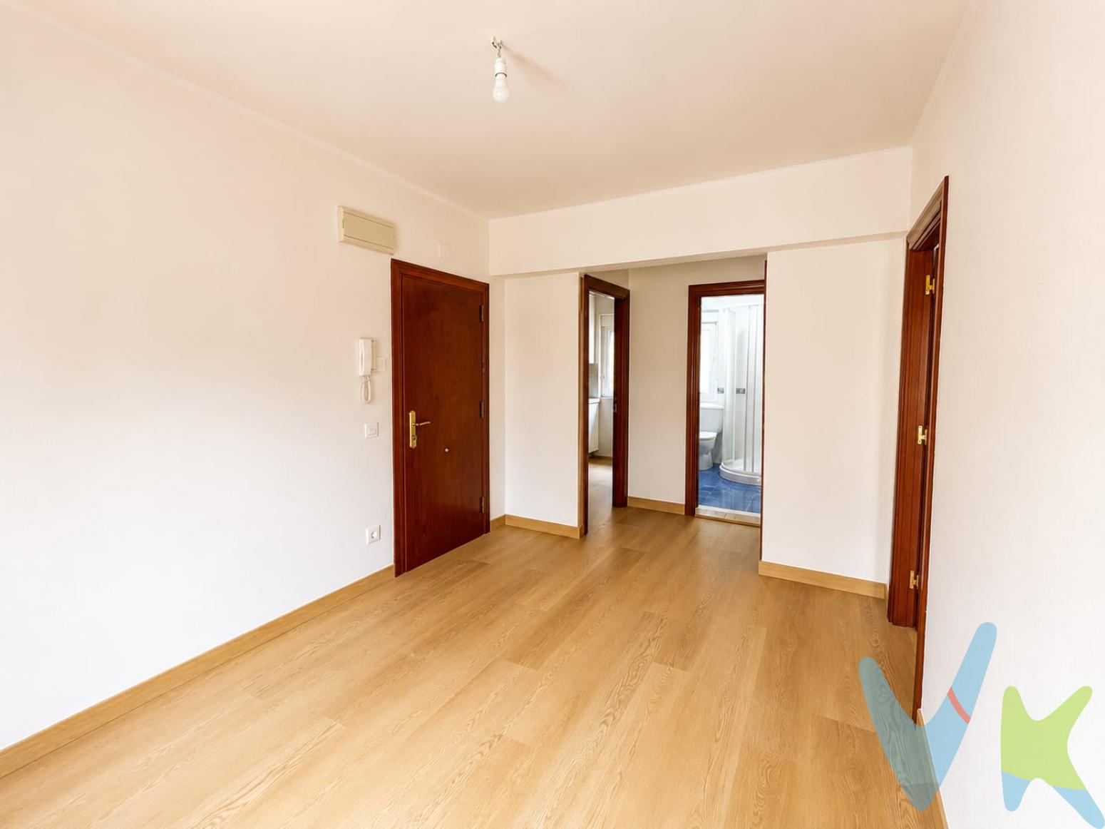  ¡Descubre tu próximo hogar , ubicado en la codiciada zona del Coto, rodeado de todas las comodidades que necesitas para una vida plena y confortable.Dispone de 2 habitaciones, Salón Cocina y Baño que  ofrece la combinación perfecta entre comodidad y funcionalidad, lista para entrar a vivir.Ya sea para vivir en pareja, iniciar una nueva etapa, o invertir en una propiedad con alta demanda, esta vivienda se presenta como una oportunidad inigualable. La luz natural inunda cada rincón del piso, creando un ambiente cálido y acogedor que invita a disfrutar de tiempo de calidad en el hogar. La distribución está inteligentemente diseñada para ofrecer un máximo aprovechamiento del espacio, garantizando así que cada metro cuadrado se viva con la máxima funcionalidad.El vecindario de Coto destaca por su tranquilidad y seguridad, ideal para aquellos que buscan un entorno apacible sin renunciar a la cercanía de todos los servicios que una gran ciudad ofrece. Honorarios de intermediación inmobiliaria a cargo del vendedor y honorarios de mediación inmobiliaria del 2%más IVA, con un mínimo de 2.000 euros mas IVA a cargo del comprador.Gastos e impuestos no incluidos en el precio. A título orientativo, en segundas transmisiones, el comprador abonará el Impuesto sobre Transmisiones Patrimoniales (ITP). Para consultar los porcentajes del ITP en Asturias puede hacerlo a través de la web oficial de servicios tributarios del Principado de Asturias https://sede.tributasenasturias.es/sites/sede/default/es_ES/Que-quieres-hacer/Transmisiones-Patrimoniales-y-AJD. La base imponible será el mayor valor entre precio de compraventa, tasación o valor de referencia catastral. Gastos de notaría y registro según aranceles variables según precio, número de copias y complejidad.El comprador escoge libremente notario. El vendedor asume la plusvalía y el resto de gastos son del comprador. Si se precisa hipoteca: Tasación, condiciones y costes bancarios según entidad elegida por el comprador; así como los gastos de gestoría y cualesquiera otros inherentes a la formalización de la compraventa. De acuerdo con la ley, no se incluyen en el precio otros gastos o tributos que legalmente correspondan al comprador.El consumidor tiene derecho, conforme a la normativa vigente, a disponer de información y documentación adicional relativa al inmueble y condiciones de la compraventa, accesible en la sede física de la inmobiliaria o de correo electrónico. La agencia actúa exclusivamente como intermediaria en la operación. Cualquier compraventa y sus condiciones quedan sujetas en todo caso a la aceptación expresa del vendedor del inmueble y a la posterior formalización del correspondiente contrato. El presente anuncio tiene carácter meramente informativo; la información suministrada se corresponde con la disponible a la fecha de publicación, pudiendo variar en función de las circunstancias o actualizaciones legales, contractuales y fiscales. 