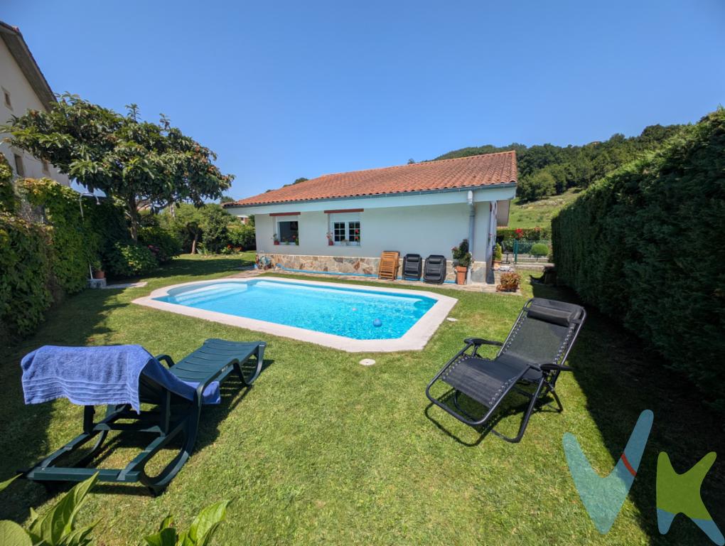Chalet individual de una planta con piscina privada en San Mamés de ArasHay viviendas que destacan por sus metros y otras por lo difícil que resulta encontrar algo parecido. Este chalet pertenece al segundo grupo.Ubicado en San Mamés de Aras, en un entorno tranquilo y rodeado de naturaleza, se trata de un chalet individual distribuido íntegramente en una sola planta, una tipología muy demandada y cada vez más escasa en el mercado.Originalmente diseñado con tres dormitorios y dos baños, la propiedad fue reformada para ampliar la zona de estar Y crear una zona de comedor, integrando uno de los dormitorios en el salón y creando un espectacular espacio abierto de mayores dimensiones, ideal para reuniones familiares, ocio y vida cotidiana. Actualmente dispone de dos dormitorios y dos baños pero para recuperar una habitación basta con poner de nuevo un tabique y la puerta.Con 91 m² construidos, ofrece una distribución práctica y funcional para quienes buscan una vivienda cómoda para el día a día, sin escaleras y con espacios bien aprovechados.En el exterior destaca su parcela privada con piscina de uso exclusivo, perfecta para disfrutar del buen tiempo, reuniones familiares o simplemente desconectar con total privacidad.Construido en 2004, el chalet dispone de ventanas de PVC y una excelente orientación que favorece la entrada de luz natural durante gran parte del día.Una oportunidad interesante tanto para quienes buscan una vivienda habitual como para quienes desean una segunda residencia en una zona bien comunicada de Cantabria, a pocos minutos de las playas de Laredo, Noja, Santoña y Colindres.Características principales Chalet individual Vivienda distribuida en una sola planta Piscina privada Parcela independiente 91 m² construidos 2 dormitorios (originalmente 3) Gran salón-comedor ampliado 2 baños Construido en 2004 Ventanas de PVC Entorno tranquilo y residencial IMPUESTOS, GASTOS NOTARIALES Y REGISTRALES NO INCLUIDOS  - HONORARIOS CON CARGO AL COMPRADOR 1% SOBRE EL PRECIO