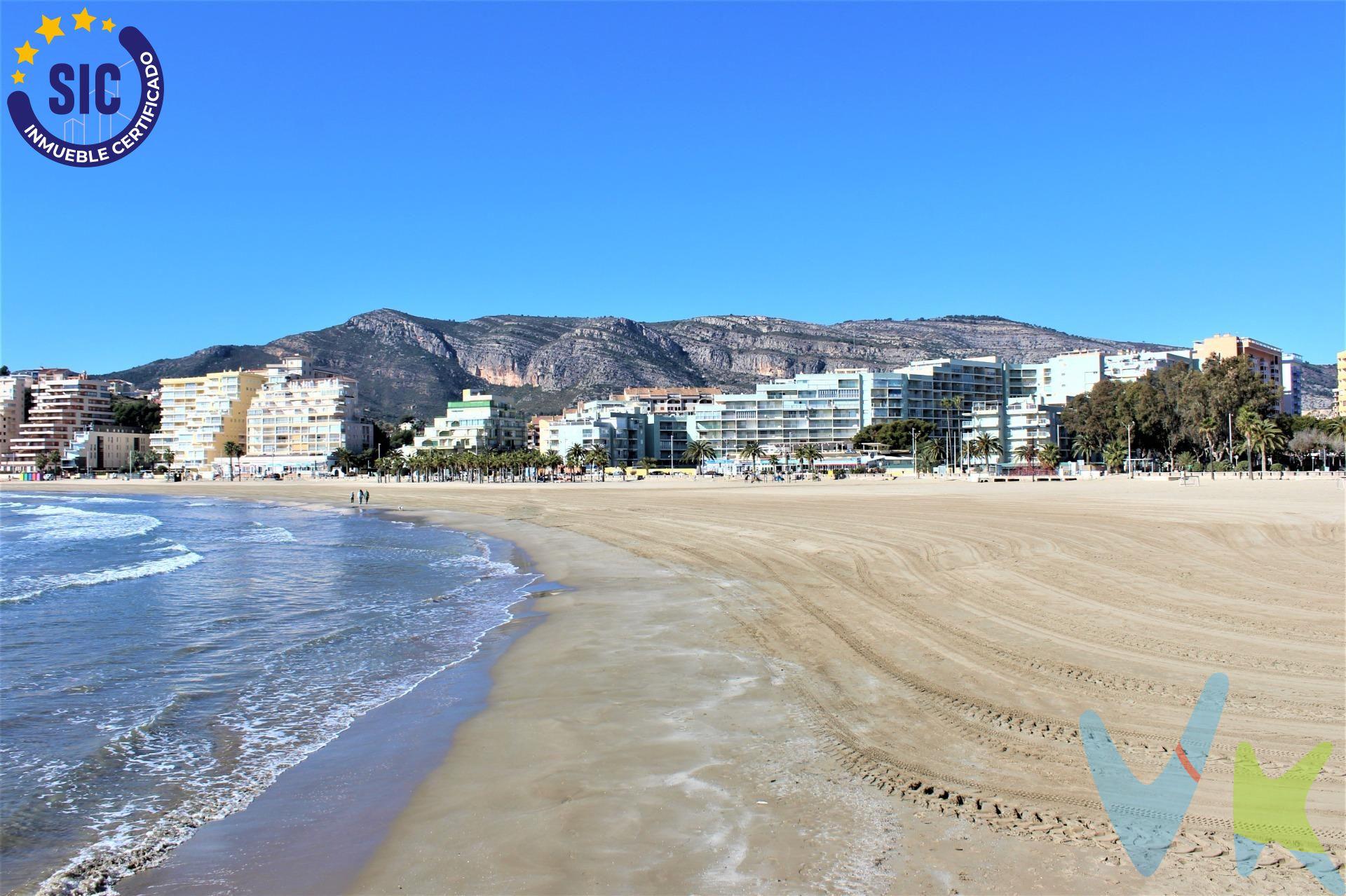 Este magnífico inmueble, ubicado en la segunda planta de un edificio construido en 2002, ofrece todas las características necesarias para disfrutar plenamente de la vida junto al mar. Nada más entran nos encontramos un amplio armario a medida, una cocina equipada con todos los electrodomésticos necesarios y galería con zona de lavado y almacenaje, dos baños completos, uno con bañera y otro con plato de ducha, tres habitaciones con armarios empotrados, ideales para familias o para quienes les gusta recibir visitas, así como un amplio salón comedor desde el que se accede a una maravillosa terraza esquinera, lugar perfecto para disfrutar de la brisa del mar, la tranquilidad y el relax en las calurosas tardes de verano. Además para una completa comodidad dispone de plaza de parking y trastero. El residencial cuenta con zona de ducha y baños para dar servicio a la piscina comunitaria.  ¡ LA VIVIENDA IDEAL DE PLAYA!. La Concha, con forma de bahía, te ofrece un mar en calma apto para todos los públicos. Columpios y toboganes; hamacas y sombrillas te esperan. Completamente accesible, la playa de La Concha es también el centro de las actividades lúdicas. Un bello atardecer prolongará tu estancia hasta la hora del aperitivo y un cielo plagado de estrellas espera tu paseo nocturno. Esta maravillosa playa cuenta con los distintivos de Bandera Azul, ISO14001, SICTED (Sistema Integral de Calidad Turística en Destino) y “Q” Qualitur. Los metros útiles son aproximados. Este inmueble es en exclusiva, con lo que le facilitamos cualquier información sobre la vivienda. Por este motivo, solicitamos no molesten al propietario, ocupantes de la propiedad, vecinos o conserje de la comunidad. . Muchas gracias por su comprensión. El precio indicado puede sufrir variaciones. En todos los casos los precios expuestos son más impuestos y gastos derivados de la transmisión del inmueble.