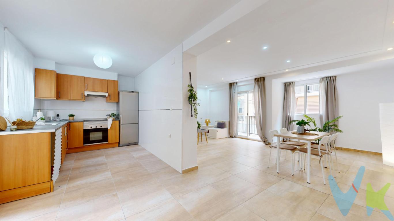 Junto AVENIDA AL VEDAT, 125m² con ASCENSOR, 4 hab., TERRAZA y 2 BALCONES .En la calle Montgó de Torrent, a un paso de la Avenida al Vedat, centro neurálgico de Torrent donde se ofrecen todos los servicios; bancos, comercios, colegios, supermercados, a un paso de la parada del metro Torrent Avinguda,...  encontramos este amplio piso de 125m² con estancias muy amplias, distribuido en 4 habitaciones dobles, enorme baño completo, y amplísimo salón comedor con acceso a balcón así como a una bonita cocina con acceso a una terraza que es el desahogo de la vivienda, donde podrás desayunar entre plantas y flores, disfrutar con familia o amigos de una cenita a la luna de Valencia, tender, tener una mascota o simplemente un esparcimiento para tus hijos  No hará falta que inviertas en actualizarla ya que sus actuales propietarios le han otorgado de excelentes acabados como paredes lisas, ventanas de doble cristal tipo climalit, suelos de gres, reforma integral de baño y cocina,....  De todas formas es obvio que cualquier detalle de la casa se puede modificar, actualizar o adaptar al gusto y necesidades de sus propietarios, sobre todo disponiendo de 125m², pero además hay que resaltar la importancia de su ubicación que en este caso siempre garantizará una excelente inversión de futuro.  No dudes en visitar este piso con ascensor, metros, reformado y con excelente ubicación, porque cumple con todos los requisitos para ser un magnífico escenario para futuros recuerdos de una bonita familia    Si tienes que vender antes tu vivienda, llámanos y te asesoramos cómo hacerlo para además tener los mínimos gastos posibles y todas las garantías.  Agencia Registrada con el nº00516 en el Registro Obligatorio de Agentes Inmobiliarios de la Comunidad Valenciana    Por mandato expreso del propietario, COMERCIALIZAMOS ESTE INMUEBLE EN EXCLUSIVA, lo que le garantiza el acceso a toda la información, a un servicio de calidad, un trato fácil, sencillo y sin interferencias de terceros. Por este motivo, se ruega NO MOLESTAR AL PROPIETARIO, a los ocupantes de la propiedad o a los vecinos. Muchas gracias por su comprensión.   La oferta está sujeta a cambios de precio o retirada del mercado sin previo aviso. Este anuncio en su conjunto, incluyendo textos, fotos, imágenes o cualquier otro contenido de este, no es vinculante dado que la información es ofrecida por terceros y puede contener errores. Se muestra a título informativo y no contractual.  El precio anunciado NO INCLUYE los impuestos, ni los gastos como, Notario, Registro de la Propiedad, ni los honorarios de la agencia inmobiliaria.  Esta propiedad se pone a la venta con toda la documentación comprobada y en regla, por lo que ofrecemos GARANTIAS a los compradores.  