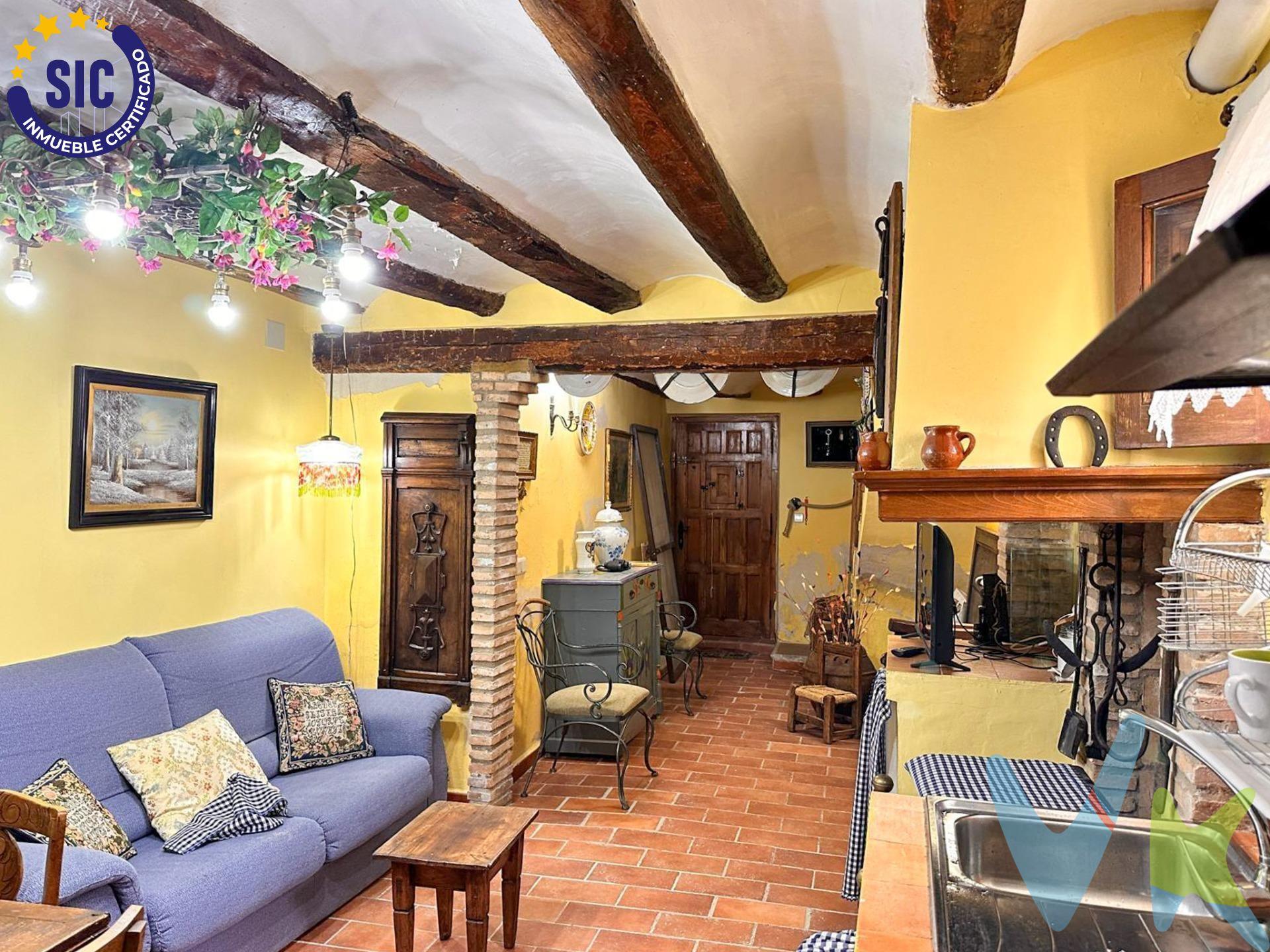 Encanto rústico con alma: acogedora casa reformada lista para entrar a vivir. . ¿Buscas un hogar con carácter, historia y ese toque especial que enamora? Esta encantadora casa de estilo rústico te transporta a otra época, sin renunciar a las comodidades de hoy. Ubicada en un entorno tranquilo, cuenta con techos de vigas vistas, suelos de barro cocido y una cuidada decoración tradicional que crea una atmósfera cálida y acogedora. El salón-comedor se integra con una cocina funcional de estilo campestre, ideal para disfrutar de veladas inolvidables junto al fuego. Los detalles únicos como los muebles antiguos restaurados, la iluminación artesanal y los elementos decorativos en forja y cerámica aportan un toque personal y auténtico. Perfecta como residencia habitual, segunda vivienda o incluso como alojamiento turístico rural. Características destacadas:. 	•	Reformada y lista para entrar a vivir. 	•	Estilo rústico con materiales nobles y detalles únicos. 	•	Cocina equipada. 	•	Chimenea tradicional. 	•	Excelente estado de conservación. En el pueblo Torremocha de Jiloca serás testigo de  la conjunción perfecta entre la aventura , la naturaleza  y la historia. Torremocha de Jiloca es una verdadera joya escondida con un entorno natural, donde la paz y la baja densidad de población es el mejor antídoto contra el estrés urbano. Solo 2 kilómetros está el vecino pueblo de Santa Eulalia y también está muy cerca de Albarracín . Anímate y crea tus propias rutas compartidas: “Ruta del Silencio y del Viento: De Torremocha a Gallocanta pasando por Albarracín.”. Infraestructura única para un pueblo pequeño:. 	•	Piscina municipal, ideal para el verano. 	•	Circuito de karts, perfecto para atraer turismo familiar y deportivo. 	•	Aeródromo, un atractivo poco común que puede interesar a pilotos amateurs y turismo de altura. 	•	Ermita de la Virgen de los Molinos, punto de unión cultural y espiritual con Santa Eulalia, con gran valor patrimonial. Ideal para amantes de lo auténtico, de lo natural y de las casas con alma. ¡Ven a descubrirla y déjate conquistar!. VENTA:. PVP 59.900€.  Gastos e impuestos no incluidos en el precio. La compra conlleva impuestos y gastos de formalización para el comprador. A título orientativo se informa que en segundas transmisiones el  ITP  con carácter general en  Valencia  es del  10%, pudiendo existir otros tipos impositivos atendiendo a  las circunstancias  personales del comprador u otras circunstancias previstas legalmente. Base imponible del impuesto el mayor valor entre el precio de compraventa, la tasación o el valor de referencia catastral. En cuanto a los gastos de  notaría y registro, en su caso,  suelen oscilar aprox; entre 1,5% y 2,5% (aranceles variables según precio, n.º de copias y complejidad). El comprador elige notario. Si el comprador precisase de  hipoteca: tasación, condiciones y costes bancarios serán según entidad elegida por el comprador, así como los gastos de gestoría, y cualesquiera otros gastos inherentes a la formalización de la compraventa que legalmente correspondan a la parte compradora, salvo pacto expreso en contrario con el vendedor. El consumidor tiene,  conforme a la normativa vigente, a su disposición información y documentación adicional relativa al inmueble y condiciones de la compraventa, que podrá ser consultada en C/Joaquín Costa 4, bajo 46005 Valencia o urbe2@remax.es. Honorarios de mediación inmobiliaria a cargo del  COMPRADOR: (3% del precio final de venta más IVA (21%), salvo otro pacto.); y  de VENDEDOR (según acuerdo con el mismo). Se informa al consumidor que la agencia actúa como intermediaria inmobiliaria en la operación, estando cualquier eventual compraventa y sus condiciones sujeta a la aceptación expresa del propietario-vendedor y a la posterior formalización del correspondiente contrato.