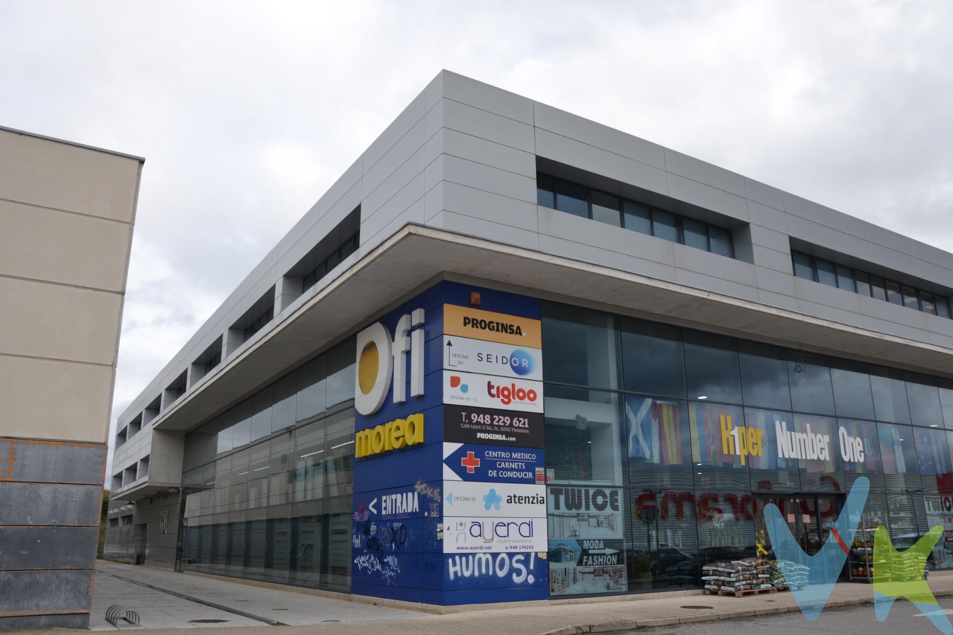 ¡Disponible en Venta, alquiler y alquiler con opción a compra! Oficina de 113 m² útiles en el Polígono de Galaria, junto al Centro Comercial La Morea!. ¿Estás buscando un lugar para comenzar tu nuevo negocio? Te presentamos una amplia y luminosa oficina de 113 m² útiles (casi 125 m² construidos), que cuenta con las siguientes características:. Zona de atención al público: 75,16 m². 2 despachos: 11,80 m² y 18,85 m². Hall de entrada y aseos comunes. La oficina está ubicada en el mismo edificio que el Hiper Number One, en la zona comercial de La Morea, un área de alto tránsito que te permitirá captar una clientela fiel y aumentar tu visibilidad. EXTRAS: 2 Plazas de garaje y 1 trastero a negociar. Condiciones de alquiler:. Renta mensual: 1.100 € + IVA. Fianza: 1.100 € (una mensualidad). Honorarios de la inmobiliaria: 1.100 € + IVA. Precio de venta: 179.000,00 €. ¡No pierdas esta oportunidad! Contáctanos y con gusto te agendaremos una visita.