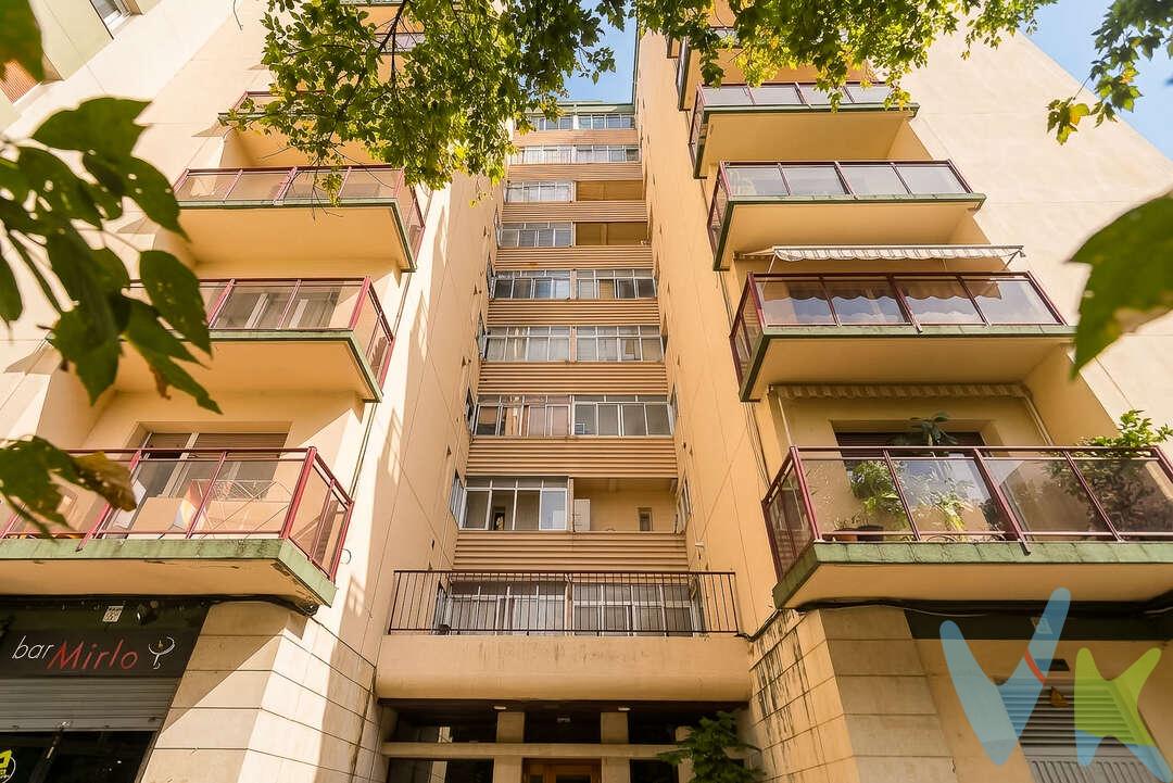 VIVIENDA AMPLIA, EXTERIOR Y MUY LUMINOSA CON VISTAS PANORÁMICAS EN LA TXANTREA
En el consolidado barrio de la Txantrea, en Pamplona, presentamos esta amplia vivienda exterior que destaca especialmente por su luminosidad, orientación, altura y espectaculares vistas panorámicas hacia el entorno del Parque del Mundo.
Una vivienda con grandes posibilidades de transformación, ideal para quienes buscan crear un hogar a su medida en una de las zonas de Pamplona con mayor identidad y calidad de vida de barrio.
La vivienda cuenta con una distribución amplia y funcional compuesta por 4 dormitorios, baño, aseo, cocina independiente con despensa terraza y balcón tendedero. Su condición exterior, junto con la altura y orientación del inmueble, permite disfrutar de una extraordinaria entrada de luz natural durante prácticamente todo el día, uno de sus principales valores diferenciales.
Una vivienda para reformar y diseñar a tu medida
El inmueble se encuentra actualmente en un estado que requiere reforma interior, ofreciendo al futuro propietario la oportunidad de actualizar espacios, distribución, acabados e instalaciones según sus necesidades y preferencias.
Una excelente oportunidad para plantear un proyecto de reforma personalizado y convertir esta vivienda amplia y luminosa en un hogar completamente adaptado a un estilo de vida actual.
Mejora de la envolvente térmica del edificio
El edificio se encuentra actualmente inmerso en un proceso de mejora de su envolvente térmica. Las obras ya están en fase de ejecución administrativa y económica, habiéndose iniciado el pago de las correspondientes derramas, y está previsto que los trabajos se inicien próximamente.
Esta actuación supondrá una mejora de las prestaciones del edificio y, por extensión, de la propia vivienda, contribuyendo a un mayor confort térmico y a una mayor eficiencia y ahorro energético.
La parte pendiente del coste correspondiente a estas obras será asumida por el comprador desde el momento de la firma de la escritura de compraventa, según las condiciones y calendario establecidos para la actuación.
Vivir en la Txantrea
La vivienda se encuentra en un barrio plenamente consolidado, con una amplia oferta de comercios, servicios, establecimientos de proximidad y equipamientos, que permiten disfrutar cómodamente del día a día sin renunciar a la conexión directa con el centro de Pamplona.
Además, cuenta con muy buena comunicación mediante transporte urbano, facilitando el acceso al centro de la ciudad y a otros puntos de interés.
Una vivienda amplia, exterior y extraordinariamente luminosa, con cuatro dormitorios, dos balcones y unas vistas privilegiadas, que ofrece además el atractivo de poder ser reformada y personalizada por completo.
Una oportunidad para quienes buscan espacio, luz, vistas y posibilidades de futuro en la Txantrea.
INFORMACIÓN LEGAL
▪ Información meramente orientativa, sin carácter contractual.
▪ Superficies y características aproximadas, con finalidad descriptiva.
▪ En el precio de venta están incluidos los honorarios de la agencia inmobiliaria, que serán asumidos por la parte vendedora.
▪ El precio indicado no incluye los gastos e impuestos derivados de la compraventa a cargo del comprador (Notaría, Registro de la Propiedad, I.T.P., A.J.D. o I.V.A., según corresponda), ni otros posibles gastos asociados.
▪ El inmueble se transmite sin mobiliario ni otros enseres, salvo que se indique expresamente lo contrario.
 
A modo orientativo en Navarra:
▪ Notaría y Registro: 1%–1,5%.
▪ ITP: tipo general 6% (con posibles bonificaciones).
▪ AJD: aprox. 0,5%–1%.