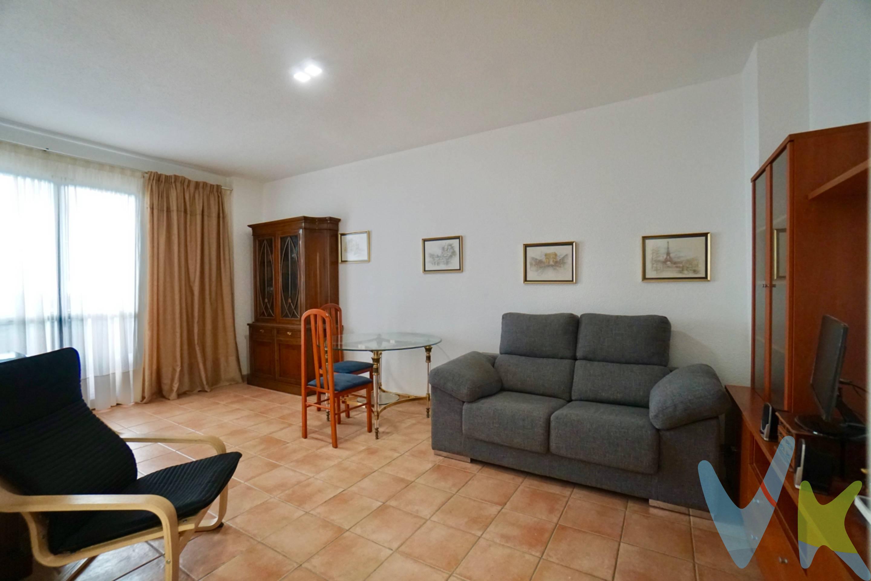 ¡SE VENDE CÉNTRICO PISO CON GARAJE INCLUIDO, EN LA PLAYA DE LAS CANTERAS!. Ubicado en pleno corazón de Las Palmas de Gran Canaria, este magnífico piso se encuentra a tan solo 50 metros de la mejor zona de la emblemática Playa de Las Canteras, considerada una de las mejores playas urbanas de Europa. En solo 40 segundos caminando estarás disfrutando de su rubia arena, de sus aguas cristalinas y su excepcional entorno natural. La zona ofrece un equilibrio perfecto entre vida urbana y calidad de vida. El Paseo de Las Canteras, siempre animado, combina belleza natural, ambiente cosmopolita y una rica oferta cultural. Todo ello en un entorno privilegiado y con un clima templado durante todo el año. Servicios en la zonza: supermercados, restaurantes, farmacias, transporte público, colegios y una amplia variedad de comercios y zonas de ocio, lo que hace de esta ubicación un referente del estilo de vida en Canarias. Está distribuida de la siguiente manera, con acceso para personas de movilidad reducida desde la calle: .  *3 habitaciones exteriores, luminosas, dos de ellas con acceso a balcón con vistas laterales al mar.  *2 baños completos, funcionales y bien distribuidos.  *Salón/comedor acogedor, ideal para el descanso o recibir visitas también con balcón y vistas laterales al mar.  *Cocina independiente, totalmente equipada.  *Solana, amplia y con acceso a un gran patio de luces muy luminoso y ventilado.  Preciso comentar también que nada más entrar a la vivienda hay una zona con ropero empotrado con gran capacidad de almacenaje.  *La propiedad consta también con garaje incluído en el precio. Los gastos derivados de la compra venta no están incluidos en el precio. 