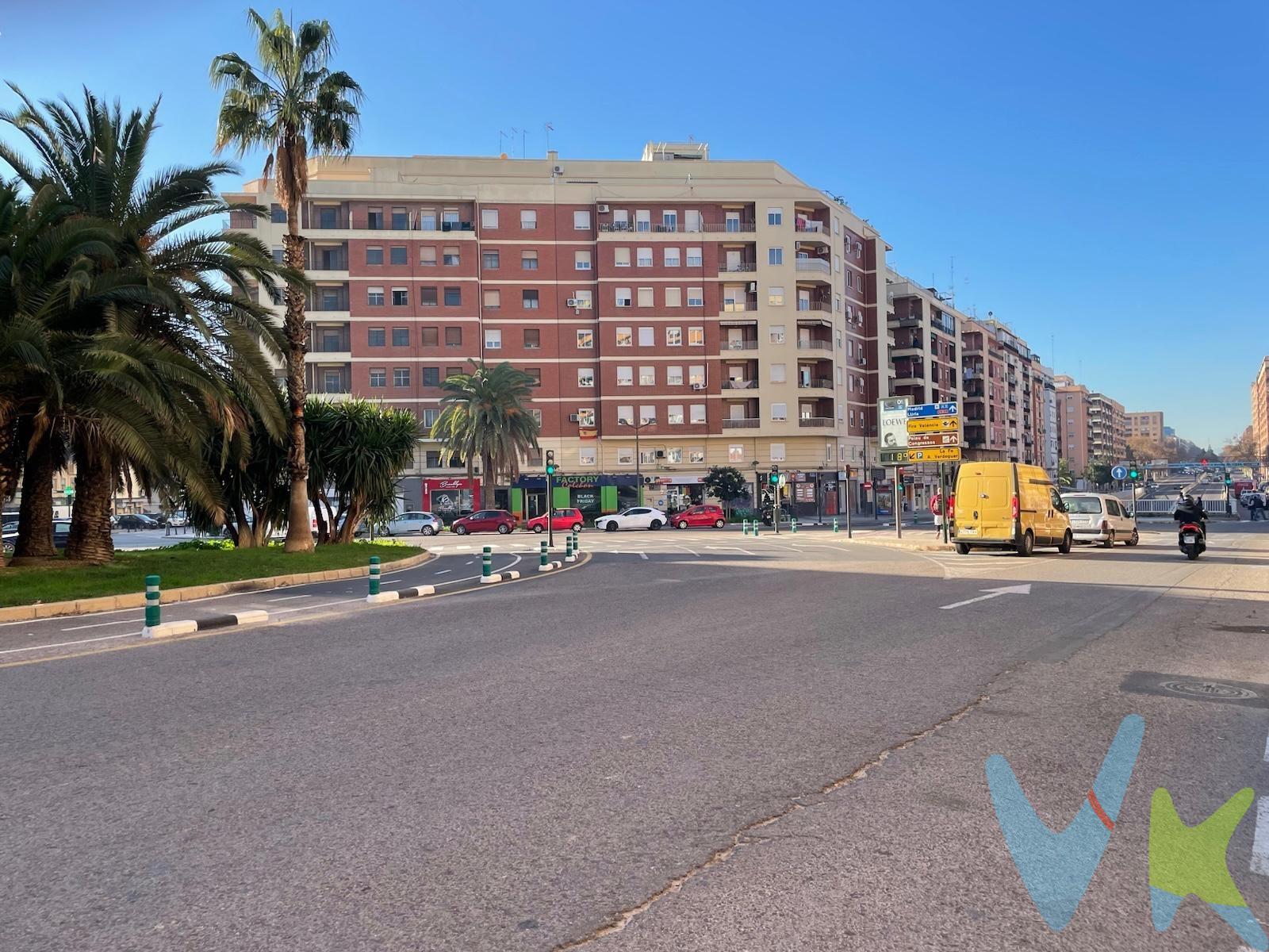 Amplia Plaza de Garaje en venta en Avenida Burjassot, Benicalap, Valencia. Se vende plaza de garaje ubicada en una de las zonas más transitadas y bien comunicadas de Benicalap, en la Avenida Burjassot. Las dimensiones de la plaza de garaje son: 2,10 metros de ancho x 4,72 metros de largo, aproximadamente 10 metros cuadrados. El garaje cuenta con acceso cómodo mediante rampa directa desde la avenida, ideal para cualquier tipo de vehículo. Ubicación estratégica cerca de servicios, transporte público y comercios. Perfecto para uso propio o como inversión. Para más información o visitas, ¡contáctanos!. 