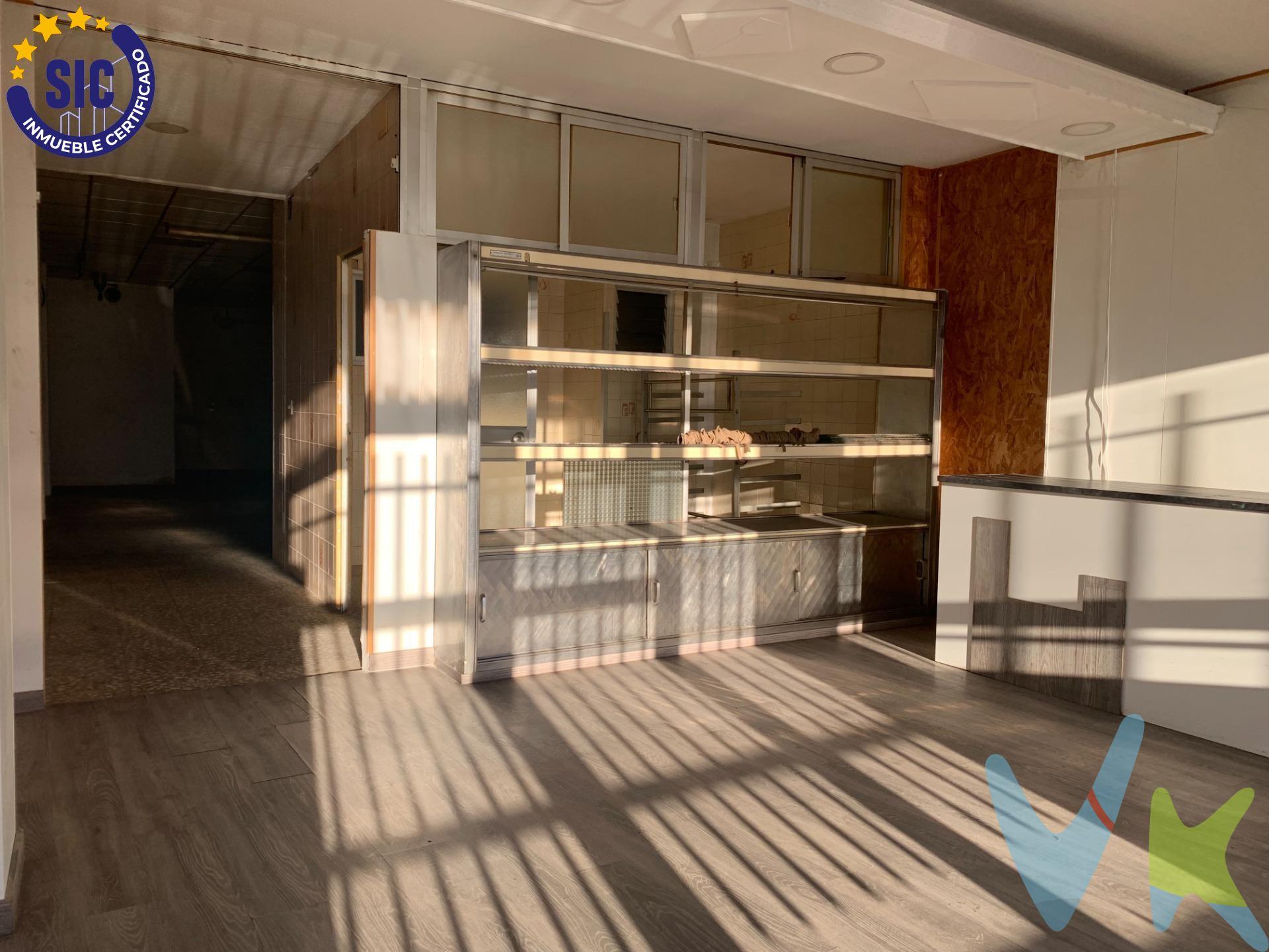 ¡Gran oportunidad en Nules! Local comercial con múltiples posibilidades. Te presentamos este amplio local comercial de 134 m² en Nules, una excelente oportunidad tanto para emprendedores como para quienes buscan una inversión con gran potencial. El inmueble destaca por su gran espacio diáfano, que permite adaptarlo fácilmente a diferentes tipos de negocio o incluso transformarlo en garaje privado o almacén, según tus necesidades. Anteriormente funcionó como panadería, por lo que ya cuenta con elementos que facilitan iniciar una actividad comercial de forma rápida. La entrada del local ha sido renovada con suelo de parquet, aportando una imagen moderna y acogedora, mientras que las paredes recién pintadas ofrecen un aspecto cuidado y listo para empezar a utilizar. El local también dispone de baño completo con plato de ducha, un valor añadido que aporta comodidad y funcionalidad al espacio. Gracias a su amplitud, versatilidad y buen estado, este local ofrece un sinfín de posibilidades: desde tienda, despacho profesional, estudio, almacén, pequeño supermercado o garaje privado para varios vehículos. Si buscas un espacio con carácter, potencial y listo para adaptarse a tu proyecto, este local en Nules puede ser justo lo que necesitas. No dejes pasar esta oportunidad y ven a visitarlo para descubrir todo lo que puede ofrecerte. INMUEBLE CERTIFICADO DESDE ASICVAL (Asoc. Inmobiliarias Com. Valenciana) POR CASATUYA (Agente Certificador Homologado). (*) Cláusula de Información y Detalle de Costes. En atención a los deberes de información establecidos en la Ley 10/2025, de 28 de diciembre, sobre servicios de atención a la clientela y transparencia, así como en la normativa sectorial aplicable, se deja constancia de que el precio anunciado no comprende los gastos ni los tributos derivados de la compraventa, que se detallan seguidamente:. Impuesto sobre Transmisiones Patrimoniales (ITP): Se aplicará el tipo impositivo vigente en la Comunidad Valenciana, con carácter general el 10%, sin perjuicio de posibles tipos reducidos en función de las circunstancias personales del adquirente o de las particularidades del inmueble. El impuesto se calculará sobre el Valor de Referencia Catastral o sobre el precio de transmisión, tomando como base el que resulte superior. Para obtener información detallada acerca de su funcionamiento, tipos aplicables y posibles bonificaciones, puede consultarse el portal oficial de la Agencia Tributaria autonómica en el siguiente enlace: www.atv.gva.es/es/itpajd. Gastos Notariales: Los aranceles del notario se determinarán conforme a la tarifa oficial recogida en el Anexo I del Real Decreto 1426/1989, de 17 de noviembre, por el que se aprueba el Arancel Notarial. Gastos Registrales: La inscripción en el Registro de la Propiedad se liquidará de acuerdo con el arancel oficial previsto en el Anexo I del Real Decreto 1427/1989, de 17 de noviembre, que regula el arancel de los Registradores de la Propiedad. Honorarios de la Agencia del Comprador: Se informa de que, en su caso, podrán existir honorarios profesionales a cargo del comprador cuando previamente se hayan contratado servicios específicos de encargo de compra, no estando dichos honorarios vinculados en ningún caso al precio del inmueble.