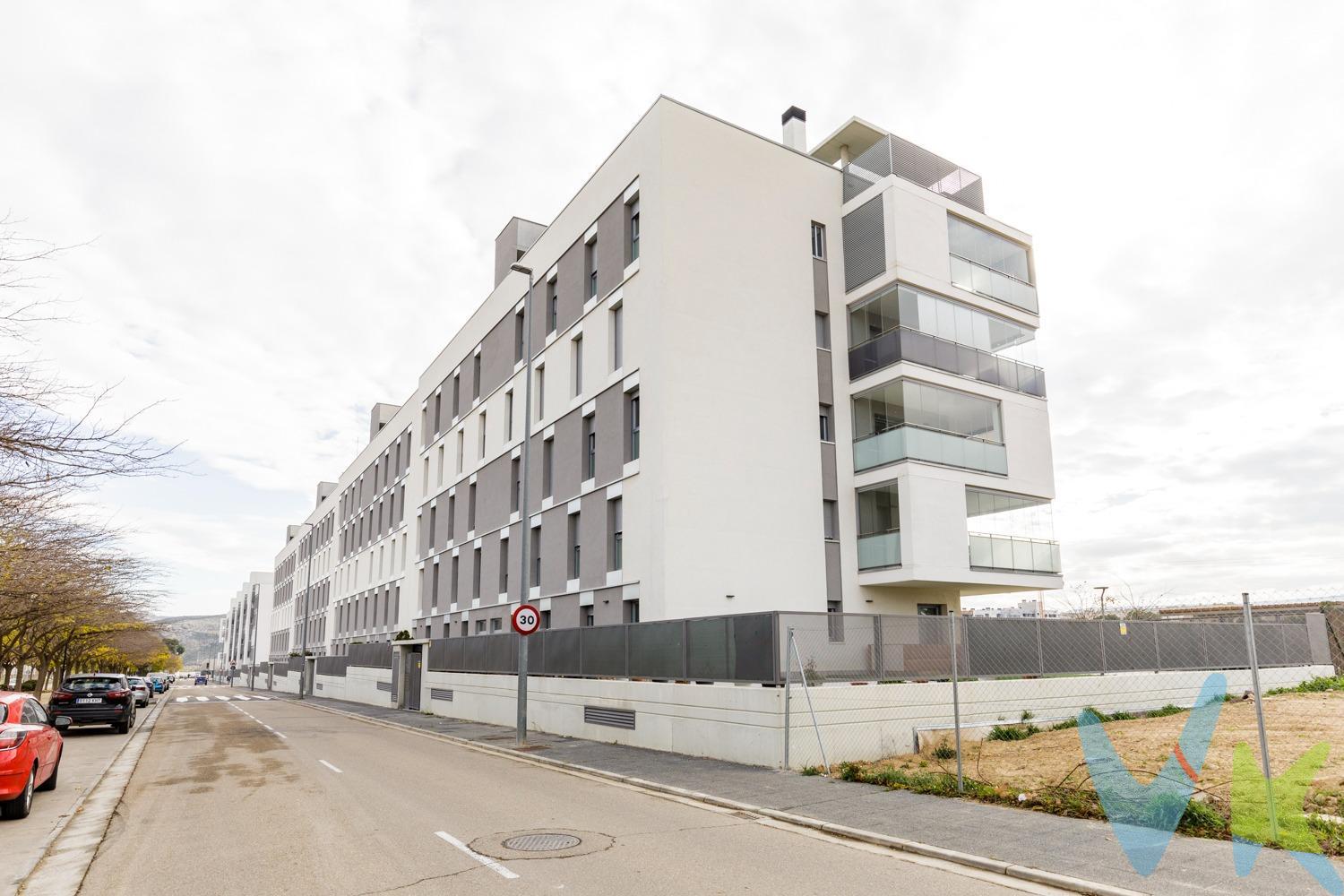 Plaza de Garaje para coche grande situada en Camino del Plano 37, edificio construido en 2021. Facil maniobra y con pocos gastos de comunidad. Para mas información y visitas, contactenos.