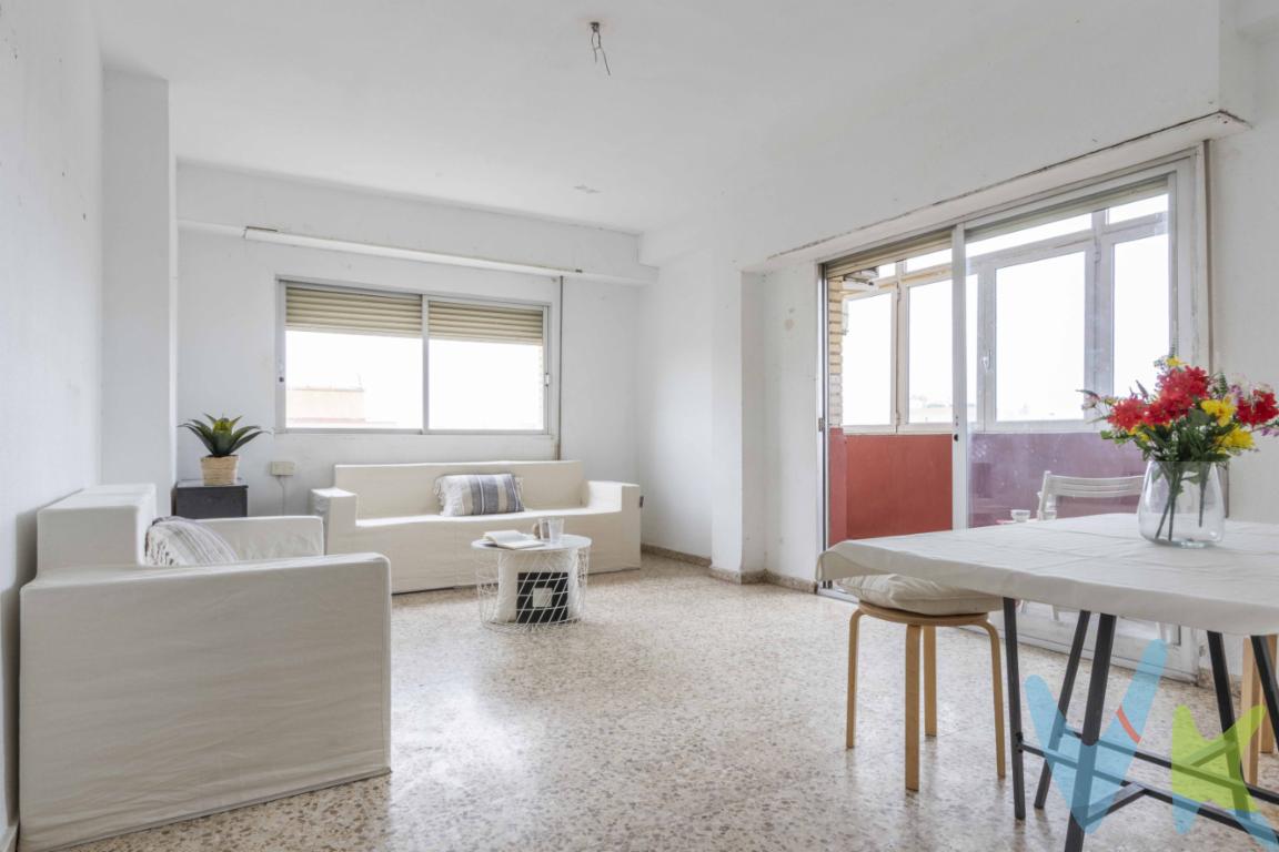 Tu nuevo hogar te espera en  Valencia! 🌟Si buscas una vivienda amplia, luminosa y con una ubicación inmejorable, ¡esta es la oportunidad que estabas esperando! Situada en una séptima planta (¡no es la última!), esta vivienda esquinera te ofrece unas vistas despejadas a la ciudad y las montañas que te dejarán sin palabras.Características destacadas:   3 habitaciones dobles con mucha luz natural   Comedor amplio y diáfano, ideal para tus momentos en familia, con acceso a un balcón acristalado donde podrás disfrutar de las vistas.   Cocina espaciosa para que puedas crear tu espacio ideal.   2 baños interiores perfectamente funcionales.   Armario empotrado en el recibidor para una mayor comodidad.Además, el piso es completamente exterior, lo que garantiza una excelente ventilación y luminosidad. Es una vivienda que te ofrece muchas posibilidades, ya que es ideal para reformar a tu gusto, ¡un lienzo en blanco para que la conviertas en tu hogar perfecto!La ubicación es simplemente excelente: a solo unos pasos del Centro Comercial Arena y con todas las comodidades a tu alcance. Tranvía , restaurantes, tiendas, transporte público, ¡todo lo que necesitas para disfrutar de la ciudad sin renunciar a la tranquilidad de una zona céntrica!Si estás buscando un lugar amplio, cómodo y lleno de potencial, esta es tu oportunidad. ¡No dejes pasar la ocasión de visitar este maravilloso piso!Contáctanos ahora mismo para más detalles o para agendar una visita. ¡Te esperamos! 📞✨