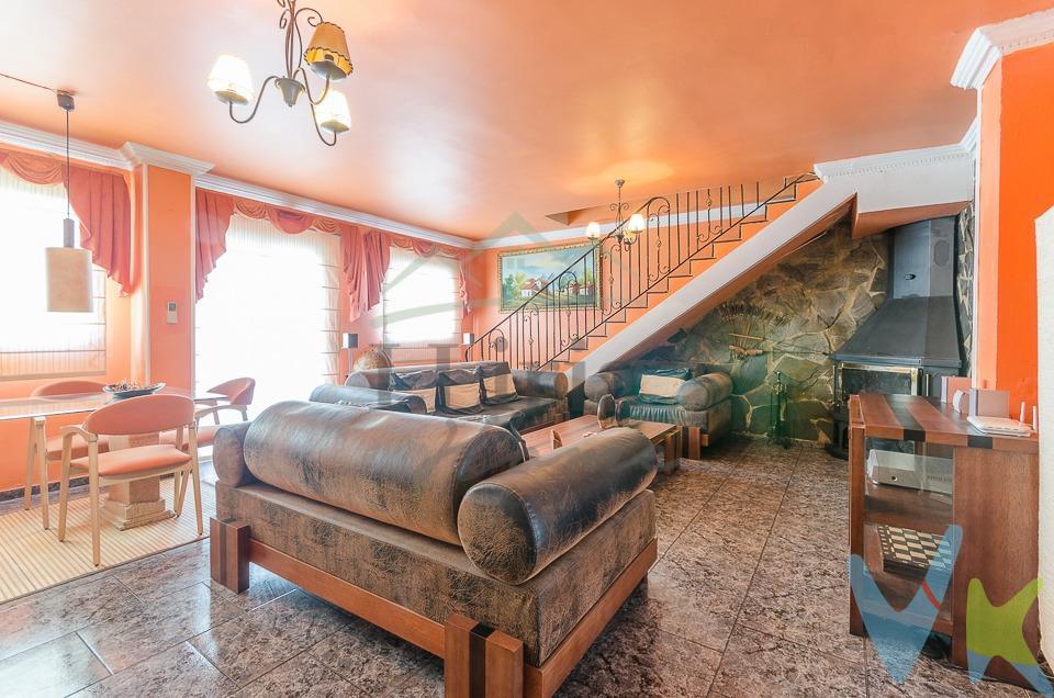 Ref. 04358 – EXCLUSIVA- Piso dúplex en Villamarchante con garaje incluido. 🏡Si buscas amplitud, tranquilidad y una vivienda con múltiples posibilidades, este dúplex en Villamarchante puede encajar perfectamente contigo. Te presentamos este acogedor piso dúplex situado en segunda planta sin ascensor, una opción ideal para quienes valoran la tranquilidad, la luz y la independencia en su vivienda. Ubicado en una zona residencial muy tranquila, pero a la vez próxima a todos los servicios, este inmueble ofrece el equilibrio ideal entre comodidad y calidad de vida. La vivienda cuenta con 100 m² construidos, a los que se suma un amplio espacio adicional en planta superior, perfecto para adaptar a tus necesidades: zona de trabajo, ocio, almacenaje o incluso ampliar la vivienda. 📐 Distribución:. * Salón-comedor amplio con chimenea, ideal para crear un ambiente cálido y acogedor. * Cocina independiente con galería. * 2 habitaciones dobles de gran tamaño. * 2 baños (uno de ellos en suite, pendiente de instalación de sanitarios). 🚗 Extras incluidos:. * Plaza de garaje en el mismo edificio. ✨ Calidades y equipamiento:. * Ventanas de aluminio lacado en blanco. * Suelos de gres. * Chimenea en el salón. * Aire acondicionado mediante split en salón y pasillo. * Radiadores de calor azul. * Termo eléctrico. 📍 Ubicación:. Situado en una zona residencial de Villamarchante, muy tranquila y con fácil acceso a todos los servicios del municipio. Una vivienda con gran potencial, ideal tanto como residencia habitual como para quienes buscan espacio extra y versatilidad. 📞 No dejes pasar esta oportunidad y ven a visitarlo. ¡Te sorprenderá todo lo que puede ofrecerte!. Información importante para el consumidor. El precio del inmueble ofertado no incluye:. Honorarios de la agencia inmobiliaria. Gastos notariales y registrales, que están sujetos a aranceles oficiales y varían en función del precio de escrituración. Impuesto sobre Transmisiones Patrimoniales (ITP), cuyo importe depende del precio del inmueble y de las circunstancias personales del comprador conforme a la normativa vigente en la Comunitat Valenciana. Gastos derivados de la gestión del cambio de titularidad de suministros, en caso de ser solicitados. Comercialización en exclusiva. Por expreso deseo de la propiedad, este inmueble se comercializa en régimen de exclusiva por Lliria Home Inmobiliaria. Rogamos no contactar directamente con la propiedad. Para concertar visitas o ampliar información, contacte con nosotros. Servicios de intermediación inmobiliaria. Los servicios de intermediación incluidos en los honorarios profesionales comprenden, de manera enunciativa y no limitativa, los siguientes:. Visita al inmueble o inmuebles seleccionados por el cliente. Análisis documental del inmueble a adquirir, incluyendo la revisión de la situación registral y catastral. Intermediación y negociación con la parte vendedora para el cierre de la operación. Redacción de los contratos privados necesarios. Supervisión y seguimiento de la operación hasta su firma y acompañamiento a la notaría. Presentación del cliente a entidades financieras para la obtención de financiación, en caso de que lo solicite. Acompañamiento al tasador designado por la entidad financiera seleccionada por el cliente. Realización de visitas adicionales cuando sea necesario para comprobaciones o aclaraciones. Gestión del cambio de titularidad de suministros, en caso de ser solicitada. 📞 Contacto y más información:. 962 78 14 09. #exclusiva #venta #compromiso #inmobiliariallíria #lliriahomeinmobiliaria #firmanotaria #clientescontentoslliriahome