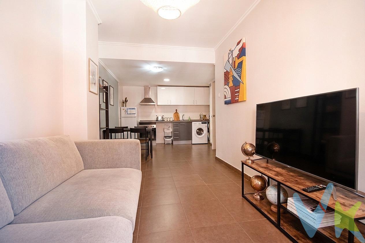 Se vende acogedor piso del año 2011 con 52 m² muy bien distribuidos, pensado para aprovechar cada rincón y hacerlo cómodo en el día a día. La vivienda dispone de una habitación doble con armario empotrado y aire acondicionado, una segunda habitación versátil que puede adaptarse como despacho, dormitorio infantil o espacio de invitados, un baño completo y una cocina abierta al comedor que crea una estancia principal práctica y funcional, donde cocinar, comer y descansar se integran en un mismo ambiente agradable y fácil de vivir. El edificio cuenta con placas solares para el agua caliente, lo que permite que a partir de mayo prácticamente no tengas que encender el termo, facilitando un uso más cómodo de la vivienda durante los meses de más sol. Uno de los aspectos más valorados de este piso es la privacidad que ofrece dentro de una finca de gran tamaño. En tu rellano solo estarás tú, sin vecinos a los lados, lo que aporta una sensación de independencia y tranquilidad difícil de encontrar, además de contar con un rellano amplio que hace más cómodo el acceso a la vivienda. La finca dispone de garaje y trastero, dos elementos que hoy en día marcan una gran diferencia. Tener tu propia plaza de garaje en el mismo edificio te asegura comodidad y seguridad, mientras que el trastero te permite contar con ese espacio extra tan necesario para bicicletas, maletas o todo aquello que no necesitas tener a diario, manteniendo el piso ordenado y despejado. Se trata de una vivienda ideal para quien busca un piso práctico, moderno y fácil de mantener, con una distribución bien pensada y todas las comodidades en la misma finca. Un piso recogido, independiente y con los extras que de verdad se agradecen cada día. ¿A qué estás esperando para venir a visitarlo?. Mobiliario, vehículos y otros elementos decorativos y personales de la propiedad no incluidos. Impuestos, gastos de compraventa, intermediación y financiación no incluidos.