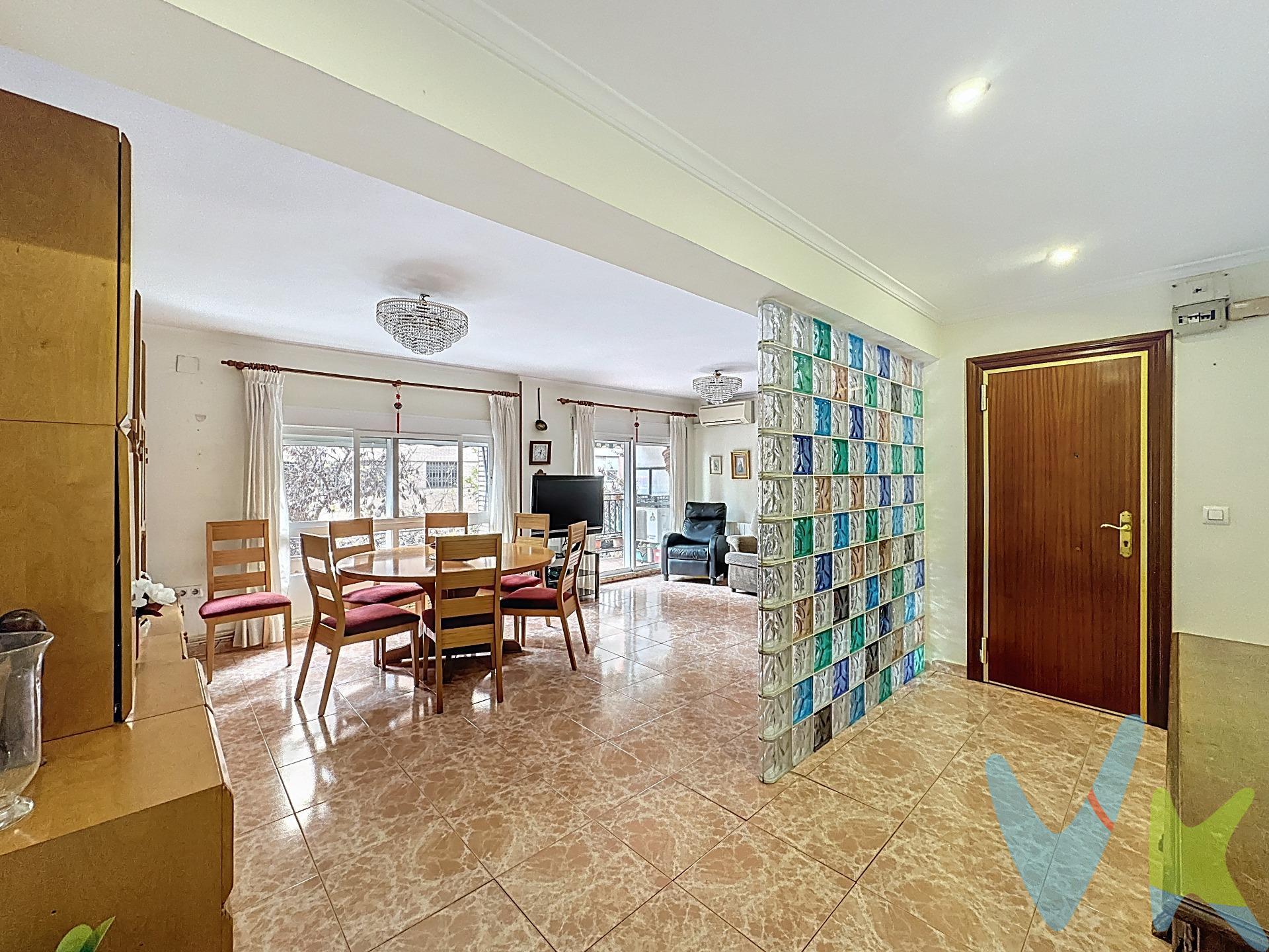 Ubicada en la tranquila calle Periodista Llorente, en el barrio de la Zaidia, esta vivienda de 121 m² construidos según catastro (109 m² útiles y 12 m² de elementos comunes) combina comodidad, luminosidad y funcionalidad. Situada en un edificio con ascensor de 1968, ofrece un hogar ideal para familias que buscan amplitud y buena ubicación. La vivienda se distribuye en tres dormitorios equipados con splits de aire acondicionado. Dos de ellos cuentan con armarios empotrados y ventanas a patio de luces, mientras que el dormitorio principal dispone de baño en suite, salida a un balcón interior y un pequeño trastero. Cuenta con dos baños completos, cocina independiente con galería y un salón-comedor luminoso con balcón y ventanal con vistas a la calle. La distribución es rectangular: desde el recibidor, a la derecha se encuentra el salón-comedor; a la izquierda, un pasillo conduce a la cocina, un baño con ducha, un dormitorio, y al fondo, el segundo dormitorio y el dormitorio principal con baño independiente. Otras características destacadas:. •	Distribución que separa la zona de día y la zona de noche. •	Calefacción por radiadores y aire acondicionado en todas las estancias principales. •	Dos balcones y galería, que aportan confort y espacio de almacenamiento. •	Excelente ubicación, muy bien comunicada y con todos los servicios a mano. •	Posibilidad de adquirir plaza de garaje cercana. Un hogar funcional, con amplios espacios y buena luminosidad, listo para entrar a vivir en una de las zonas más demandadas de Valencia. El próximo miércoles 4 de febrero abrimos sus puertas en un Open House, donde podrás visitarlo sin prisa e imaginar cómo podría convertirse en tu nuevo hogar. Se recomienda reservar cita previa. La descripción del presente inmueble e imágenes tienen mero carácter informativo y en ningún caso carácter contractual, pudiendo ser modificados por la inmobiliaria comercializadora sin que ello implique responsabilidad alguna frente a terceros. En el precio de venta al público, esta propiedad NO incluye los gastos de adquisición (Notario, registro, gestión, honorarios, etc…). 