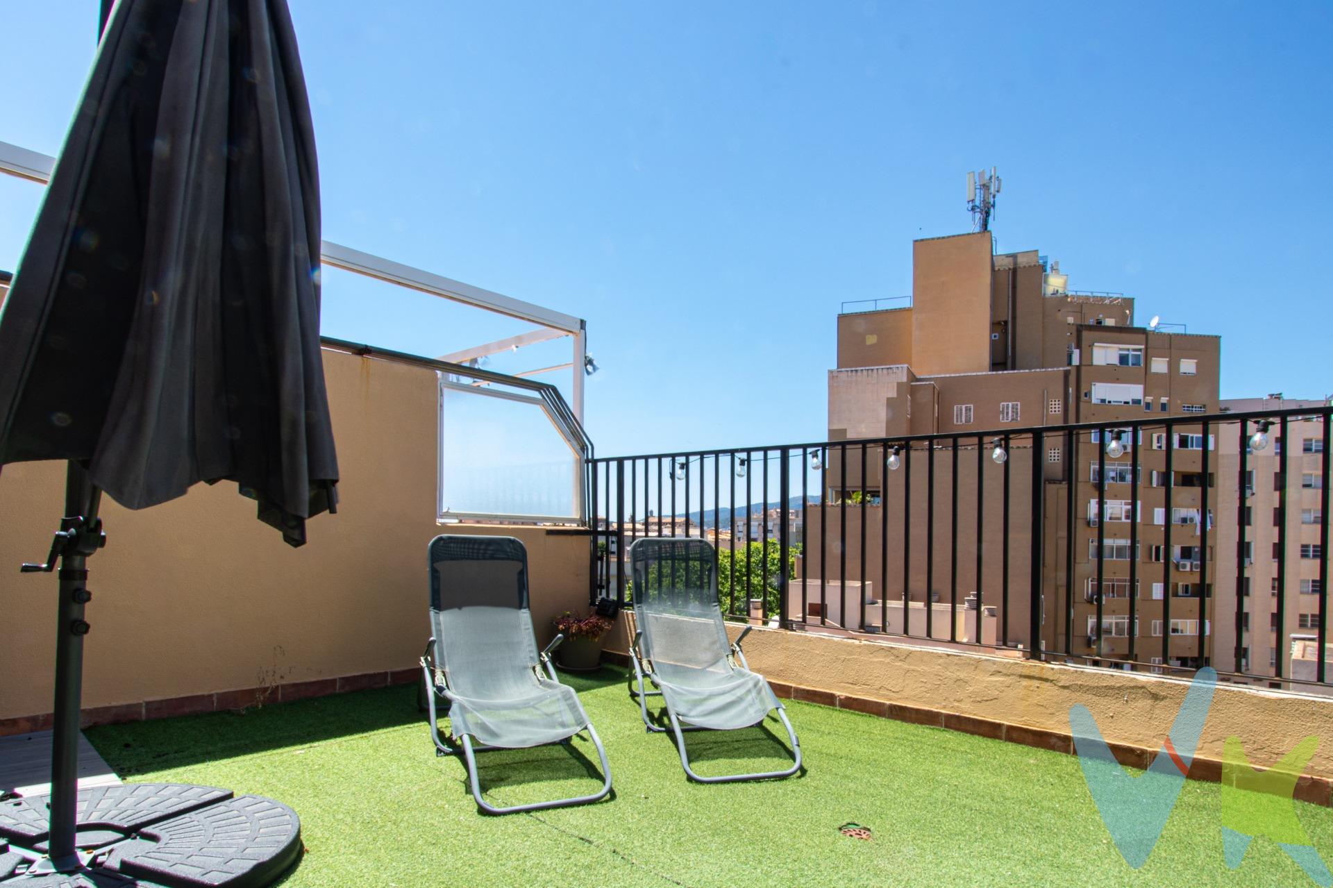 . ¿Siente que su hogar actual se le ha quedado pequeño? Descubra este impresionante ático de 143 m² ubicado en el corazón de Foners, una de las zonas con más proyección de Palma. Esta propiedad es la respuesta para aquellas familias que buscan dar el salto a una vivienda de categoría superior, donde el espacio, la luz y la ubicación se fusionan a la perfección. Un espacio diseñado para la vida familiar. Ubicado en la última planta de una finca cuidada con ascensor, este ático destaca por una distribución pensada para el confort. Cuenta con 5 dormitorios amplios, ideales para familias numerosas o para quienes necesitan despachos independientes para teletrabajar. Dispone de 2 baños completos (el principal configurado como una elegante suite) y un práctico aseo de cortesía. El corazón de la casa es su salón-comedor de grandes dimensiones, inundado de luz natural, que invita a compartir momentos inolvidables. La cocina, totalmente equipada, es lo suficientemente espaciosa como para incluir una mesa de comedor diario, convirtiéndose en el centro neurálgico del día a día. El lujo de vivir en el exterior. El verdadero tesoro de esta propiedad son sus dos terrazas en planta de unos 20 m² cada una. A diferencia de otros áticos, aquí el espacio exterior está al mismo nivel que la vivienda, permitiendo una conexión fluida. Imagine desayunar al aire libre o disfrutar de las noches de verano mallorquinas en su propio oasis privado. Ubicación Estratégica: Ciudad y Playa. La ubicación es, sencillamente, inmejorable. Foners ofrece el equilibrio perfecto:. A un paso del Casco Antiguo: Disfrute de la riqueza cultural, las tiendas de lujo y la gastronomía del centro de Palma dando un agradable paseo. Proximidad a la Playa: A pocos minutos a pie de la playa de Can Pere Antoni y del Paseo Marítimo, ideal para hacer deporte o disfrutar del mar a diario. Conexiones de primera: Salida rápida a la Vía de Cintura y excelente servicio de transporte público, rodeado de todos los servicios esenciales (colegios de prestigio, centros médicos y supermercados). Calidad y Soluciones de Aparcamiento. La vivienda está lista para entrar a vivir, equipada con carpintería exterior de PVC con Climalit, calefacción por gas ciudad y aire acondicionado por splits en todas las estancias (excepto cocina). Sabemos que la comodidad es prioritaria, por ello, la propiedad incluye una plaza de parking ubicada en la finca colindante. Además, para familias con más de un vehículo, ofrecemos la posibilidad opcional de adquirir una segunda plaza de parking por 40.000€. Información legal y transparencia:. El precio de venta indicado no incluye el Impuesto de Transmisiones Patrimoniales (ITP), que será orientativamente del 8,62 %, ni los gastos notariales y registrales, estimados orientativamente en un 2 % del valor de la compraventa, los cuales deberán ser abonados por la parte compradora al firmar la correspondiente escritura pública. El importe de los impuestos se calcula sobre el precio final que conste en la escritura pública y puede variar en función de la normativa aplicable, así como de las subvenciones, ayudas, edad y demás circunstancias personales del contribuyente. Los honorarios de la agencia inmobiliaria serán asumidos íntegramente por la parte vendedora, no suponiendo coste alguno para la parte compradora. Inmobiliaria Inscrita en el Registre Oficial de Agents Immobiliaris de les Illes Balears con el NÚMERO REGISTRO: GOIBE747077/2024