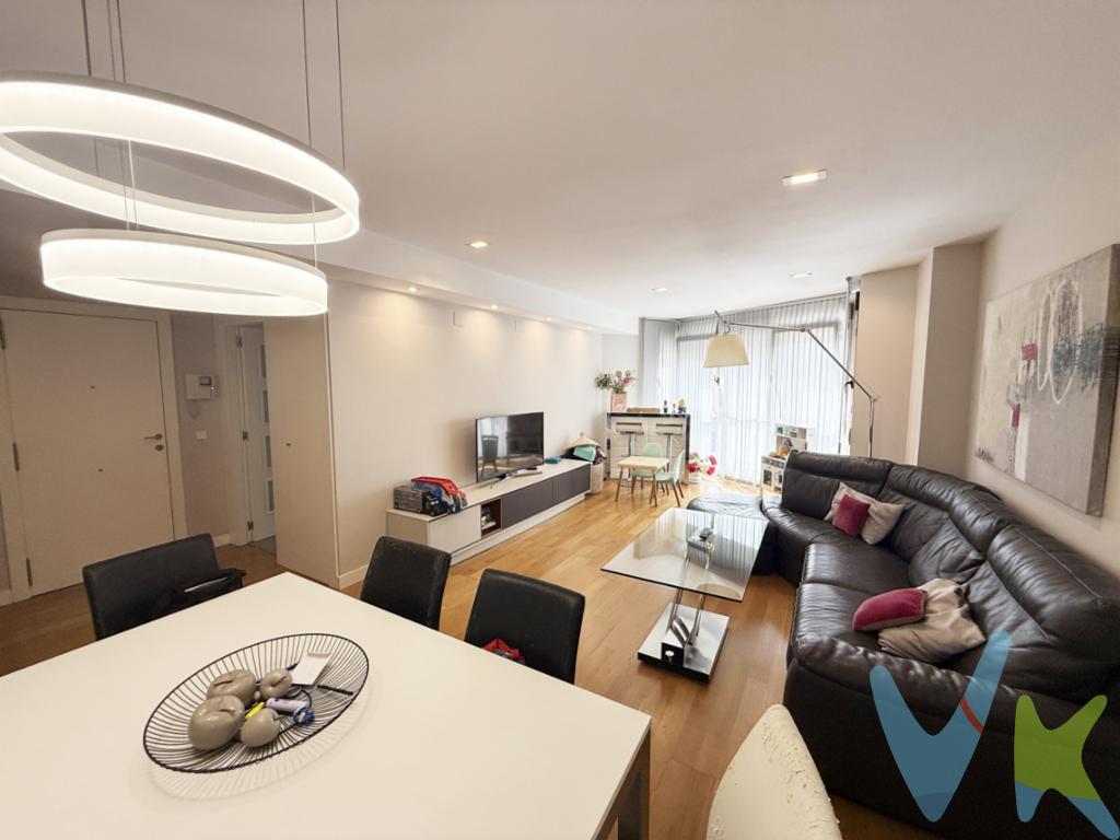 En el corazón de Alboraya, específicamente en la codiciada zona de Ausias March, se encuentra este excepcional piso en venta, un lugar donde la comodidad y el estilo se fusionan para ofrecer una vida plena. Al entrar en este espacioso inmueble, con una superficie útil de 99.37 metros cuadrados y 122.7 metros construidos, sentirás de inmediato su cálida bienvenida y su distribución perfectamente diseñada.Ubicado en la segunda planta de un edificio moderno donde destaca su gran luminosidad, construido en 2013, este piso es el epítome de la modernidad y el confort. Una de las grandes ventajas es su acceso a través de un ascensor, lo que garantiza una entrada cómoda y accesible para todos.  En la propiedad encontrarás dos habitaciones dobles con armarios empotrados y la habitación principal con vestidor independiente, que ofrecen espacios amplios y luminosos. Cada uno de estos espacios ha sido diseñado pensando en las necesidades del residente moderno, ofreciendo un equilibrio perfecto entre funcionalidad y elegancia. Las habitaciones son ideales tanto para uso personal como para adaptarse a las necesidades familiares.Además, este inmueble cuenta con dos plazas de garaje en el sótano -1 de medidas aproximadas de 5 x 2,7 mts, proporcionando la seguridad y la comodidad que solo un espacio propio puede ofrecer. También incluye un trastero, un espacio adicional que siempre se agradece para almacenar aquellos objetos que no se utilizan diariamente, manteniendo de esta manera la vivienda ordenada y aprovechando al máximo cada metro cuadrado.La ubicación de este maravilloso hogar es simplemente inmejorable. Situado cerca dela estación de metro Palmaret y paradas de autobús nº 70, este inmueble garantiza excelentes conexiones de transporte. El fácil acceso a diferentes líneas de transporte público permite desplazarte sin esfuerzo al centro de Valencia o a cualquier destino deseado. La movilidad y la conectividad son sin duda una de las características más destacadas de esta propiedad.Este piso no solo es un espacio físico, sino un lugar donde podrás crear recuerdos y experiencias únicas. Su amplitud invita a disfrutar de reuniones familiares, momentos de ocio y descanso en un entorno que prioriza el confort. La distribución de sus espacios ha sido pensada minuciosamente para aprovechar cada rincón, garantizando no solo un sitio para vivir, sino un hogar en el que tendrás la oportunidad de experimentar la verdadera calidad de vida.Este inmueble es una inversión inteligente, situado en una de las zonas con mayor proyección y demanda de Alboraya. No solo ofrece comodidad y modernidad, sino también una excelente oportunidad de valorización a futuro. Tener la opción de disfrutar de todas estas ventajas en un solo lugar es algo excepcional.No pierdas la oportunidad de hacer de este piso tu nuevo hogar. Esperamos con entusiasmo tu visita para mostrarte cada detalle.------Agencia Registrada con el Nº 2960 en el Registro Obligatorio de Agentes Inmobiliarios de la Comunitat Valenciana, según el DECRETO 98/2022, de 29 de julio, del Consell, por el que se regula el Registro de Agentes de Intermediación Inmobiliaria de la Comunitat Valenciana.    La documentación del inmueble ha sido revisada y estimamos que reúne todos los requisitos necesarios para ser comercializado.    El precio del inmueble no incluye los honorarios de la agencia que ascienden a un 4% + IVA, ni los gastos de notaría y registro de la propiedad (que están sujetos a aranceles y varían dependiendo del precio de escrituración), ni los impuestos (que en la Comunitat Valenciana varían dependiendo del precio del inmueble y de las características personales del comprador). Si tramita la inscripción una gestoría, deberá abonar sus honorarios más iva ( en este caso suele oscilar entre los 250EUR y los 400EUR + iva). Las medidas aquí expuestas han sido obtenidas del Catastro.    El anuncio no es vinculante, puede contener errores.    ¿Tienes alguna duda? Consúltanos.    ***    Los vendedores han confiado en este equipo para gestionar la venta del inmueble de forma exclusiva. Como no puede ser de otra forma, garantizamos un servicio de calidad, actuando en todo momento de forma transparente, ética y profesional. Así pues, se ruega la no interferencia de terceros, y sobre todo, no molestar a los propietarios, a los ocupantes del inmueble o a los vecinos. Muchas gracias por tu comprensión. 