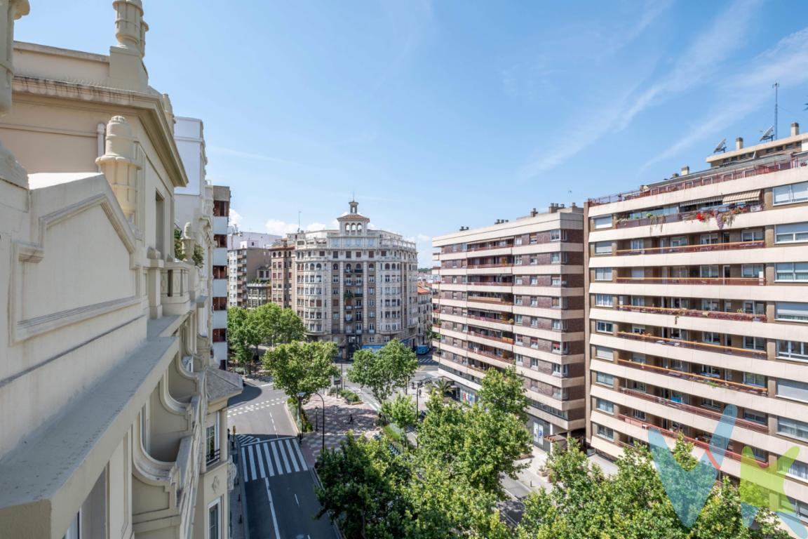 . En Ps. Sagasta. Imagina llegar a casa y sentir que cada detalle refleja tu estilo. En una de las direcciones más codiciadas de Zaragoza, te ofrecemos esta vivienda exclusiva para actualizar y convertirla en tu oasis personal. Un entorno de privilegio. Finca representativa con portería, solárium comunitario y 4 ascensores, uno de ellos con acceso directo al rellano de tu piso. Terraza corrida con vistas al emblemático Paseo de Sagasta, el escenario perfecto para tus desayunos al sol o tus veladas bajo las estrellas. Dos entradas, infinitas posibilidades. Acceso principal: amplio salón luminoso con chimenea de mármol y salida a la terraza. Entrada de servicio: conecta con la cocina equipada y su galería de tendedero, y da paso a la habitación de servicio con baño completo y vistas al Huerto de las Monjas. Espacios para tu vida:. ✨3 dormitorios exteriores, incluyendo el principal con baño en suite. ✨2 baños adicionales para invitados y zona de descanso. ✨ Planta casi cuadrada, ideal para redistribuir y adaptar a tu manera. Confort y comodidad:. ✨Aire acondicionado por conductos y calefacción central con contador individual. ✨Suelo de parquet en espiga en las estancias nobles, para un toque de elegancia atemporal. Lo práctico hecho lujo:. 2 plazas de garaje (con opción a una tercera) y trastero incluidos. Aquí no solo compras metros, compras ubicación, exclusividad y potencial para diseñar la casa de tus sueños. 📞 Llámanos y descubre cómo convertir este lienzo en tu hogar perfecto. . . . . 