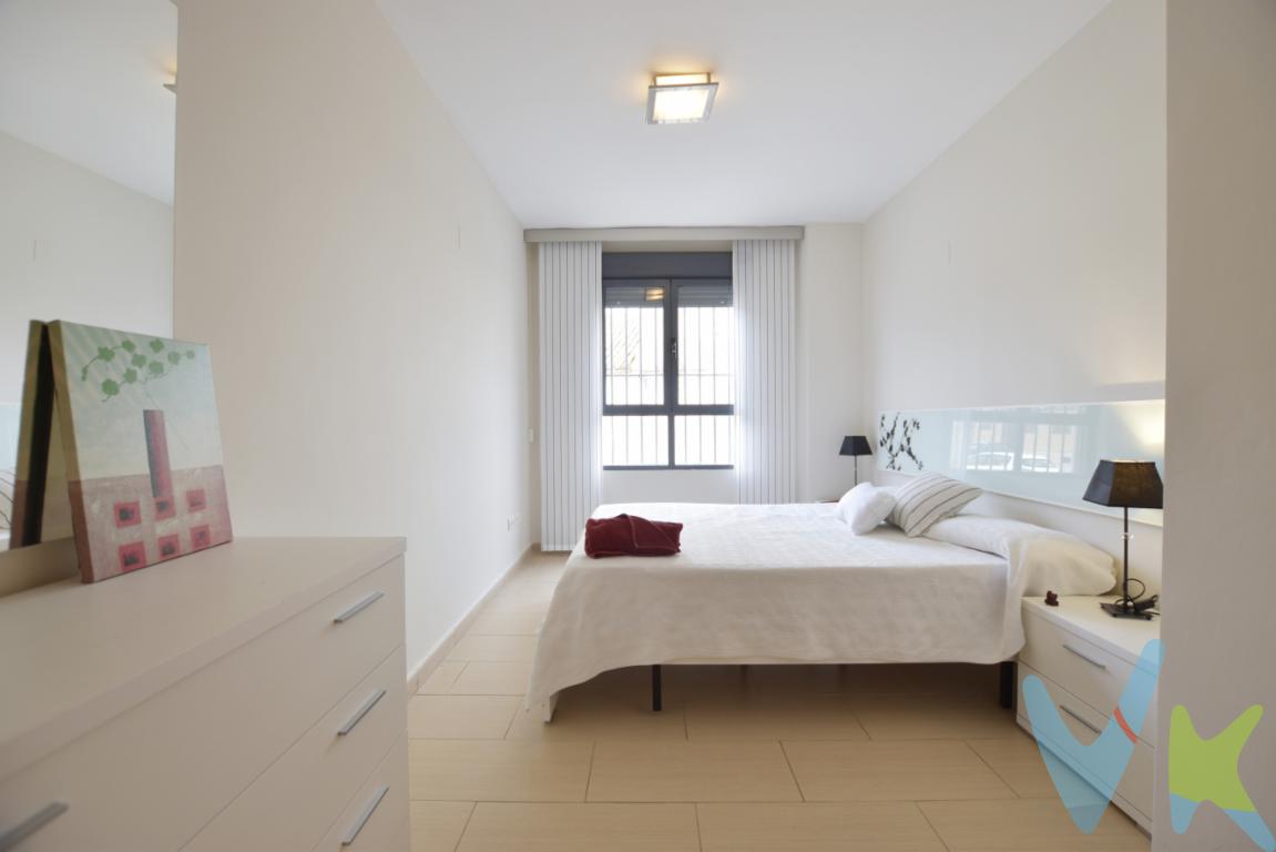 ¿Quieres vivir en Rafelbunyol? Te proponemos esta vivienda en la calle principal del municipio, con tres habitaciones y dos baños, uno de ellos en la habitación principal. Todas las estancias dan a la calle excepto la cocina que da a un patio de luces, ideal para lavadero o desahogo de la familia. La vivienda es amplia, unos de 105 metros construidos y con la comodidad de ser planta baja. Vivirás muy cerca del colegio, del centro de salud y muy cerca, a menos de cinco minutos, de la parada del metro línea 3. Se incluye plaza de garaje y trastero. Municipio de l´Horta Nord, a unos 25 minutos de la ciudad y del aeropuerto de Manises, a 5km del mar. ¿Quieres más información?¿Te gustaría enterarte en primicia de nuestros inmuebles en alquiler y venta? En VIVEKU.ES los publicamos con unos días de antelación.Contamos con 30 años de experiencia acreditada y nuestro objetivo es garantizarle un servicio de compra humano, ético, de calidad, fácil y seguro. Nuestro equipo lo integran agentes con la titulación AIR (Agente Inmobiliario Registrado) y Agentes Certificadores de la categoría Premium en certificación de inmuebles y debidamente registrados en el Registro de Agentes de Intermediación de la CV (RAICV 0743). Consulte en nuestras reseñas de Google lo que opinan los clientes que ya han trabajado con nosotros.El precio NO incluye: Impuestos, gastos de Notaría, registro y honorarios de inmobiliaria.  
