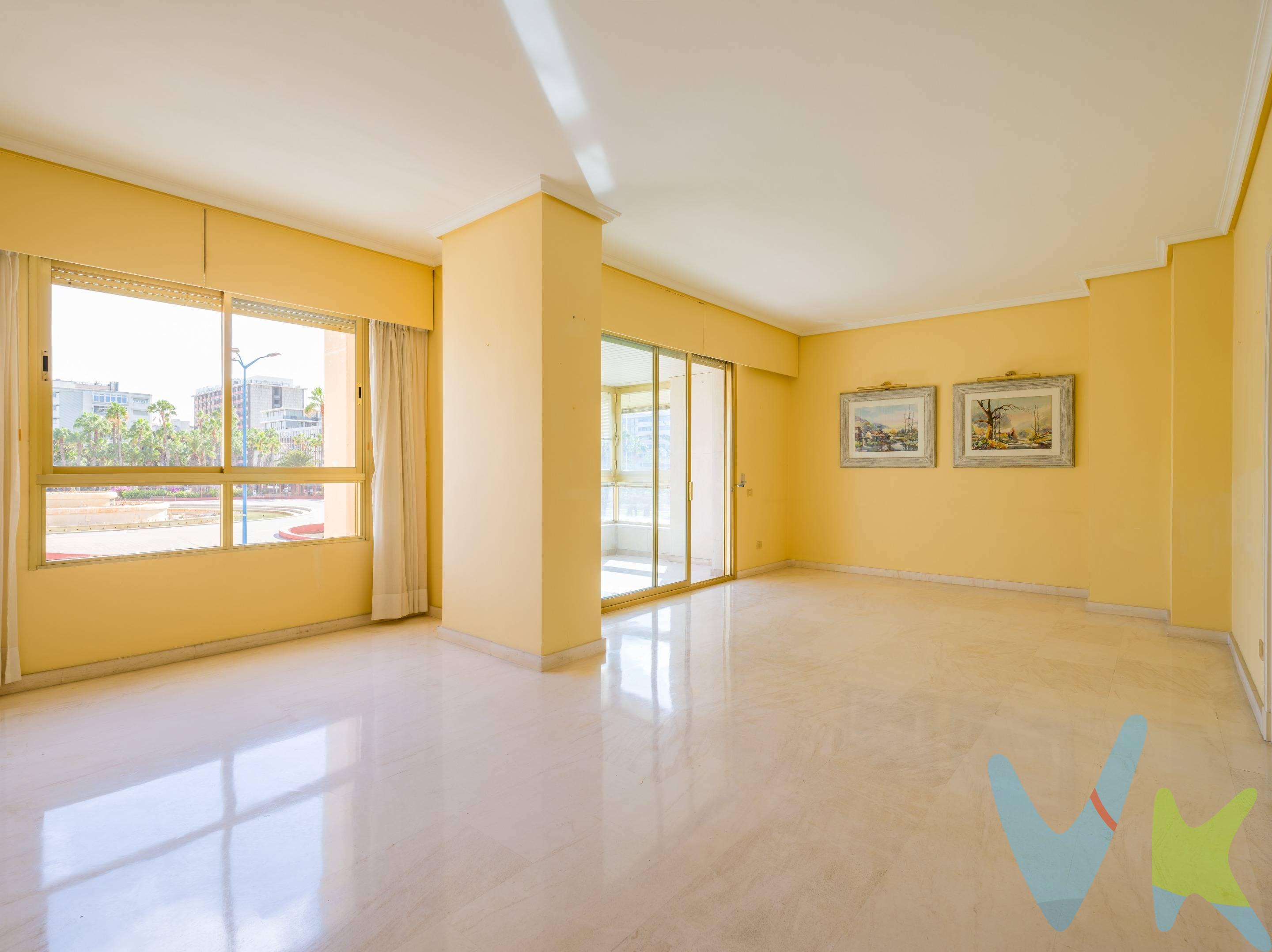 Un hogar lleno de luz, encanto y distinción en un edificio de alto standing. Imagina despertar cada día rodeado de luz, con vistas a la majestuosa Fuente Luminosa, el azul del mar y la vibrante vida urbana. Este piso no es solo una vivienda: es el escenario perfecto para crear recuerdos inolvidables. Con 164 m² construidos y 158 m² útiles, su amplitud, diseño y ubicación privilegiada lo convierten en un verdadero refugio de serenidad , comodidad y sofisticación. Un espacio para soñar. Este hogar cuenta con 4 dormitorios que se bañan de luz natural, proporcionando un ambiente cálido y acogedor. Su distribución se complementa con dos terrazas:. La terraza principal, con vistas panorámicas a la Fuente Luminosa y el mar, perfecta para disfrutar de atardeceres mágicos. La terraza trasera, un rincón más privado y tranquilo, ideal para relajarte o compartir momentos íntimos con los tuyos. La vivienda dispone además de tres cuartos de  baños, dos  prácticas despensas para almacenamiento adicional, y un diseño tan funcional como encantador. Una solana muy amplia con un gran ventanal de aluminio Thecnal, dejando entrar mucha luz y aire con tendedero y lavadero. . Con una actualización  sencilla, podrías transformarla en un espacio absolutamente mágico, adaptado a tu estilo y necesidades. Detalles que hacen la diferencia:. Trastero amplio y organizado: Con 8,25 m², armarios profundos, compartimentos generosos y una barra para colgar ropa, este espacio es perfecto para mantener todo en orden. Plaza de garaje de fácil acceso: Con 13 m², muy  amplia,  para coche y moto, muy  cómoda y de muy fácil acceso "sin necesidad de ninguna maniobra". Seguridad y tranquilidad absolutas: Cámaras de alta resolución en todas las áreas comunes y un servicio de conserjería, paquetería, recepción de documentos previa autorizacion "muy"atento y con total discrección con el que podrá contactar durante las 24 horas, los 365 días del año. Comodidades exclusivas de un edificio de alto standing. Gimnasio privado equipado con múltiples aparatos, sin coste alguno, abierto todos los días de 8:00 a 22:00. Salón social con WiFi, ideal para reuniones privadas, celebraciones o simplemente desconectar. Patio trasero renovado, un espacio diáfano que ofrece múltiples posibilidades: paseos, juegos infantiles o encuentros al aire libre. Eficiencia y modernidad. El edificio cuenta con agua caliente centralizada, eliminando la necesidad de termos individuales, y las instalaciones de agua han sido renovadas con los mejores materiales. Los sistemas de seguridad y contraincendios son de última generación, y cada rellano cuenta con contenedores de reciclaje para mayor comodidad. Todos los servicios q necesita supermercados Bancos etc.a lado del edificio.La vivienda se encuentra a 5' caminando de la Calle Mayor de Triana. Un ambiente único. Vivir aquí significa formar parte de una comunidad distinguida, donde el respeto, la educación y la tranquilidad son protagonistas. La vida cotidiana se disfruta con la seguridad de estar rodeado de vecinos que comparten un estilo de vida elevado. Gastos de comunidad sin sorpresas. Por solo 207 €/mes, que incluyen vivienda, garaje y trastero, podrás disfrutar de todas estas comodidades, sin derramas pendientes ni previstas, ya que el edificio ha sido actualizado por completo en los últimos tres años. Este piso no es solo un hogar; es un estilo de vida. Su ubicación, luminosidad y posibilidades lo convierten en una joya única. Déjate seducir por su encanto y convierte cada día en una experiencia inolvidable. 