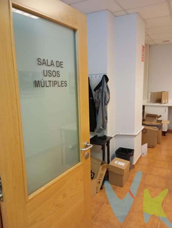 ¡Excelente oportunidad para emprendedores y centros de formación en Oviedo!Se VENDE local comercial totalmente acondicionado y listo para entrar en la calle Fuertes Acevedo, una de las zonas con más vida y tránsito de la ciudad, con excelente visibilidad y comunicación.El local cuenta con licencia en vigor para academia de enseñanza, lo que permite iniciar la actividad de forma inmediata sin esperas burocráticas. Es un espacio funcional, luminoso y diseñado para garantizar la comodidad de profesores y alumnos.Características principales:Distribución profesional: El inmueble está dividido en varias estancias independientes (aulas/despachos) mediante tabiquería de calidad y grandes superficies acristaladas que aportan una sensación de amplitud y luminosidad natural en todo el local.Zona de recepción: Dispone de un área de entrada espaciosa ideal para atención al público, perfectamente diferenciada de las zonas de estudio.Aulas equipadas: Las fotos muestran espacios amplios con capacidad para varios puestos de estudio, suelos de gres de fácil mantenimiento y techos técnicos con iluminación LED integrada.Equipamiento y confort: Cuenta con calefacción eléctrica (radiadores de bajo consumo), tomas de red en diferentes puntos y grandes ventanales a la calle que funcionan como escaparate y fuente de luz.Accesibilidad y visibilidad: Entrada a pie de calle con cristalera de seguridad y persiana metálica. Situado en una zona estratégica de Oviedo, rodeado de servicios, transporte público y con gran afluencia peatonal.Ideal para: Academias de idiomas, centros de refuerzo escolar, autoescuelas, despachos profesionales, estudios de diseño o cualquier actividad administrativa que requiera de un espacio dividido y profesional.Condiciones:Disponibilidad inmediata.¡No pierdas la oportunidad de visitar este local y dar el siguiente paso en tu negocio! Contacta con nosotros para concertar una visita. PRECIO DE VENTA SIN GASTOS NI IMPUESTOS INCLUIDOS: El precio de venta no incluye gastos de notaría, registro de la propiedad, gestoría, ni el Impuesto de Transmisiones Patrimoniales (ITP) o el IVA/AJD. HONORARIOS: El precio de venta no incluye los honorarios que se devengan a cargo del cliente comprador por la prestación de servicios de asesoramiento y gestión. El importe asciende al 2%, con un mínimo de 2.000 EUR, del Precio de Venta (IVA no incluido). Dichos honorarios deberán ser abonados a la firma de la escritura pública.   