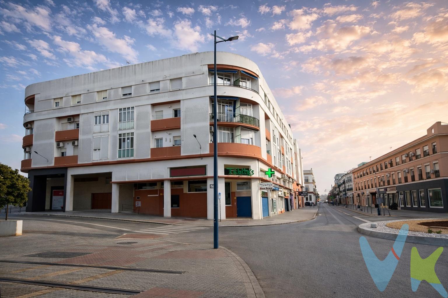 🏡 Oportunidad en Avenida de Solano, Chiclana. Se vende este acogedor piso, ideal tanto para vivir como para invertir, ubicado en una zona muy demandada de Chiclana. La vivienda cuenta con un luminoso salón, 1 dormitorio, cocina amueblada y baño completo, ofreciendo un espacio funcional y cómodo. El edificio dispone de ascensor, lo que aporta un plus de comodidad. Además, cuenta con una ubicación estratégica, con parada de tranvía cercana, rodeado de todo tipo de servicios (comercios, supermercados, etc.) y a tan solo 5 minutos a pie del centro de la ciudad.  . PISO con ASCENSOR en 3ª PLANTA  de 53 m² construidos (45 m² útiles) que consta de 1 dormitorio, salón, cocina amueblada y baño. LE GUSTARÁ!!!. En cumplimiento de las obligaciones de información previstas en la Ley 10/2025, de 28 de diciembre, de servicios de atención a la clientela y transparencia, así como en la normativa sectorial vigente, se hace constar que el precio indicado no incluye los gastos e impuestos inherentes a la adquisición, los cuales se desglosan a continuación:. •	Impuesto sobre Transmisiones Patrimoniales (ITP): Se aplicará el tipo impositivo vigente en la Comunidad Autónoma de Andalucía (generalmente el 7%, sin perjuicio de tipos reducidos del 3,5% o 6% aplicables según las circunstancias personales del comprador o las características del inmueble). El impuesto se devenga sobre el Valor de Referencia de Catastro o el precio de venta, aquel que resulte superior. •	Gastos de Notaría: Los honorarios notariales se calcularán conforme al arancel oficial regulado en el Anexo I, del Real Decreto 1426/1989, de 17 de noviembre, por el que se aprueba el arancel Notarial. (Cálculo aproximado: 1.500 €, de los que la parte vendedora abonará el coste de la Escritura matriz y la parte compradora, las copias). Más información: https://www.boe.es/buscar/act.php?id=BOE-A-1989-28111 . •	Gastos de Registro: La inscripción en el Registro de la Propiedad se facturará según el arancel oficial establecido en el ANEXO I, del Real Decreto 1427/1989, de 17 de noviembre, por el que se aprueba el arancel Notarial. Más información: https://www.boe.es/eli/es/rd/1989/11/17/1427. •	Financiación externa: En el caso de necesitar financiación, habrá que sumar los gastos de la Entidad financiera (Gestoría, tasación, seguros,…) . •	Honorarios Agencia del Vendedor: incluidos en el PVP. •	Honorarios Agencia del comprador: La agencia informa que los honorarios ascenderán a un 4% + IVA, sobre el valor de compra. Para una información exhaustiva sobre el funcionamiento, tipos impositivos y bonificaciones del ITP en Andalucía, puede consultar el portal oficial de la Agencia Tributaria de la Junta de Andalucía en el siguiente enlace:. https://www.juntadeandalucia.es/organismos/economiahaciendayfondoseuropeos/areas/tributos-juego/tributos/paginas/impuestos-cedidos-transmisiones.html; . La agencia dispone de documentación e información adicional relativa al inmueble, que podrá ser solicitada por el consumidor. A su vez, disponemos del Documento Informativo Abreviado de la propiedad (Según Decreto 218/2005, del 11 de Octubre) y de Seguro de Caución, para la protección del dinero entregado como señal para la Reserva de una vivienda. La agencia efectúa una labor de intermediación, por lo que las condiciones finales de la compraventa quedas sujetas a la aceptación expresa de la parte vendedora y a la ulterior formalización del contrato.