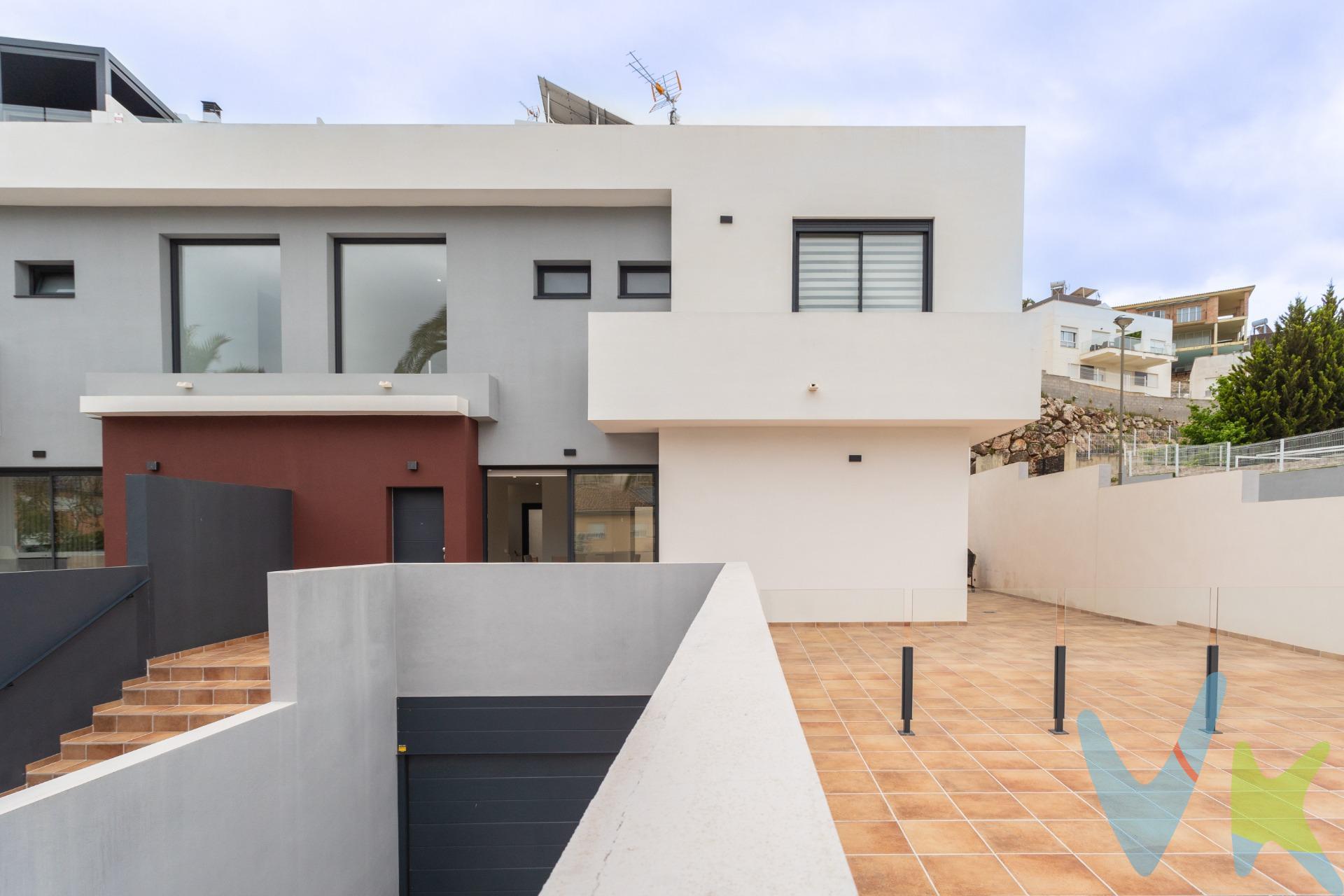 Espectacular casa pareada en venta en Alzira, ubicada en una URBANIZACIÓN PRIVADA Y TRANQUILA , con EXCELENTE ACCESO AL CENTRO DEL PUEBLO Y LAS PRINCIPALES VÍAS DE COMUNICACIÓN. Esta VIVIENDA SEMI-NUEVA combina DISEÑO, EFICIENCIA ENERGÉTICA Y CONFORT, ofreciendo una experiencia de hogar única. Distribuida en dos plantas más un cómodo sótano, dispone de tres habitaciones, dos baños completos + un aseo, cocina independiente totalmente equipada con electrodomésticos de alta calidad y un salón luminoso y acogedor. En la planta sótano se encuentran el garaje con portón eléctrico, un lavadero independiente y almacenaje. La propiedad ha sido equipada con  SISTEMA DE CALEFACCIÓN y AIRE ACONDICIONADO por conductos con tecnología AirZone, que incluye HUMIDIFICADOR y VENTILACIÓN INTEGRADA. La orientación Este-Oeste garantiza LUZ NATURAL durante todo el día, mientras que las ventanas con doble acristalamiento y las PERSIANAS ELÉCTRICAS en la segunda planta aseguran confort térmico y acústico. La casa dispone de PANELES SOLARES en el techo y una calificación energética "A", ideal para quienes valoran la sostenibilidad. Además, cuenta con una ANTENA DE INTERNET PROPIA, videoportero con Wifi, y una puerta principal blindada (nivel 4) que aporta un plus de seguridad. En el exterior, el jardín rodea una magnífica PISCINA PRIVADA con sistema de CLORACIÓN SALINA, iluminación interna, mosaico antideslizante con efecto marmoleado de Gresite Carrara, ducha con telefonillo. También se ha realizado la preinstalación para barbacoa y se incluye un sistema de recolección de agua de lluvia con motobomba. El suelo interior está revestido con un laminado especial resistente a la humedad, asegurando durabilidad y elegancia. Una casa moderna, eficiente y preparada para el futuro, LISTA PARA ENTRAR A VIVIR. Para más información o concertar una visita, no dudes en contactarnos. 🏡✨. La descripción y los datos del presente inmueble tienen carácter meramente informativo y en ningún caso contractual. En el precio de la vivienda no están incluidos los honorarios de agencia, gastos de compraventa y/o financiación. Por mandato expreso del propietario, comercializamos este inmueble en exclusiva compartida, lo que garantiza un servicio de calidad, un trato fácil y personalizado, una gran difusión en nuestras redes compartidas y sin interferencias de terceros. Por este motivo se ruega no molestar al propietario, a los ocupantes de la propiedad, a los vecinos o conserjes del edificio si los hubiera. Si eres una agencia, llámanos colaboraremos contigo. . Muchas gracias. 