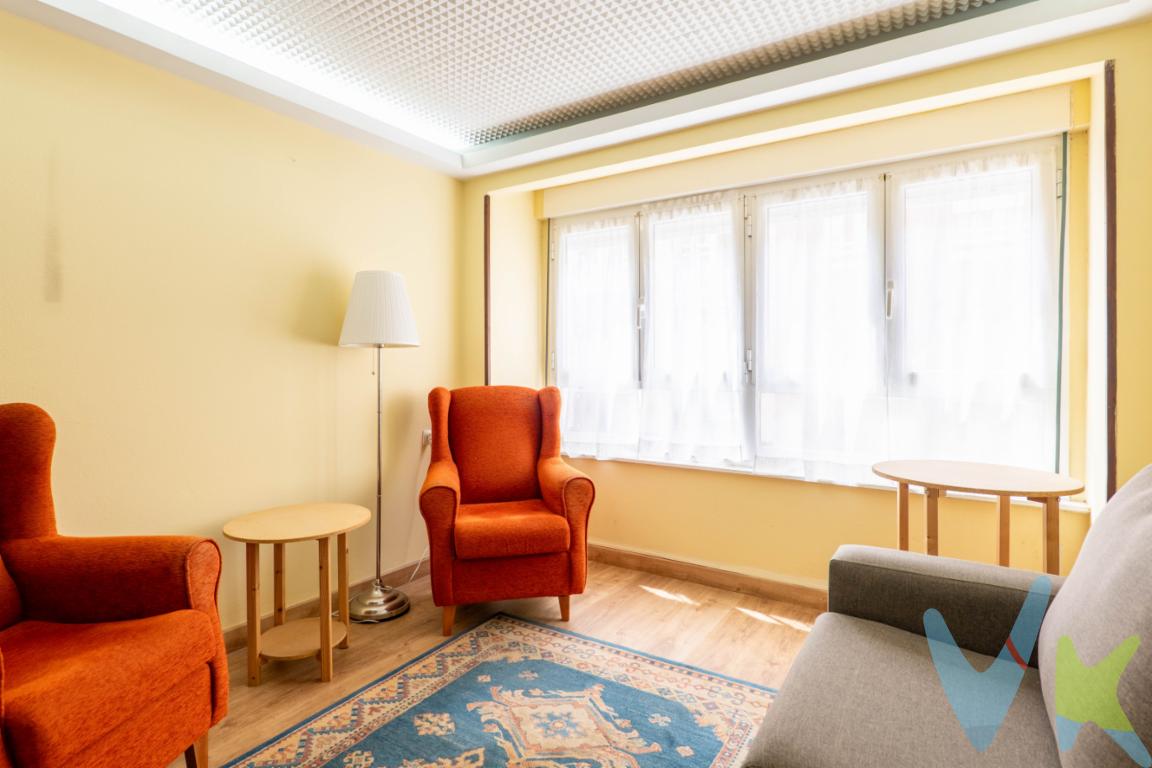 Ubicada en una de las zonas más cotizadas de la ciudad, en pleno barrio de La Arena y a escasos pasos de la playa de San Lorenzo, esta magnífica vivienda en la calle Emilio Tuya representa una oportunidad excepcional para disfrutar de un estilo de vida cómodo, exclusivo y plenamente urbano.La propiedad ofrece una cuidada distribución con cuatro dormitorios, baño completo y aseo de cortesía, además de salón y cocina independiente. Dos de sus estancias se orientan hacia la calle Emilio Tuya, mientras que el resto disfrutan de una extraordinaria luminosidad gracias a su ubicación sobre la cubierta del pabellón deportivo, aportando amplitud y luz natural durante todo el día.Vivir en La Arena es disfrutar de uno de los entornos más consolidados y valorados de la ciudad, con todos los servicios al alcance: centros educativos, centro de salud, instalaciones municipales, comercios, restauración y zonas de ocio, todo ello a menos de cinco minutos caminando. Una ubicación privilegiada que permite prescindir del vehículo y disfrutar del día a día con total comodidad.Una vivienda ideal tanto como residencia habitual como inversión vacacional, en una de las áreas con mayor demanda y proyección de la ciudad. Se informa a los interesados que el precio de venta indicado no comprende los honorarios al comprador de la agencia inmobiliaria, el Impuesto de Transmisiones Patrimoniales (ITP) ni los gastos asociados a la compraventa (notaría, registro de la propiedad y otros)