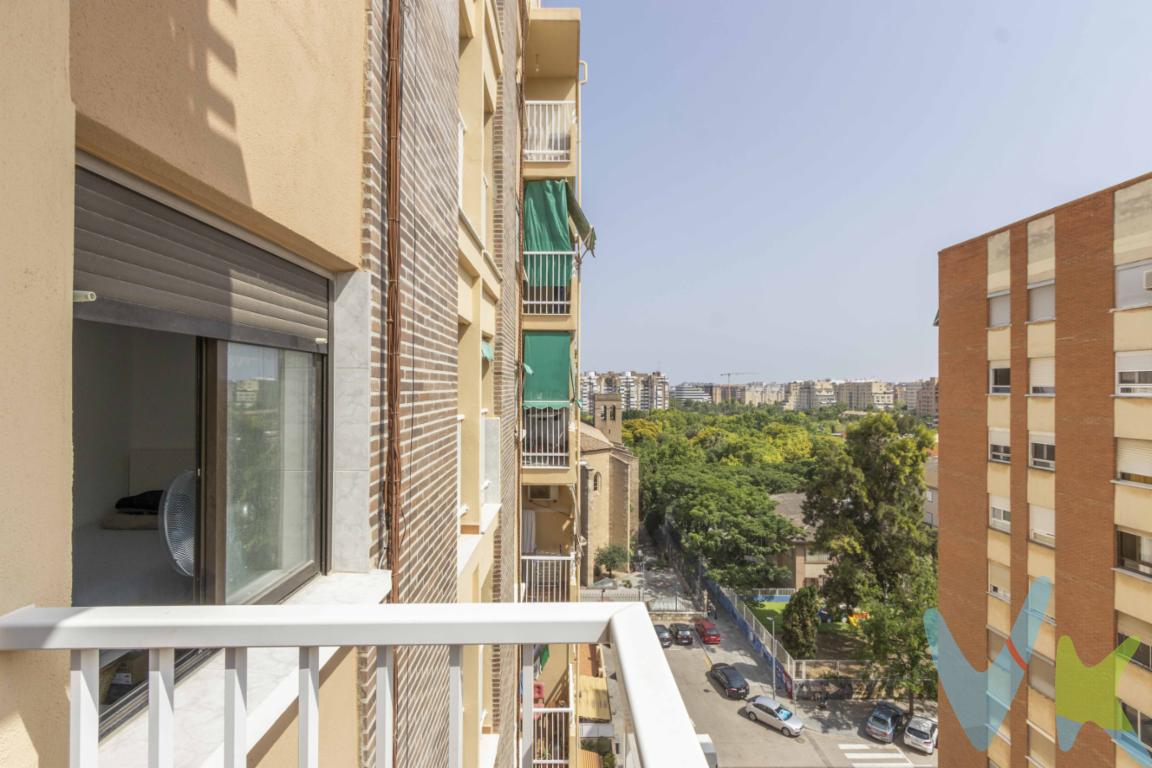  Piso luminoso con balcón y garaje en concesión en Rascanya  Els Orriols, ValenciaUbicación ideal y vistas despejadasPresentamos esta excelente oportunidad de adquirir un piso en la zona de Rascanya  Els Orriols. Ubicado en la octava planta de un edificio de 1973 con ascensor, este inmueble destaca por su excelente orientación, altura y vistas despejadas, ofreciendo un entorno tranquilo y luminoso.Distribución funcional y estancias ampliasLa vivienda cuenta con 84 m² construidos (77 m² útiles) perfectamente distribuidos en tres dormitorios , todos con buena entrada de luz natural, ideales para una familia, una pareja o incluso para quienes necesiten espacio adicional para teletrabajar. El salón-comedor conecta directamente con un acogedor balcón, perfecto para relajarse al aire libre o disfrutar del clima mediterráneo.Los suelos de terrazo y los acabados originales conservan el carácter de la vivienda, ofreciendo la posibilidad de conservar ese toque vintage o adaptarlo mediante una reforma a gusto del comprador.Comodidades y mejoras destacadasUno de los aspectos más atractivos de este piso es la tranquilidad que ofrece a pesar de su localización, gracias al doble acristalamiento de las ventanas, que aísla del ruido exterior. El edificio dispone de ascensor, lo cual facilita el acceso y mejora la comodidad en el día a día, especialmente al tratarse de una octava planta.Además, la propiedad incluye una plaza de garaje en concesión con una duración de 30 años, un valor añadido fundamental en una zona con alta demanda de aparcamiento y que aporta comodidad y seguridad para el vehículo.Entorno consolidado y excelentes comunicacionesLa ubicación es otro de los puntos fuertes del inmueble. A escasos metros se encuentran paradas de autobús y tranvia , lo que facilita el desplazamiento hacia cualquier parte de Valencia. El barrio dispone de una amplia oferta de servicios: comercios, centros educativos, supermercados, zonas deportivas y parques, lo que hace que esta vivienda cubra todas las necesidades del día a día sin necesidad de desplazamientos largos.Potencial de inversión y personalizaciónEsta propiedad representa una excelente oportunidad tanto para residir como para invertir, dada su distribución versátil. Es ideal para quienes buscan una vivienda lista para entrar a vivir, pero con un enorme potencial de reforma para adaptarla a un estilo más actual y personalizado.No deje pasar esta oportunidad única de vivir en una zona bien comunicada, con todos los servicios al alcance y con la tranquilidad que proporciona un piso alto y luminoso. Contacte con nosotros para concertar una visita y descubra de primera mano todo lo que esta vivienda puede ofrecerle. ¡Llámenos hoy mismo! 