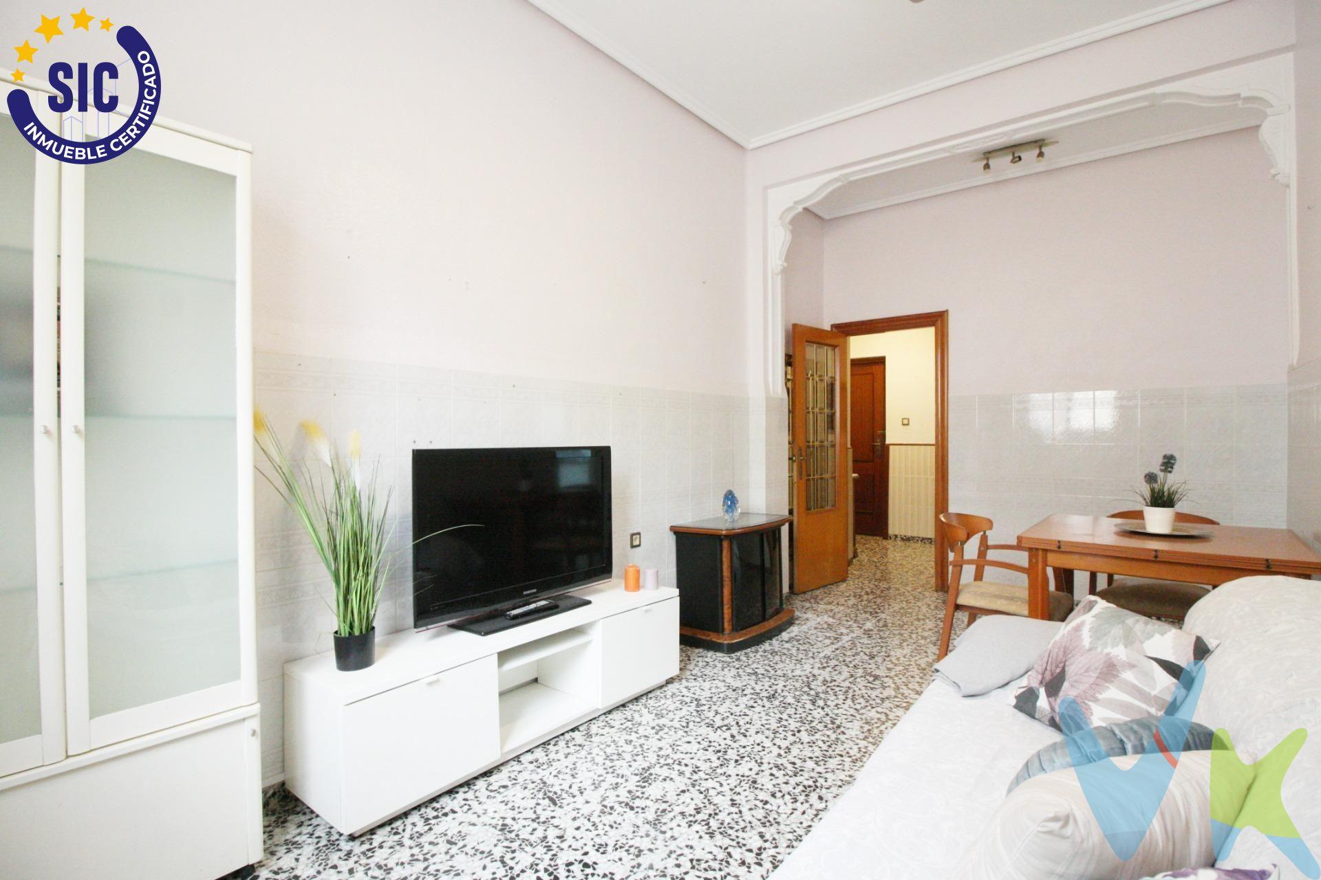 Te presentamos esta acogedora vivienda en planta baja, situada en la zona de Blasco Ibáñez, una ubicación cómoda y consolidada, rodeada de todos los servicios necesarios para disfrutar del día a día. La vivienda se encuentra en buen estado de conservación y ofrece una distribución práctica y funcional. Dispone de dos habitaciones, un baño completo y una amplia cocina, uno de los espacios más destacados de la casa, que además cuenta con una zona de trastero que aporta ese almacenamiento extra siempre tan necesario. Su condición de planta baja la convierte en una opción especialmente cómoda y accesible, ideal tanto para quienes buscan su próximo hogar como para aquellos que desean realizar una inversión en una zona con buena demanda. Una vivienda con posibilidades, cómoda y lista para empezar una nueva etapa. Ven a conocerla y descubre todo lo que puede ofrecerte. ¡Puede ser el hogar que estabas buscando!. INFORMACIÓN LEGAL AL CONSUMIDOR:. El precio indicado no incluye impuestos ni gastos derivados de la compraventa. Gastos a cargo del comprador:. • Impuesto de Transmisiones Patrimoniales (ITP): En segundas transmisiones, el tipo general vigente en la Comunitat Valenciana es del 10% sobre la base imponible, que será el mayor valor entre el precio de compraventa, el valor declarado o el valor de referencia catastral, pudiendo aplicarse tipos reducidos según las circunstancias del comprador. • Honorarios de intermediación inmobiliaria: 4% del precio final de venta con un mínimo de 4000€ + IVA (21%), a cargo del comprador. No incluidos en el precio de venta. • Notaría y Registro de la Propiedad: Los aranceles son oficiales y variables en función del precio y características de la operación. A título orientativo, entre 600 € y 1.000 €. Los gastos se distribuirán conforme a la normativa vigente, salvo pacto en contrario. Las condiciones pueden variar en función de las circunstancias personales y del régimen fiscal aplicable. Otros gastos:. • Gastos de financiación: Tasación, comisiones y condiciones bancarias según la entidad elegida por el comprador. • Gestoría: Servicio opcional, con costes variables en función del proveedor. • Podrán existir otros gastos inherentes a la formalización de la compraventa que correspondan al comprador según normativa vigente. El vendedor asumirá los gastos que legalmente le correspondan, salvo pacto en contrario. El inmueble no se encuentra sujeto, a fecha de publicación, a limitaciones de precio derivadas de normativa de zonas de mercado residencial tensionado. Se facilitará al cliente información detallada y personalizada de todos los costes asociados a la operación, así como la documentación relativa al inmueble, disponible en la sede física de la agencia - Av. Blasco Ibáñez 5 Bajo, 46970, Alaquàs (Valencia) y/o en el medio electrónico habilitado – www.inmueblesvalencianos.net. La agencia actúa exclusivamente como intermediaria en la operación. Cualquier compraventa queda sujeta a la aceptación expresa del vendedor y a la formalización del correspondiente contrato. El presente anuncio tiene carácter meramente informativo y no contractual, pudiendo estar sujeto a errores, cambios o actualizaciones.  . La venta de esta vivienda se gestiona mediante contrato de EXCLUSIVA COMPARTIDA por lo que se trabaja con cerca de 400 Inmobiliarias. . 