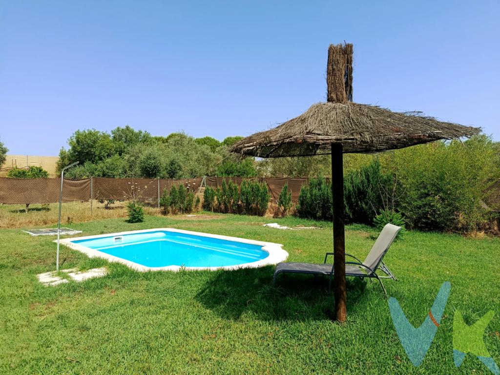 Una propiedad en pro-indiviso. Un producto distinto pero normal en el sector rústico. Perfecto para invertir puesto que ya tiene rentabilidad como alquiler vacacional. Se vende por cambio de ciudad. Aclaratoria: Se puede escriturar sin ningún problema ya que está en proceso de AFO, sin embargo el registro de la Propiedad de Almonte de momento ha dicho que no asume este tipo de productos, por lo cual no puede hipotecarse. La propiedad es Ideal como casa de Recreo, inversión para Alojamiento Turístico Rural o para vivir. Esta joya cuenta con:. 2 habitaciones acogedoras. 2 baños. Potencial extra: Trastero convertible en pequeño apartamento. Amplio salón comedor con cocina americana abierta. Piscina privada rodeada de césped verde natural. Tendrás una escritura de obra nueva de la casa a tu nombre + terreno en régimen de proindiviso. La vivienda se puede escriturar como obra nueva al momento de la firma, ofreciendo garantías hipotecarias claras. El terreno, en cambio, está en régimen de proindiviso, un modelo legal que te explicamos brevemente:. Cada copropietario posee una cuota abstracta del terreno, no una parte física . Puedes usar, disfrutar y vender tu parte en cualquier momento . No necesitas hipoteca, ya que las cuotas individuales se pueden gestionar con capital propio y escrituras registradas. ¿Por qué invertir aquí?. Ideal para quien busca:. Inversión segura y sin necesidad de hipoteca. Flexibilidad legal: convertir el trastero/apartamento cuando quieras. Compartir gastos de terreno en comunidad sin perder independencia. Asegurar patrimonio sin complicaciones: tu cuota es tuya, tú decides. Además, el proindiviso es transparente y regulado por el Código Civil (Art. 392 y sig.) . Si en un futuro quisieras disolver la copropiedad, puedes negociar, ordenar judicialmente o incluso vender tu participación, con derecho de retracto a favor de los demás copropietarios .  ¿Inseguro por el proindiviso? Para nada:. Es totalmente legal: cada parte está inscribible y protegida. No necesitas un plano ni segregación: la escritura refleja tu porcentaje. Más asequible sin hipoteca: paga sólo tu parte, sin cargas bancarias compartidas. Tienes control y valor: puedes crecer, convertir e incluso vender tu parte cuando te convenga. ¡Invierte con libertad!.  Oportunidad única para inversores inteligentes. Escríbeme y te preparo toda la información legal y financiera. Haz que esta casa sea tuya… aunque sea por una parte, ¡y vive como siempre soñaste!. ¿Es español o extranjero y necesita financiación para poder comprarla? Le ayudamos a conseguirla con las mejores condiciones del mercado. ¿Busca una casa de campo pero su estilo es otro? Contacte con nosotros, seguro que tenemos la casa de tus sueños en Huelva, Sevilla, Cádiz y el resto de Andalucía. Tenemos más de 20 años ayudando a personas a comprar o vender sus propiedades. Informamos a nuestros clientes que el precio de venta no incluye lo siguiente: Honorarios de la agencia inmobiliaria, impuestos (el Impuesto de Transmisiones Patrimoniales, IVA o AJD, en su caso), otros gastos de la compraventa (gastos de registro de la Propiedad, Notaría, gestión ni de posible financiación). Documento DIA a disposición del consumidor según Decreto 218/2005 Junta de Andalucía. IMG. 