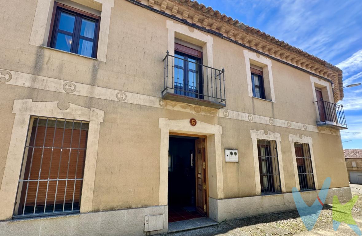En el pueblo de San Miguel del Valle, en Zamora, se vende esta magnífica casona tradicional. La vivienda tiene 300m2 distribuidos en dos plantas. Dispone de cinco dormitorios de buen tamaño, ideales para familias numerosas o para recibir invitados, además de una cocina funcional y un baño. Destacan su amplío salón, perfecto para reuniones y momentos con una acogedora chimenea que aporta calidez. En su interior, llaman especialmente la atención sus bonitas vigas de madera vistas. La propiedad  tiene una parcela de 617 m2, con un bonito jardín para disfrutar al aire libre, así como caballerizas especialmente atractivo para amantes de la naturaleza o proyectos ecuestres. La casona cuenta con una bodega subterránea, perfecta para conservar vinos o como espacio con encanto.Gastos e impuestos no incluidos en el precio. A título orientativo, en segundas transmisiones, el comprador abonará el Impuesto sobre Transmisiones Patrimoniales (ITP). Para consultar los porcentajes del ITP en Asturias puede hacerlo a través de la web oficial de servicios tributarios del Principado de Asturias https://sede.tributasenasturias.es/sites/sede/default/es_ES/Que-quieres-hacer/Transmisiones-Patrimoniales-y-AJD. La base imponible será el mayor valor entre precio de compraventa, tasación o valor de referencia catastral. Gastos de notaría y registro aranceles variables según precio, número de copias y complejidad). El comprador escoge libremente notario. El vendedor asume, por ley, los gastos que le correspondan, salvo pacto en contrario. Si se precisa hipoteca: Tasación, condiciones y costes bancarios según entidad elegida por el comprador; así como los gastos de gestoría y cualesquiera otros inherentes a la formalización de la compraventa. De acuerdo con la ley, no se incluyen en el precio otros gastos o tributos que legalmente correspondan al comprador.Honorarios de intermediación inmobiliaria a cargo del vendedor y honorarios de mediación inmobiliaria del 2% más I.V.A. a cargo del comprador, con un mínimo de 5.000 más I.V.A. El consumidor tiene derecho, conforme a la normativa vigente, a disponer de información y documentación adicional relativa al inmueble y condiciones de la compraventa, accesible en la sede física de la agencia en la calle Corín Tellado 1 bajo de Gijón o a través del correo electrónico info@tufincagestion.com. La agencia actúa exclusivamente como intermediaria en la operación. Cualquier compraventa y sus condiciones quedan sujetas en todo caso a la aceptación expresa del vendedor del inmueble y a la posterior formalización del correspondiente contrato. El presente anuncio tiene carácter meramente informativo; la información suministrada se corresponde con la disponible a la fecha de publicación, pudiendo variar en función de las circunstancias o actualizaciones legales, contractuales y fiscales.