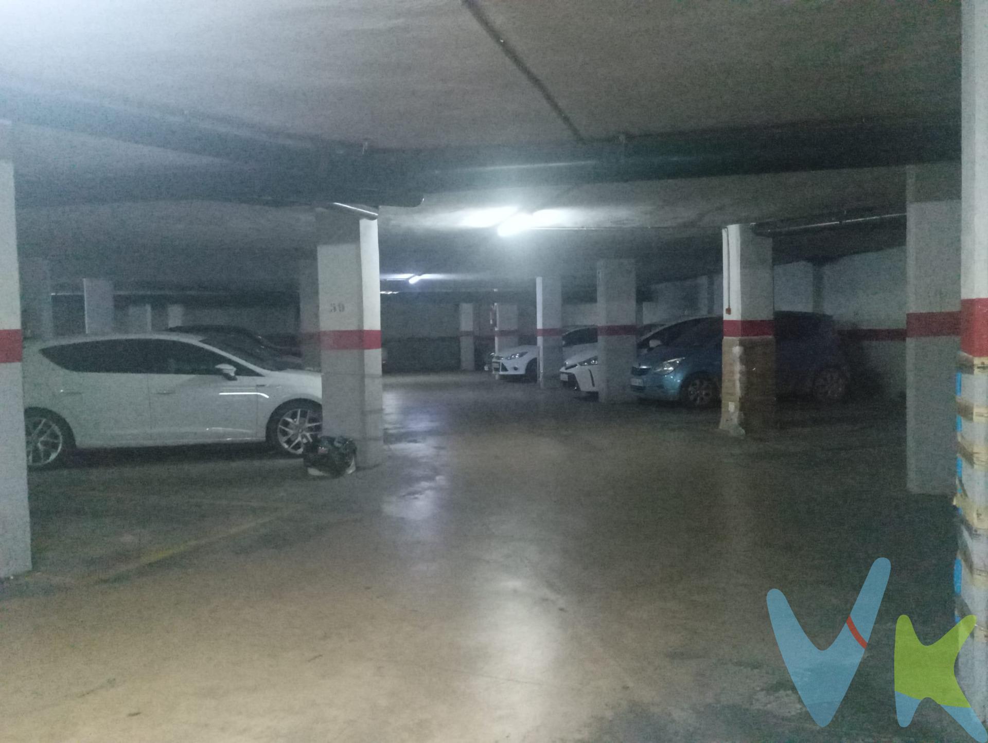 Oportunidad de inversión o uso propio!. Se vende plaza de garaje de 19,80 m² en zona Avda. Constitución. Su gran tamaño la hace ideal para coches grandes o para coche + moto, algo poco habitual en la zona. La entrada es muy amplia y en línea recta, lo que permite aparcar sin maniobras complicadas. Una plaza cómoda, segura y práctica, perfecta para quien valora el espacio. Excelente oportunidad tanto para uso personal como para inversión rentable, ya que las plazas amplias y fáciles de aparcar son muy demandadas.