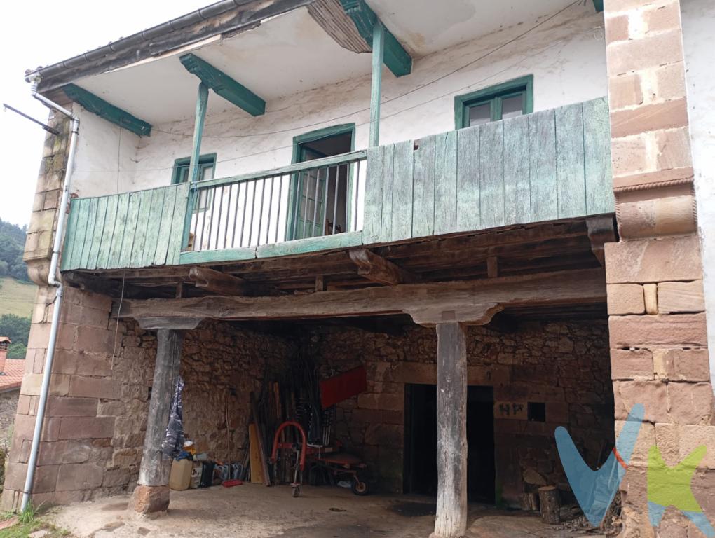 ¡Mucho espacio y jardín de unos 200 m²! Casa independiente para reformar a tu gusto en Yermo (Cartes)Si buscas un proyecto con metros de verdad y la libertad de hacerte la casa 100% a tu medida, esta propiedad te va a encantar.Se trata de una casa de piedra con fachada de sillería, de tres alturas, con cuadra y pajar, independiente y muy espaciosa situada en Yermo (Ayuntamiento de Cartes). Construída sobre una parcela de 450m2. Al no tener vecinos pegados a las paredes ni las limitaciones de un piso, tienes la oportunidad perfecta para tirar tabiques, jugar con los espacios y diseñar la distribución que mejor se adapte a ti y a tu familia. Lo que la hace especial:Independiente y amplia: Olvídate de los espacios reducidos. Aquí hay metros para dar los ambientes que quieras.Reforma integral: Sí, hay que hacerla entera, pero es justo lo que te permite estrenar casa sin tener que conformarte con reformas a medias por no tener suficiente espacio o querer aprovechar cosas hechas.Tu propio jardín: Cuenta con una parcela privada de unos 200 m², genial para poner tu zona de barbacoa, un huerto, espacio para las mascotas o simplemente un buen porche donde disfrutar del aire libre.Ubicación de diez: Estás en la tranquilidad de Yermo, pero a un paso de Cartes para hacer la compra diaria o llevar a los peques al cole. Y si necesitas algo más grande, Torrelavega está al lado, así que lo tienes todo súper a mano.Si tienes ganas de emprender un proyecto con muchísimo potencial en una zona tranquila y muy bien comunicada, ¡llámanos y ven a verla sin compromiso!Gastos e Impuestos no incluidos en el precio. Compra sujeta a ITP. El comprador se hará cargo de los costes de la escritura e inscripción en el Registro de la Propiedad.Más información sobre transparencia, impuestos, gastos y condiciones de compraventa en nuestra web www.activanorte.com 