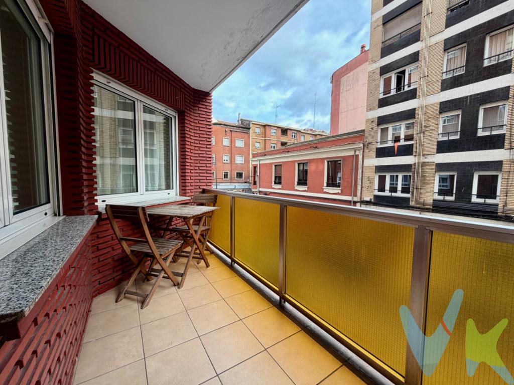 Iniciamos venta de vivienda, en la zona de cuatro caminos .Edificio con ascensor, rodeado de todos los servicios posibles.La vivienda se distribuye en dos dormitorios, salón comedor, cocina, baño y terraza a la calle.Los suelos de la vivienda son de tarima flotante y gres, el agua caliente y la calefacción eléctrica  y las ventanas son de aluminio lacado en blanco.La vivienda se vende amueblada.Si buscas vivir en una zona con todas las comodidades ( paradas de autobus, colegios, supermercados, cine, playa...) esta vivienda es para ti, no dudes en llamarnos y concertar una visita.