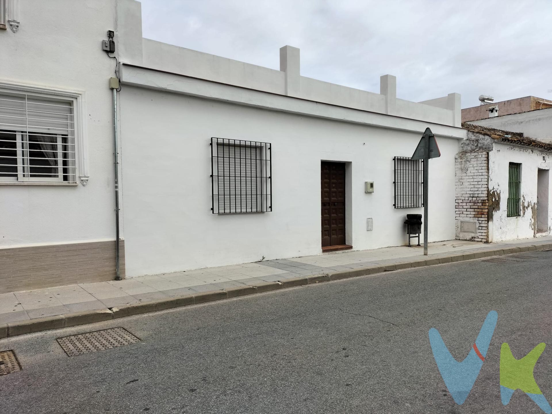 Gran casa en Castilleja de Guzmán en situación de reforma. Situada sobre una parcela de 224m2, la casa  dispone de 91m2 construidos distribuidos en una sola planta más azotea. La vivienda cuenta con salón de paso,  3 dormitorios y un baño, el resto del espacio está destinado a patio. Las ventanas son de aluminio laco en blanco con rejas y el suelo de gres. Solería nueva en azotea . Exterior y luminosa, vivienda con muchas posibilidades. Muy bien situada, junto Parque Los Olivos, Biblioteca y Colegio "Argantonio" y otros servicios como farmacia, supermercado.. . Solicite más información sin compromiso!!. Informamos a nuestros clientes compradores que el precio de venta no incluye lo siguiente: Honorarios de la agencia inmobiliaria, Impuestos (I.T.P., I.V.A. o A.J.D., en su caso) ni otros gastos de la compraventa (gastos de Registro de la Propiedad, Notaría, Gestoría ni de posible Financiación). Documento D.I.A. a disposición del consumidor según Decreto 218/2005 Junta de Andalucía. . 