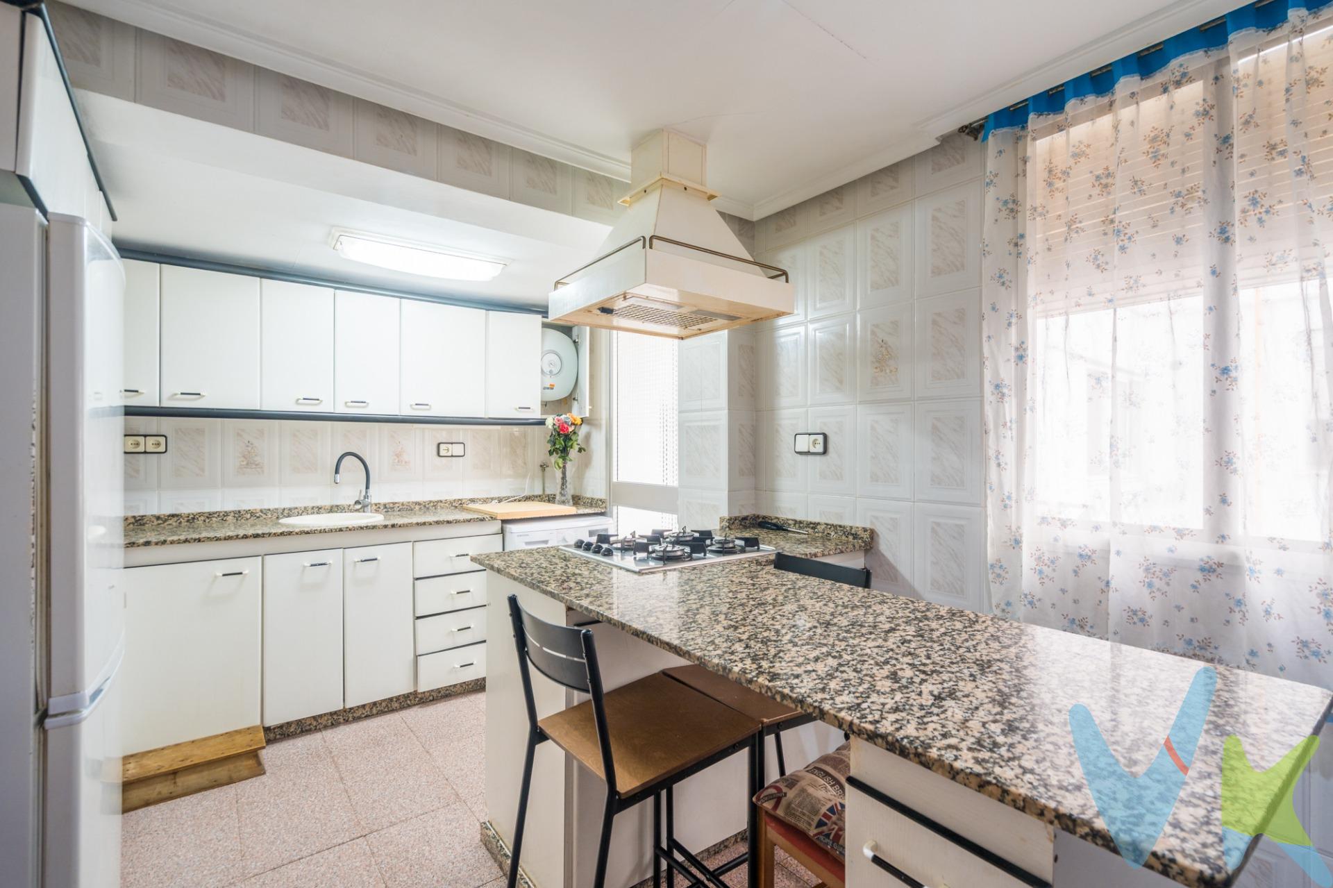 Si buscas una vivienda lista para entrar a vivir, luminosa y en una zona tranquila con todos los servicios, esta puede ser tu próxima casa. La vivienda, con orientación este-oeste, disfruta de una excelente luz natural durante todo el día. Su mayor protagonista es el salón, desde donde podrás disfrutar de unas espectaculares vistas despejadas a la huerta de Alboraia, un privilegio difícil de encontrar. Dispone de 2 dormitorios dobles, un baño con plato de ducha y una amplia cocina con isla, perfecta para el día a día y para compartir momentos en familia. Además, cuenta con una práctica galería con armario empotrado. Se trata de una segunda planta sin ascensor, situada en una zona muy bien comunicada, junto a Alboraia y Tavernes Blanques, con parada de EMT en la puerta y metro y tranvía a pocos minutos, además de todos los servicios necesarios muy cerca.