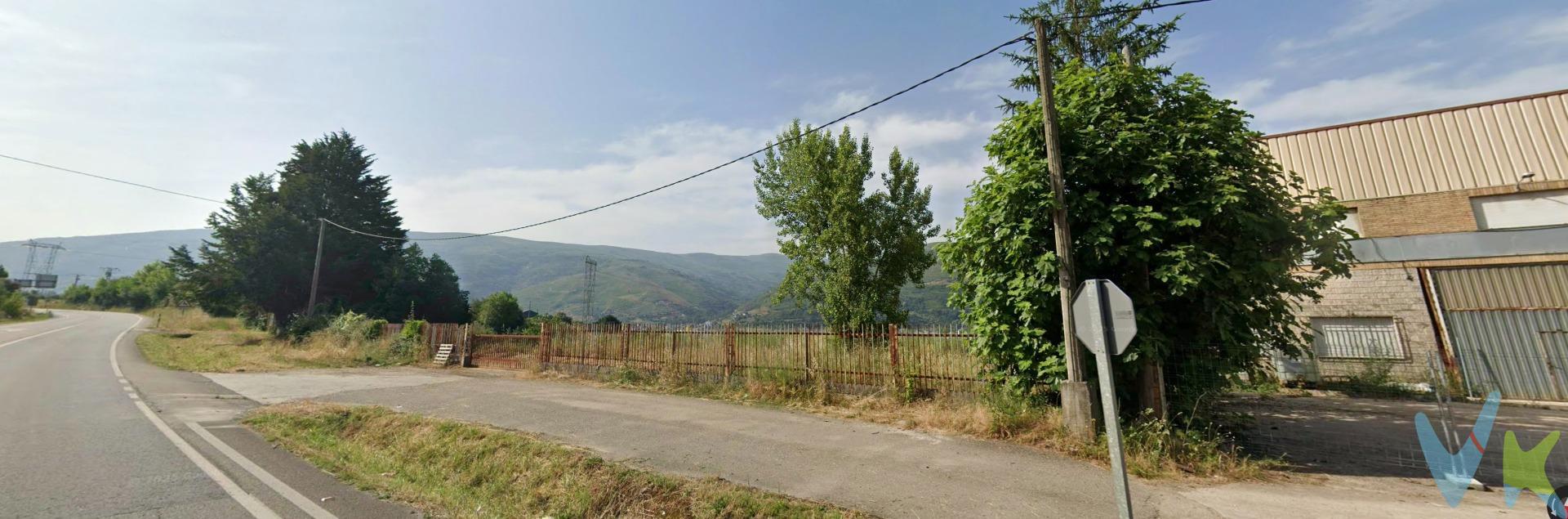 Se presenta a la venta un amplio terreno industrial en O Barco de Valdeorras, ideal para desarrollar proyectos empresariales o ampliaciones industriales. Este espacio cuenta con una superficie total de parcela de 4,800 m² y se encuentra ubicado en las afueras de la ciudad, ofreciendo fácil acceso a vías principales que conectan con otras localidades. . La propiedad no dispone actualmente de construcción ni instalaciones; sin embargo, su ubicación estratégica brinda grandes posibilidades para futuros desarrollos según las normativas locales vigentes.  Esta oferta representa una oportunidad única para inversores interesados en el sector industrial buscando potenciar sus actividades o establecer nuevos negocios en esta región prometedora.